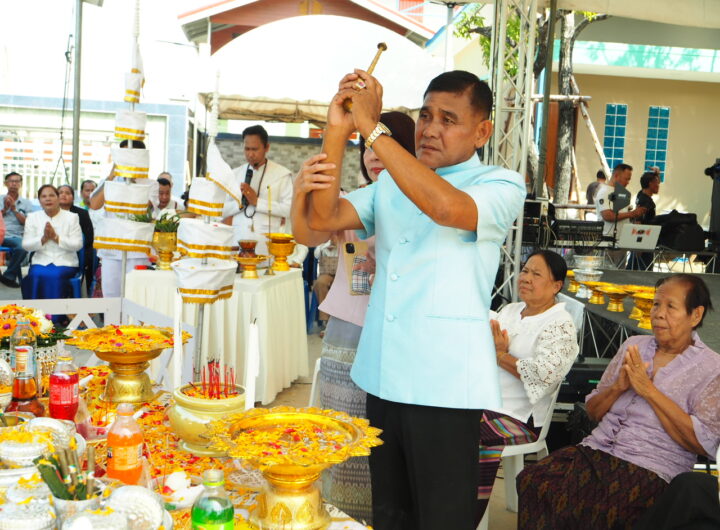 สุนทร ปานแสงทอง อดีตรมช.กระทรวงเกษตรและสหกรณ์ทำบุญบ้าน/วัฒนา อัศวเหม โฟนอิน ร่วมอวยพร เมื่อเวลา 09.39 น.วันที่ 30 พฤษภาคม 2567 ที่บ้านปานแสงทอง เลขที่ 91/1หมู่ 9 ต.บางปลา อ.บางพลี จ.สมุทรปราการ โดย นายสุนทร ปานแสงทอง อดีตรัฐมนตรีช่วยว่าการกระทรวงเกษตร และสหกรณ์ ได้จัดพิธีทำบุญขึ้นบ้านใหม่ เพื่อความเป็นสิริมงคลแก่ตนเองและครอบครัว โดยภายในงานได้จัดให้มีพิธี บวงสรวงสิ่งศักดิ์สิทธิ์ ไหว้ศาลพระภูมิและศาลเจ้าที่ จากนั้นเป็นพิธีทางสงฆ์โดยพระครูอมร วชิรธรรม (เจ้าคณะตำบลบางพลี เจ้าอาวาสวัดบางโฉลงนอก) และพระภิกษุสงฆ์ จากวัดบางโฉลงนอก จำนวน 9 รูป สวดเจริญพระพุทธมนต์ จากนั้นพระครูอมร วชิรธรรม (เจ้าคณะตำบลบางพลี เจ้าอาวาสวัดบางโฉลงนอก)ได้ เจิมประตูบ้าน ประตูห้องนอน เพื่อความเป็นสิริมงคล และประพรมน้ำพระพุทธมนต์ โดยบรรยากาศภายในงาน มีนายอัครวัฒน์ อัศวเหม นายฐาปกรณ์ กุลเจริญ อดีตสมาชิกสภาผู้แทนราษฎรจังหวัดสมุทรปราการ พร้อมด้วย หัวหน้าส่วนราชการ หน่วยงานองค์กรปกครองส่วนทางถิ่น ในเขตพื้นที่จังหวัดสมุทรปราการ สมาชิกสภา อบจ.สมุทรปราการ นำโดย สจ.สมควร ชูไสว ประธานสภา อบจ.สมุทรปราการ กำนัน ผู้ใหญ่บ้าน และแขกผู้มีเกียรติ เดินทางมาร่วมแสดงความยินดี กันจำนวนมาก ขณะเดียวกัน นายวัฒนา อัศวเหม อดีตรัฐมนตรีประจำสำนักนายกรัฐมนตรี อดีตรัฐมนตรีช่วยว่าการกระทรวงอุตสาหกรรม อดีตรัฐมนตรีช่วยว่าการกระทรวงมหาดไทย อดีตหัวหน้าพรรคราษฎร และอดีตสมาชิกสภาผู้แทนราษฎรจังหวัดสมุทรปราการ 10 สมัย ได้โฟนอิน แสดงความยินดีกับนายสุนทร ปานแสงทอง อดีตรัฐมนตรีช่วยว่าการกระทรวงเกษตร และสหกรณ์ เนื่องในโอกาสทำบุญขึ้นบ้านใหม่ และยังบอกอีกว่า อีก2เดือนข้างหน้าจะกลับมาเยี่ยมเยียนพี่น้องชาวสมุทรปราการ รวมทั้งจะร่วมสนับสนุน นายสุนทร ปานแสงทอง ในการลงสมัครนายกองค์การบริหารส่วนจังหวัดสมุทรปราการ ที่จะหมดวาระในเดือนธันวาคม 2567นี้ทำให้ประชาชนที่เข้าร่วมงานปรบมือกันเกรียวร่วมเป็นกำลังใจ