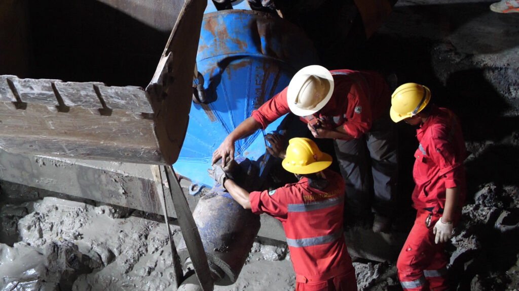 การไฟฟ้านครหลวง เผยแผนโครงการสายไฟฟ้าใต้ดิน จ.สมุทรปราการ MEA หรือการไฟฟ้านครหลวง เปิดเผยแผนตำเนินโครงการเปลี่ยนระบบสายไฟฟ้าอากาศเป็นสายไฟฟ้าใต้ดินในพื้นที่ จ.สมุทรปราการ จำนวน 5 เส้นทาง รวมระยะทางกว่า 42 กิโลเมตร ได้แก่ 1.ตามแนวรถไฟฟ้าสายสีเหลือง (ถนนเทพารักษ์) ระยะทาง 6.6 กิโลเมตร กำหนดแล้วเสร็จภายใน ปี 2567 2.ตามแนวรถไฟฟ้าสายสีเขียวถนนสุขุมวิท (ซอยสุขุมวิท 107 - ชอยเทศบาลบางปู 55) ระยะทาง 12.5กิโลเมตร กำหนดแล้วเสร็จภายใน ปี 2569 3.ถนนสุขุมวิท (ซอยเทศบาลบางปู 55- ซอยเทศบาลบางปู 77) ระยะทาง 6.6 กิโลเมตร กำหนดแล้วเสร็จภายใน ปี 2570 4.ตามแนวรถไฟฟ้าสายสีเหลือง (ถนนครีนครินทร์) ระยะทาง 7.7 กิโลเมตร กำหนตแล้วเสร็จภายใน ปี 2572 5.ตามแนวรถไฟฟ้าสายส่ม่วงใต้ (ช่วงดาวคะนอง - ครุใน) ระยะทาง 9 กิโลมตร มีกำหนดแล้วเสร็จในปี 2571 (เสร็จเฉพาะขั้นตอนการก่อสร้างบ่อพัก โดยจะมีขั้นตอนขออนุมัติดำเนินการด้านการวางระบบไฟฟ้าในลำตับ ต่อไป) ในด้านแผนภาพรวมของ MEA ในปัจจุบัน MEA ได้ดำเนินการเปลี่ยนระบบสายไฟฟ้าอากาศเป็นสายไฟฟ้าใต้ดินสำเร็จไปแล้ว 73.4 กิโลเมตร และโครงการที่อยู่ะหว่างดำเนินการ รวมระยะทาง 240.1 กิโลเมตร โดย ทั้งหมดนี้ มีเป้าหมายที่จะเปลี่ยนระบบและรื้อถอนเสาสายตามเส้นทางที่ได้รับอนุมัติรวมทั้งหมด 313.5กิโลเมตรภายในปี 2572 ตามที่ MEA ได้มุ่งเน้นการเพิ่มประสิทธิภาพพลังงานเพื่อวิถีชีวิตเมืองมหานคร เดินหน้าขับเคลื่อนนโยบายกระทรวงมหาดไทย และรัฐบาล เร่งดำเนินโครงการเปลี่ยนระบบสายไฟฟ้าอากาศเป็นสายไฟฟ้าใต้ดินมาอย่าง ต่อเนื่อง การดำเนินงานครั้งนี้จะช่วยพัฒนาเสถียรภาพ และความเชื่อถือได้ของระบบไฟฟ้าให้มีความมั่นคงและเป็นการเตรียมพร้อมรองรับความต้องการการใช้ไฟฟ้าของภาคธุรกิจและหน่วยงานเอกชนในพื้นที่ใน อนาคต รวมถึงช่วยเสริมสร้างทัศนียภาพของกรุงเทพมหานคร นนทบุรี และสมุทรปราการ ให้มีความสวยงามตลอดจนช่วยเพิ่มความปลอดภัยให้กับประชาชนในพื้นที่ สำหรับการก่อสร้างของโครงการดังกล่าว MEA ยังได้ให้ความสำคัญกับการประชุมชี้แจงประชาชนในพื้นที่พร้อมทั้งการลงพื้นที่ทำความเข้าไจ รับฟังความคิดเห็น พร้อมให้ข้อมูลสำคัญของโครงการ เพื่อนำมาพิจารณาปรับปรุงแผนงานให้มีความเหมาะสม และส่งผลกระทบต่อประชาชนให้น้อยที่สุดในทุกขั้นตอนการก่อสร้าง ซึ่งประกอบด้วยงานก่อสร้างบ่อพักและท่อร้อยสายไฟฟ้าใต้ดิน งานก่อสร้างฐานอุปกรณ์และติดตั้งอุปกรณ์ไฟฟ้างานลากสายไฟฟ้าใต้ติน และการเปลี่ยนระบบการจ่ายไฟจากสายอากาศเป็นสายไฟฟ้าใต้ดิน โดยทั้งหมดนี้MEA จะดำเนินการก่อสร้างตั้งแต่เวลา 22.00 น. ถึง 05.00 น. ของทุกวันเพื่อหลีกเสี่ยงการส่งผลกระทบต่อการจราจร