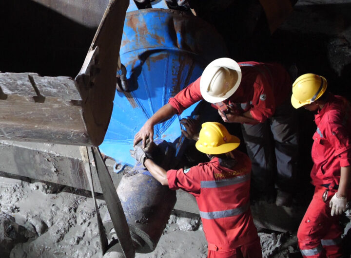 การไฟฟ้านครหลวง เผยแผนโครงการสายไฟฟ้าใต้ดิน จ.สมุทรปราการ MEA หรือการไฟฟ้านครหลวง เปิดเผยแผนตำเนินโครงการเปลี่ยนระบบสายไฟฟ้าอากาศเป็นสายไฟฟ้าใต้ดินในพื้นที่ จ.สมุทรปราการ จำนวน 5 เส้นทาง รวมระยะทางกว่า 42 กิโลเมตร ได้แก่ 1.ตามแนวรถไฟฟ้าสายสีเหลือง (ถนนเทพารักษ์) ระยะทาง 6.6 กิโลเมตร กำหนดแล้วเสร็จภายใน ปี 2567 2.ตามแนวรถไฟฟ้าสายสีเขียวถนนสุขุมวิท (ซอยสุขุมวิท 107 - ชอยเทศบาลบางปู 55) ระยะทาง 12.5กิโลเมตร กำหนดแล้วเสร็จภายใน ปี 2569 3.ถนนสุขุมวิท (ซอยเทศบาลบางปู 55- ซอยเทศบาลบางปู 77) ระยะทาง 6.6 กิโลเมตร กำหนดแล้วเสร็จภายใน ปี 2570 4.ตามแนวรถไฟฟ้าสายสีเหลือง (ถนนครีนครินทร์) ระยะทาง 7.7 กิโลเมตร กำหนตแล้วเสร็จภายใน ปี 2572 5.ตามแนวรถไฟฟ้าสายส่ม่วงใต้ (ช่วงดาวคะนอง - ครุใน) ระยะทาง 9 กิโลมตร มีกำหนดแล้วเสร็จในปี 2571 (เสร็จเฉพาะขั้นตอนการก่อสร้างบ่อพัก โดยจะมีขั้นตอนขออนุมัติดำเนินการด้านการวางระบบไฟฟ้าในลำตับ ต่อไป) ในด้านแผนภาพรวมของ MEA ในปัจจุบัน MEA ได้ดำเนินการเปลี่ยนระบบสายไฟฟ้าอากาศเป็นสายไฟฟ้าใต้ดินสำเร็จไปแล้ว 73.4 กิโลเมตร และโครงการที่อยู่ะหว่างดำเนินการ รวมระยะทาง 240.1 กิโลเมตร โดย ทั้งหมดนี้ มีเป้าหมายที่จะเปลี่ยนระบบและรื้อถอนเสาสายตามเส้นทางที่ได้รับอนุมัติรวมทั้งหมด 313.5กิโลเมตรภายในปี 2572 ตามที่ MEA ได้มุ่งเน้นการเพิ่มประสิทธิภาพพลังงานเพื่อวิถีชีวิตเมืองมหานคร เดินหน้าขับเคลื่อนนโยบายกระทรวงมหาดไทย และรัฐบาล เร่งดำเนินโครงการเปลี่ยนระบบสายไฟฟ้าอากาศเป็นสายไฟฟ้าใต้ดินมาอย่าง ต่อเนื่อง การดำเนินงานครั้งนี้จะช่วยพัฒนาเสถียรภาพ และความเชื่อถือได้ของระบบไฟฟ้าให้มีความมั่นคงและเป็นการเตรียมพร้อมรองรับความต้องการการใช้ไฟฟ้าของภาคธุรกิจและหน่วยงานเอกชนในพื้นที่ใน อนาคต รวมถึงช่วยเสริมสร้างทัศนียภาพของกรุงเทพมหานคร นนทบุรี และสมุทรปราการ ให้มีความสวยงามตลอดจนช่วยเพิ่มความปลอดภัยให้กับประชาชนในพื้นที่ สำหรับการก่อสร้างของโครงการดังกล่าว MEA ยังได้ให้ความสำคัญกับการประชุมชี้แจงประชาชนในพื้นที่พร้อมทั้งการลงพื้นที่ทำความเข้าไจ รับฟังความคิดเห็น พร้อมให้ข้อมูลสำคัญของโครงการ เพื่อนำมาพิจารณาปรับปรุงแผนงานให้มีความเหมาะสม และส่งผลกระทบต่อประชาชนให้น้อยที่สุดในทุกขั้นตอนการก่อสร้าง ซึ่งประกอบด้วยงานก่อสร้างบ่อพักและท่อร้อยสายไฟฟ้าใต้ดิน งานก่อสร้างฐานอุปกรณ์และติดตั้งอุปกรณ์ไฟฟ้างานลากสายไฟฟ้าใต้ติน และการเปลี่ยนระบบการจ่ายไฟจากสายอากาศเป็นสายไฟฟ้าใต้ดิน โดยทั้งหมดนี้MEA จะดำเนินการก่อสร้างตั้งแต่เวลา 22.00 น. ถึง 05.00 น. ของทุกวันเพื่อหลีกเสี่ยงการส่งผลกระทบต่อการจราจร