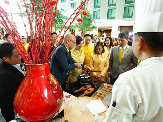 “มนพร” เปิดงาน OTOP Big Days เฉลิมพระเกียรติพระบาทสมเด็จพระเจ้าอยู่หัว เนื่องในโอกาสมหามงคลเฉลิมพระชนมพรรษา 6 รอบ 28 กรกฎาคม 2567 นางมนพร เจริญศรี รัฐมนตรีช่วยว่าการกระทรวงคมนาคม เป็นประธานพิธีเปิดงาน OTOP Big Days เฉลิมพระเกียรติพระบาทสมเด็จพระเจ้าอยู่หัว เนื่องในโอกาสมหามงคลเฉลิมพระชนมพรรษา 6 รอบ 28 กรกฎาคม 2567 พร้อมด้วย นายทวีศักดิ์ อนรรฆพันธ์ ที่ปรึกษารัฐมนตรีช่วยว่าการกระทรวงคมนาคม นายสรพันธ์ คุณากรวงศ์ ผู้ช่วยเลขานุการรัฐมนตรีว่าการกระทรวงคมนาคม นางสาวรัชนีพร ธิติทรัพย์ ผู้ตรวจราชการกระทรวงคมนาคม นางฉฎาณิศา ชำนาญเวช รองกรรมการผู้อำนวยการใหญ่ บริษัท ท่าอากาศยานไทย จำกัด (มหาชน) นายกิตติพงศ์ กิตติขจร ผู้อำนวยการท่าอากาศยานสุวรรณภูมิ เข้าร่วมงาน โดยมี นายเชิดพันธ์ โชติคุณ รองประธานกรรมการบริษัท โรงแรมท่าอากาศยานสุวรรณภูมิ จำกัด ให้การต้อนรับ ในวันที่ 15 กรกฎาคม 2567 ณ โรงแรมโนโวเทล สุวรรณภูมิ แอร์พอร์ต นางมนพร กล่าวว่า ตามที่รัฐบาลมีนโยบายผลักดัน Soft Power ของไทยให้เป็นที่รู้จักของนักท่องเที่ยวชาวไทยและชาวต่างชาติออกไปทั่วโลก กระทรวงคมนาคมพร้อมขับเคลื่อนนโยบายดังกล่าว โดยบริษัท โรงแรมท่าอากาศยานสุวรรณภูมิ จํากัด จัดงาน OTOP Big Days เฉลิมพระเกียรติพระบาทสมเด็จพระเจ้าอยู่หัว เนื่องในโอกาสมหามงคลเฉลิมพระชนมพรรษา 6 รอบ 28 กรกฎาคม 2567 เพื่อเฉลิมพระเกียรติและถวายความจงรักภักดีพระบาทสมเด็จพระเจ้าอยู่หัว ระหว่างวันที่ 15 - 17 กรกฎาคม 2567 ณ บริเวณโถงล๊อบบี้ โรงแรมโนโวเทล สุวรรณภูมิ ภายใต้แนวคิด " 72 ร้านค้า ภูมิปัญญาไทย มาไว้ใจกลางสุวรรณภูมิ" ซึ่งเป็นโรงแรมแห่งแรกที่จัดกิจกรรมนี้ มีความหลากหลายโดยผสมผสานอย่างลงตัว โดยเป็นการเปิดให้ผู้ประกอบการสินค้าผลิตภัณฑ์ OTOP มาจัดจำหน่ายสินค้าราคาพิเศษ และเป็นการเพิ่มช่องทางให้แก่ชุมชนท้องถิ่นในการส่งเสริมสินค้าที่มีคุณภาพ มุ่งหวังให้ผู้ผลิตมีรายได้เพิ่มขึ้นก่อให้เกิดการกระจายรายได้สู่ท้องถิ่น ส่งเสริมเศรษฐกิจชุมชนให้มีความเข้มแข็ง เพื่อให้ประชาชนมีคุณภาพชีวิตที่ดียิ่งขึ้น และเป็นสนับสนุนนโยบาย Soft Power ของรัฐบาลในการช่วยผลักดันเศรษฐกิจของประเทศ