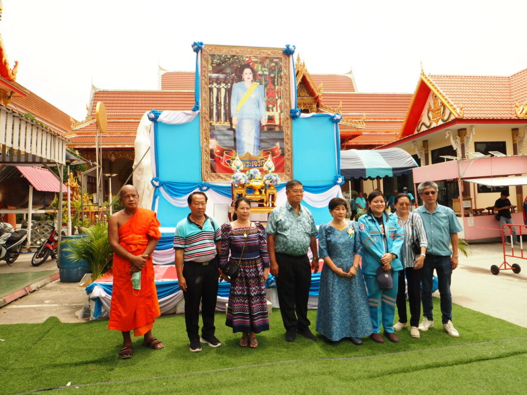เมื่อเวลา13.00น.วันที่ 12 สิงหาคม 2567 ที่วัดมหาวงษ์ ต.ปากน้ำ อ.เมือง จ.สมุทรปราการ พระครูปลัดจริยวัฒน์ (หลวงพี่ตุ๋ย) ผู้ช่วยเจ้าอาวาสวัดมหาวงษ์ ร่วมกับ ชมรมโฮปสะพานบุญแห่งความหวัง โดยนางสาวปิยนุช พาณิชย์พิศาล ประธานชมรมโฮปสะพานบุญ นายอัครนันท์ พร้อมด้วย นางธัญยธรณ์ พาณิชย์พิศาล ครอบครัวเศรษฐีผู้ใจบุญ ได้บริจาคเข้าสารอาหารแห้ง กว่า700 ชุด เนื่องในวันแม่แห่งชาติ เพื่อถวายเป็นพระราชกุศลแด่สมเด็จพระนางเจ้าสิริกิติ์ พระบรมราชินีนาถ พระบรมราชชนนีพันปีหลวง โดยนางธัญยธรณ์ พาณิชย์พิศาล เป็นประธานในพิธีเปิดกรวยถวายราชสักการะ เบื้องหน้าพระบรมฉายาลักษณ์ สมเด็จพระนางเจ้าสิริกิติ์ พระบรมราชินีนาถ พระบรมราชชนนีพันปีหลวง จากนั้นได้มีการมอบข้าวสารอาหารแห้ง แจกทานกว่า700ชุดและบริษัทบุญรอดบริวเวอรี่ จำกัดได้มอบน้ำดื่มตราสิงห์เพื่อสาธารณประโยชน์ให้อีกจำนวนหนึ่ง โดยมีประชาชนผู้ยากไร้ และคนพิการเข้ารับข้าวสารอาหารแห้งจำนวนมาก โดยนางสาวปิยนุช พาณิชย์พิศาล ประธานชมรมโฮปสะพานบุญฯกล่าวว่า ชมรมโฮปสะพานบุญแห่งความหวังและศรัทธาได้ตั้งขึ้นมาเพื่อช่วยเหลือผู้ยากไร้และผู้ป่วยติดเตียง หากใครมีผู้ป่วยติดเตียงหรือผู้ยากไร้ที่ลำบากมากๆก็ให้ติดต่อมาได้ที่เฟสบุ๊คชมรมโอปฯเราจะส่งเจ้าหน้าที่เข้าสำรวจเพื่อทำการช่วยเหลือต่อไปและวันนี้ก็ได้จัดชุดข้าวสารอาหารแห้งมาแจกให้กับประชาชนผู้ยากไร้และคนพิการ เพื่อถวายเป็นพระราชกุศลสมเด็จพระนางเจ้าสิริกิติ์ พระบรมราชินีนาถ พระบรมราชชนนีพันปีหลวง ซึ่งเป็นวันแม่แห่งชาติประจำปี 2567
