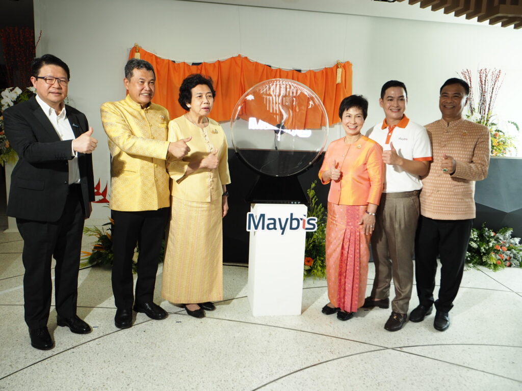 สมุทรปราการ สุทธิวิทย์ ชยุตม์วรกานต์ ปลัดกระทรวงมหาดไทยประธานเปิดโรงแรมเมบิสอย่างเป็นทางการ บริษัท เอสไมล์ กรุ๊ป เปิดตัวโรงแรมใหม่แห่งล่าสุด โรงแรม เมบิส (Maybis Hotel) เมื่อวันที่ 25 สิงหาคม 2567 ที่ผ่านมา โดยมี นายสุทธิพงษ์ จุลเจริญ ปลัดกระทรวงมหาดไทย เป็นประธานในพิธีเปิดงาน Maybis First Moment Celebration ซึ่งจัดขึ้นเพื่อเฉลิมฉลองการเปิดตัวโรงแรมเมบิส โรงแรมแบรนด์ไทย ที่เน้นการบริการที่ครบครันโดยมีแขกผู้มีเกียรติทั้งข้าราชการ นักการเมือง นักธุรกิจ ผู้ประกอบการเข้าร่วมงานและร่วมแสดงความยินดีอย่างคับคั่ง เมื่อช่วงเช้าวันนี้(25สิงหาคม 2567) โรงแรม เมบิส ต.แพรกษาใหม่ อ.เมือง จ.สมุทรปราการ ได้มีพิธีบวงสรวงเทวดา และพิธีทางสงฆ์โดยพระสงฆ์จำนวน9 รูปสวดเจริญพุทธมนต์ โดยมี ดร.ยงยุทธ สุวรรณบุตร อดีตส.ส.จังหวัดสมุทรปราการ นางอรัญญา สุวรรณบุตร นายกเทศมนตรีตำบลแพรกษา นายเมธากุล สุวรรณบุตร กรรมการผู้จัดการบริษัทในเครือ S.MILES ร่วมในพิธี และร่วมให้การต้อนรับแขกผู้ทรงเกียรติที่แสดงความยินดีในพิธีเปิดโรงแรม Maybis Hotel อย่างเป็นทางการ กันจำนวนมาก โรงแรมเมบิสตั้งอยู่บนถนนบางพลี-ตำหรุ ติดกับทางเข้านิคมอุตสาหกรรมบางปูเหนือ ห่างจากสนามบินสุวรรณภูมิเพียง 25 นาที เป็นทำเลที่ตั้งที่มอบความสะดวกสบายให้ทั้งผู้เดินทางมาทั้งติดต่อธุรกิจ รวมถึงนักท่องเที่ยว นายเมธากุล สุวรรณบุตร กรรมการผู้จัดการบริษัทในเครือ S.MILES กล่าวว่า การเปิดตัวโรงแรมเมบิส ถือเป็นก้าวสำคัญในการพัฒนาธุรกิจโรงแรมของ S.Miles Group ซึ่งไม่ได้มีเพียงโรงแรมเมบิสเพียงแห่งเดียว แต่ยังรวมถึงการพัฒนาโรงแรมอื่น ๆ ที่มีเอกลักษณ์และมาตรฐานการบริการที่เหนือชั้นในหลายแห่งทั่วประเทศในอนาคตอีกด้วย ด้วยวิสัยทัศน์ที่มุ่งมั่นในการส่งเสริมการท่องเที่ยวและการพักผ่อน S.Miles Group จึงได้ผสมผสานความเป็นไทยเข้ากับความทันสมัยในทุกมิติของโรงแรม เพื่อตอบโจทย์ความต้องการของนักท่องเที่ยวทั้งชาวไทยและชาวต่างชาติ โรงแรมเมบิสมีความภาคภูมิใจในการช่วยส่งเสริมอาชีพและผลิตภัณฑ์ในท้องถิ่นของจังหวัดสมุทรปราการ โดยการร่วมมือกับศิลปินนักออกแบบในจังหวัดสมุทรปราการ ออกแบบลายผ้าสำหรับโรงแรมที่ได้รับแรงบันดาลใจมาจากนกนางนวลและใบโพธิ์ทะเล ถูกนำเสนอผ่านแผนกต้อนรับและห้องพักของโรงแรม ซึ่งสะท้อนถึงความงดงามของท้องถิ่นและประสบการณ์การพักผ่อนที่เป็นเอกลักษณ์เฉพาะของโรงแรม โรงแรมเมบิสตกแต่งอย่างสวยงาม ทันสมัย พร้อมสิ่งอำนวยความสะดวกครบครัน ไม่ว่าจะเป็น Co-Working Space ที่มีอินเทอร์เน็ตความเร็วสูงสำหรับผู้ที่ต้องการทำงานในบรรยากาศที่เงียบสงบ อีกทั้งยังสามารถรองรับการประชุม สัมมนา หรือ Private Party ได้อีกด้วย หรือห้อง Business Center สำหรับการประชุมและทำงานในบรรยากาศที่เป็นส่วนตัว ห้องอาหาร Maysaya ให้บริการอาหารไทยและอาหารนานาชาติที่ปรุงจากวัตถุดิบในท้องถิ่นที่สดใหม่ นอกจากนี้ โรงแรมยังมี Fitness Center สำหรับผู้ที่ต้องการออกกำลังกาย รวมถึงพื้นที่สำหรับสัตว์เลี้ยงที่สามารถเข้าพักได้ ทำให้ทุกคนในครอบครัวได้รับประสบการณ์การพักผ่อนที่สมบูรณ์แบบ จึง ขอเชิญชวนทุกท่านมาสัมผัสประสบการณ์การพักผ่อนที่สะดวกสบาย คุ้มค่าและมีสไตล์ที่ Maybis Hotel ตั้งแต่วันที่ 25 สิงหาคมนี้เป็นต้นไป