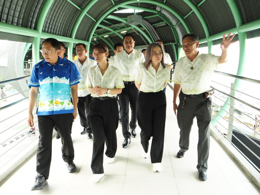 สมุทรปราการ สุทธิวิทย์ ชยุตม์วรกานต์ เปิดใช้งานแล้ว Skywalk เชื่อมต่อหอชมเมืองและหน่วยงานราชการอีกมากมาย น.ส.นันทิดา แก้วบัวสาย นายก อบจ.สมุทรปราการ และ นางประภาพร อัศวเหม นายกเทศมนตรีนครสมุทรปราการ พร้อมคณะผู้บริหารและหัวหน้าส่วนราชการทั้ง 2 หน่วยงาน ได้ตรวจความเรียบร้อยการเปิดให้บริการ Skywalk ปากน้ำ ซึ่งมีจุดเชื่อมต่อทางออกที่ 6 ศาลากลาง ของ BTS สถานีปากน้ำ (E19) ซึ่ง Skywalk แห่งนี้เป็นความคิดริเริ่มของ นายชนม์สวัสดิ์ อัศวเหม ที่มีด้วยหัวใจที่มุ่งมั่นเพื่อพี่น้องประชาชนคนสมุทรปราการ เพื่อความสะดวกในการเดินทางไปยังหน่วยงานราชการต่างๆ ตลอดทั้งการท่องเที่ยว ณ อุทยานการเรียนรู้และหอชมเมืองสมุทรปราการ น.ส. นันทิดา แก้วบัวสาย นายกอบจ.กล่าวว่า Skywalk แห่งนี้มีสิ่งอำนวยความสะดวกในจุดต่างๆที่เหมาะสม ทั้งบันไดเลื่อน, ลิฟท์ และสุขาสำหรับวีลแชร์ รวมถึงมี จนท.รักษาความปลอดภัย 24 ชม. เพื่อป้องกันปัญหาต่างๆที่อาจเกิดขึ้นได้ หวังให้ประชาชนได้ใช้สัญจรอย่างปลอดภัย ด้านนายวิมล มงคลเจริญ ปลัด อบจ. กล่าวว่า การดำเนินการก่อนที่จะเปิดใช้ Skywalk ต้องมีการประสานถึง 7 หน่วยงานที่เกี่ยวข้อง อาจทำให้เกิดความรู้สึกล่าช้าสำหรับประชาชนไปบ้าง แต่ในที่สุด อบจ.ก็สามารถทำให้สำเร็จ สามารถเปิดให้ใช้งานได้ โดยจะเอื้อความสะดวกของทางเดินลอยฟ้า เชื่อม BTS ปากน้ำ ลงจากรถไฟฟ้าสามารถ เดินต่อเข้าถึงสถานที่ราชการได้หลายแห่ง เช่น ที่ว่าการอำเภอเมืองสมุทรปราการ, ศาลากลางจังหวัด, อบจ.สมุทรปราการ, ศาลาประชาคม (มี สนง.พัฒนาสังคมและความมั่นคงของมนุษย์ และ สนง.วัฒนธรรมจังหวัด ตั้งอยู่ภายในอาคาร) และเดินทะลุไปจนถึง "หอชมเมืองฯ" ได้อีกด้วย มีเจ้าหน้าที่รักษาความปลอดภัยตามจุดต่างๆอีกด้วย