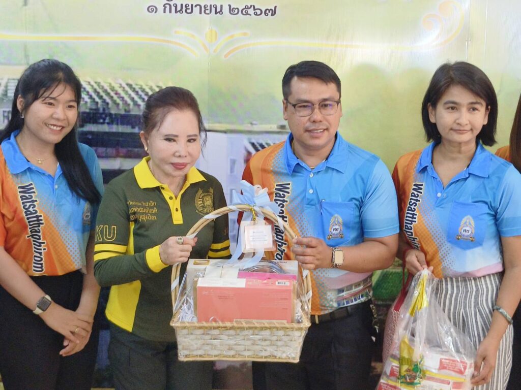 มูลนิธิร่วมกตัญญู จัดพิธีรำลึก 24 ปี”คุณพ่อสมเกียรติ สมสกุลรุ่งเรื่อง”ผู้ริเริ่มก่อตั้งและอดีตประธานมูลนิธิร่วมกตัญญู เมื่อเวลา 08.30น.วันที่ 1 กันยายน พ.ศ. 2567 ที่ อาคารศาลเจ้าหน้ารูปปั้นอดีตประธานมูลนิธิร่วมกตัญญู สำนักงานบางพลี ต.บางพลีใหญ่ อ.บางพลี จ.สมุทรปราการ มูลนิธิร่วมกตัญญู นำโดย ดร.รัตนา สมสกุลรุ่งเรื่อง ประธานมูลนิธิร่วมกตัญญู เป็นประธานจุดเทียนธูปบูชาพระรัตนตรัย พิธีทักษิณานุประทาน ทำบุญอุทิศส่วนกุศลแด่”คุณพ่อสมเกียรติ สมสกุลรุ่งเรื่อง”ผู้ริเริ่มก่อตั้งและอดีตประธานมูลนิธิร่วมกตัญญู และพิธีมอบทุนการศึกษา โดยมีพระภิกษุสงฆ์จากวัดต่างๆ เจ้าหน้าที่ฝ่ายปกครอง ทหาร ตำรวจ คณะครู และนักเรียน สื่อมวลชน ในเขตพื้นที่จังหวัดสมุทรปราการ และจังหวัดอื่นๆเข้าร่วมพิธีกันจำนวนมาก โดยได้รับความเมตตาจาก พระพรหมวชิราธิบดี (พีร์ สุชาโต) รองสมเด็จพระราชาคณะ อธิบดีสงฆ์วัดมหาธาตุยุวราชรังสฤษฎิ์ราชวรมหาวิหาร ที่ปรึกษาเจ้าคณะกรุงเทพมหานคร นายกสภามหาวิทยาลัยจุฬาลงกรณราชวิทยาลัย เป็นประธานในพิธีมอบทุนการศึกษา นอกจากนี้ยัง มอบเงินเพื่อสนับสนุนกิจกรรมของโรงเรียนและทุนอาหารกลางวัน, มอบอุปกรณ์การเรียน-การกีฬาแก่โรงเรียนในพื้นที่กรุงเทพมหานคร และต่างจังหวัด พิธีมอบเครื่องคอมพิวเตอร์-ปริ้นเตอร์ ชุดนักเรียน รองเท้า ถุงเท้านักเรียน ครุภัณฑ์ทางการศึกษา ให้แก่โรงเรียนและเขตพื้นที่การศึกษาตามการขอรับการสนับสนน รวมมูลค่า 1,987,150 บาท(หนึ่งล้านเก้าแสนแปดหมื่น เจ็ดพันหนึ่งร้อยห้าสิบบาทถ้วน) พิธีมอบอุปกรณ์ทางการแพทย์ ให้แก่โรงพยาบาลต่าง ๆ, โรงพยาบาลส่งเสริมสุขภาพตำบล จากจังหวัดต่าง ๆ และหน่วยงานทางการแพทย์ พิธีมอบเครื่องคอมพิวเตอร์ - เครื่องปริ้นเตอร์ ให้แก่โรงเรียนและหน่วยงานต่าง ๆ พิธีบวงสรวง เจริญพระพุทธมนต์-ธัมมจักกัปปวัตนสูตร ณ ลานอเนกประสงค์ใหญ่ มูลนิธิร่วมกตัญญู โดยได้รับความเมตตาจาก ท่านเจ้าประคุณสมเด็จพระมหาธีราจารย์ อธิบดีสงฆ์วัดพระเชตุพนวิมลมังคลารามราชวรมหาวิหาร กรรมการมหาเถรสมาคม เจ้าคณะใหญ่หนเหนือ เป็นประธานฝ่ายสงฆ์ ในพิธีเททองหล่อรูปเหมือน สมเด็จพระวันรัต (เฮง เขมจารี) หน้าตักกว้าง 35 นิ้ว และ พระพุทธรูป ปางรำพึง ความสูงรวมฐาน 2.65 เมตร เพื่ออัญเชิญไปประดิษฐาน ณ วัดมหาธาตุยุวราชรังสฤษฎิ์ราชวรมหาวิหาร กรุงเทพฯ สำหรับในปีนี้ ด้านการศึกษา มูลนิธิร่วมกตัญญู ทำพิธีเปิดอาคารเรียนมูลนิธิร่วมกตัญญู แห่งที่ 35 เป็นอาคารศูนย์การเรียนตำรวจตระเวนชายแดนบ้านห้วยลู่ พร้อมห้องน้ำและครุภัณฑ์ ตำบลสะเนียน อำเภอเมืองน่าน จังหวัดน่าน โดยมอบชุดนักเรียน กระเป๋านักเรียน ถุงยังชีพ อุปกรณ์การเรียน หนังสือสำหรับห้องสมุด ซึ่งเป็นโรงเรียนตามพระราชดำริ สมเด็จพระกนิษฐาธิราชเจ้า กรมสมเด็จพระเทพรัตนราชสุดาฯ สยามบรมราชกุมารี เพื่อพัฒนาคุณภาพชีวิตชาว มลาบรีในพื้นที่บ้านห้วยลู่ จ.น่าน รวมมูลค่า 320,000 บาท (สามแสนสองหมื่นบาทถ้วน) และเตรียมส่งมอบอาคารเรียนมูลนิธิร่วมกตัญญู แห่งที่ 37 เป็นอาคารเรียนแบบ สปช.105/29 ขนาด 4 ห้องเรียน 1 ห้องพักครู 1 เวที 1 เสาธงและห้องน้ำพร้อมปรับปรุงภูมิทัศน์ ให้แก่ โรงเรียนวัดสระไม้แดง อ.สรรคบุรี จ.ชัยนาท รวมมูลค่า 4,270,000 บาท (สี่ล้านสองแสนเจ็ดหมื่นบาทถ้วน) เตรียมส่งมอบอาคารเรียนมูลนิธิร่วมกตัญญู แห่งที่ 38 เป็นอาคารเรียนแบบ สปช.105/29 ขนาด 4 ห้องเรียน 1 ห้องพักครู 1 เวที 1 เสาธงและห้องน้ำพร้อมปรับปรุงภูมิทัศน์ ให้แก่ โรงเรียนวัดศรีล้อม อ.หางดง จ.เชียงใหม่ รวมมูลค่า 4,130,000 บาท (สี่ล้านหนึ่งแสนสามหมื่นบาทถ้วน)และวันนี้มอบเครื่องคอมพิวเตอร์-ปริ้นเตอร์ ชุดนักเรียน รองเท้า ถุงเท้านักเรียน ครุภัณฑ์ทางการศึกษา ให้แก่โรงเรียน และเขตพื้นที่การศึกษาตามการขอรับการสนับสนุน ซึ่งทุกท่านจะได้ร่วมพิธีฯ ต่อจากนี้ รวมมูลค่า 1,987,150 บาท (หนึ่งล้านเก้าแสนแปดหมื่นเจ็ดพันหนึ่งร้อยห้าสิบบาทถ้วน) โดยทุนการศึกษาที่เข้ารับในวันนี้ประกอบด้วย 1. มอบทุนการศึกษาพระปริยัติธรรมแด่พระภิกษุ-สามเณร ทั้งในเขตกรุงเทพฯ และต่างจังหวัด จำนวน 91 ทุน, มอบทุนการศึกษาให้กับนักเรียน-นักศึกษาที่มีผลการเรียนดีแต่ฐานะยากจน ทุนการศึกษาบุตร-ธิดาของข้าราชการอำเภอบางพลี-องค์การบริหารส่วนตำบลบางพลีใหญ่, บุตร-ธิดาของข้าราชการตำรวจ, บุตร-ธิดาของสื่อมวลชน, บุตร-ธิดาของเจ้าหน้าที่มูลนิธิร่วมกตัญญู, บุตร-ธิดาของอาสาสมัครมูลนิธิร่วมกตัญญูทุกเขต/จังหวัด ตั้งแต่ระดับประถมศึกษาจนถึงระดับปริญญาตรี รวมทั้งสิ้น 1,349 ทุน คิดเป็นเงิน 1,723,500- บาท (หนึ่งล้านเจ็ดแสนหนึ่งหมื่นเก้าพันห้าร้อยบาทถ้วน) 2. มอบเงินสนับสนุนกิจกรรมโรงเรียน-ทุนอาหารกลางวันและอุปกรณ์การเรียน-การกีฬา ให้กับโรงเรียนในพื้นที่กรุงเทพฯ และต่างจังหวัด จำนวน 68 โรงเรียน โดยมอบให้เป็นรายเดือนตลอดระยะเวลา 1 ปี คิดเป็นเงิน 15,348,000 - บาท (สิบห้าล้านสามแสนสี่หมื่นแปดพันบาทถ้วน) นอกจากนั้นแล้วยังได้ถวายปัจจัยสมทบทุนก่อสร้าง เมรุเผาศพ ณ วัดบางพลีใหญ่กลาง ต.บางพลีใหญ่ อ.บางพลี จ.สมุทรปราการ รวมมูลค่ากว่า 3,000,000 บาท (สามล้านบาทถ้วน) ถวายปัจจัยสมทบทุนบูรณะ เมรุเผาศพ ณ วัดท่ามะปราง ต.ในเมือง อ.เมือง จ.พิษณุโลก รวมมูลค่า 4,500,000 บาท (สี่ล้านห้าแสนบาทถ้วน) ถวายปัจจัยบูรณะ ศาลาการเปรียญ ให้แก่ วัดป่าสัก ต.กกโอ อ.เมือง จ.ลพบุรี รวมมูลค่า 870,000 บาท (แปดแสนเจ็ดหมื่นบาทถ้วน) หลังจากพิธีมอบทุนการศึกษาได้ มีพิธีเททองหล่อรูปเหมือน สมเด็จพระวันรัต (เฮง เขมจารี) หน้าตักกว้าง 35 นิ้ว และ พระพุทธรูป ปางรำพึง ความสูงรวมฐาน 2.65 เมตร เพื่ออัญเชิญไปประดิษฐาน ณ วัดมหาธาตุยุวราชรังสฤษฎิ์ราชวรมหาวิหาร กรุงเทพฯ พร้อมทั้งถวายปัจจัยซื้อที่ดิน จำนวน 1 ไร่ ให้แก่ วัดไทยนวราชรัตนาราม 960 รัฐอุตตรประเทศ สาธารณรัฐอินเดีย เนื่องจากพื้นที่เดิมโดนเวนคืนเพื่อตัดถนนผ่าน รวมมูลค่า 4,000,000 บาท (สี่ล้านบาทถ้วน) มูลนิธิฯ รับเป็นเจ้าภาพค่าอาหารสำหรับจัดเลี้ยงให้แก่ผู้แสวงบุญชาวพุทธ ณ วัดไทยกุสินาราเฉลิมราชย์ เมืองกุสินาคาร์ รัฐอุตตรประเทศ สาธารณรัฐอินเดีย ปีละ 1,200,000 บาท (หนึ่งล้านสองแสนบาทถ้วน) มอบถุงยังชีพ เพื่อช่วยเหลือประชาชนที่ประสบอุทกภัย วาตภัย อัคคีภัย และประชาชนยากไร้ ทั้งในกรุงเทพ ปริมณฑล และพื้นที่ห่างไกล ทุรกันดาร เมื่อเดือนมีนาคมที่ผ่านมา เชิญรูปหล่อเหมือนท่านผู้ก่อตั้งมูลนิธิฯ ไปประดิษฐาน ณ วัดไทยกุสินาราเฉลิมราชย์ เมืองกุสินาคาร์ รัฐอุตตรประเทศ สาธารณรัฐอินเดีย โอกาสนั้นได้มอบถุงยังชีพและเงินช่วยเหลือให้แก่ประชาชนชาวอินเดียที่ยากไร้ จำนวน 2,015 ครอบครัว รวมมูลค่า 6,357,500 บาท (หกล้านสามแสนห้าหมื่นเจ็ดพันห้าร้อยบาทถ้วน) ในงานวันนี้มูลนิธิร่วมกตัญญู มอบอุปกรณ์ทางการแพทย์ให้แก่ 33 หน่วยงาน เพื่อสนับสนุนการแพทย์ของโรงพยาบาลที่ห่างไกล ตามที่ทุกท่านได้ร่วมพิธีรับมอบไปก่อนหน้านี้ รวมมูลค่า 13,488,800 บาท (สิบสามล้านสี่แสนแปด หมื่นแปดพันแปดร้อยบาทถ้วน) และมอบอุปกรณ์ช่วยเหลือผู้ป่วยฉุกเฉินให้แก่อาสาสมัครมูลนิธิร่วมกตัญญูและมูลนิธิเครือข่าย รวมมูลค่า 867,000 บาท (แปดแสนหกหมื่นเจ็ดพันบาทถ้วน) ปัจจุบันมูลนิธิร่วมกตัญญูมีรถพยาบาล รถเก็บศพ รถอุปกรณ์กู้ภัย ชุดอุปกรณ์กู้ภัยทางบก, อุปกรณ์กู้ภัยทางน้ำ, ชุดดับเพลิงและกู้ภัย และอุปกรณ์กู้ภัยอาคารสูง พร้อมเจ้าหน้าที่ประจำรถที่ได้รับการฝึกอบรม และร่วมซ้อมแผนการทำงานทั้งภายในและต่างประเทศ ออกปฏิบัติหน้าที่ตลอด 24 ชั่วโมง อีกทั้งมีอาสาสมัครฯ ทั่วประเทศที่พร้อมปฏิบัติหน้าที่ช่วยเหลือประชาชนอีกกว่า 9,200 คน ยอดรวมเงินกิจกรรมในวันนี้ 60,718,950 บาท (หกสิบล้านเจ็ดแสนหนึ่งหมื่นแปดพันเก้าร้อยห้าสิบบาทถ้วน)