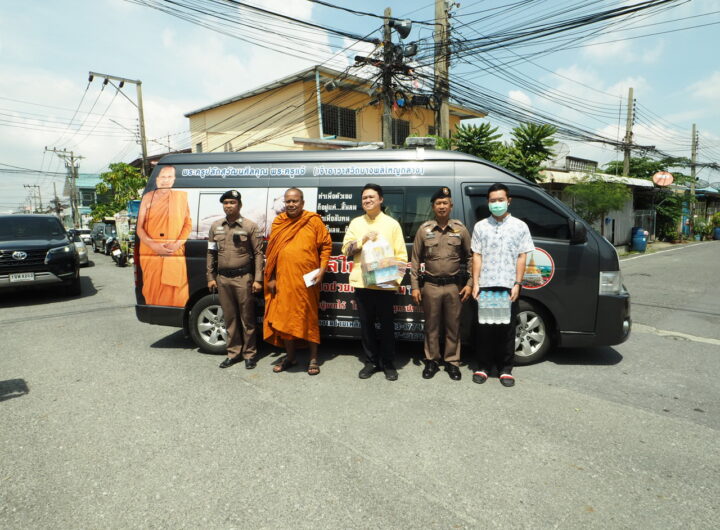 เจ้าอาวาส วัดบางพลีใหญ่กลาง นำข้าวสารอาหารแห้งพร้อมปัจจัยช่วยเหลือผู้ป่วยติดเตียง15ราย วันที่ 27 กันยายน 2567 เวลา 13.00 น. พระครูปลัดสุวัฒนศีลคุณ(พระครูจ้า) เจ้าอาวาสวัดบางพลีใหญ่กลาง อ.บางพลี จ.สมุทรปราการ พร้อมด้วยนายขจิตเวช แก้วน้อย นายอำเภอบางพลี เจ้าหน้าที่ตำรวจสถานีตำรวจภูธรบางพลี ทีมแพทย์พยาบาลศูนย์แพทย์ชุมชน วัดบางพลีใหญ่กลาง และเจ้าหน้าที่วัดบางพลีใหญ่กลาง ร่วมกันขนสิ่งของเครื่องอุปโภคบริโภค ข้าวสาร อาหารแห้ง และน้ำดื่ม พร้อมปัจจัยรายละ 5,000 บาท มอบให้ผู้ป่วยติดเตียงในเขตพื้นที่ตำบลบางพลีใหญ่ อำเภอบางพลี เพื่อช่วยเหลือบรรเทาความเดือดร้อนในการดำรงชีวิต โดยท่านพระครูปลัดสุวัฒนศีลคุณ เจ้าอาวาสวัดบางพลีใหญ่กลาง กล่าวว่าการช่วยเหลือญาติโยมที่ยากจนและเป็นผู้ป่วยติดเตียง ทางคณะสงฆ์วัดบางพลีใหญ่กลาง ได้ปฏิบัติมาต่อเนื่องกันมาเป็นประจำ โดยจะนำสิ่งของที่ได้จากการทำบุญแบ่ง ออกมาแจกจ่ายช่วยเหลือญาติโยมผู้ที่ตกทุกข์ได้ยาก และประสบความเดือดร้อนในการดำรงชีวิตตามชุมชนต่างๆที่อยู่บริเวณใกล้วัด โดยในครั้งนี้มีรายชื่อผู้ยากไร้ป่วยติดเตียงที่ผ่านการพิจารณาคัดกรองจากทีมแพทย์ และตัวแทนผู้นำชุมชนผู้ใหญ่บ้าน ได้รับการช่วยเหลือ จำนวน 15 ราย ซึ่งนอกจากการมอบเครื่องอุปโภคบริโภคแล้ว ท่านพระครูปลัดสุวัฒนศีลคุณ เจ้าอาวาสวัดบางพลีใหญ่กลาง ยังได้เมตตาผู้ป่วยมอบเงินซึ่งได้จากการทำบุญถวาย โดยคุณชาติชาย เตรยาวรรณ รวมกับเงินปัจจัยส่วนตัว มอบให้แก่ผู้ป่วยทุกราย รายละ 5,000 บาท เพื่อเป็นขวัญกำลังใจในการดำเนินชีวิต อีกด้วย