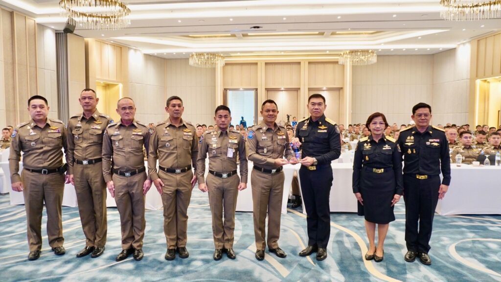 ตำรวจท่องเที่ยว ร่วมกับ สำนักงาน ปปส. เพิ่มศักยภาพตำรวจท่องเที่ยวในการป้องกันและปราบปรามยาเสพติด ในวงจรการท่องเที่ยว ตามที่รัฐบาลได้มีนโยบายให้ความสำคัญกับเรื่องความปลอดภัยทั้ง Hospitality และ Safety โดยต้องทำให้นักท่องเที่ยวเชื่อมั่นว่า " เมืองไทยปลอดภัย " มาแล้วได้รับการดูแลเป็นอย่างดี ต้องเข้มงวดการบังคับใช้กฎหมายและปราบปรามการเอาเปรียบ หลองลวงนักท่องเที่ยว และมีมาตราฐานการรักษาความปลอดภัยในการดูแลนักท่องเที่ยวเพื่อสร้างภาพลักษณ์ที่ดี ส่งเสริมการท่องเที่ยวของประเทศ ซึ่งที่ผ่านมาเกิดอุบัติภัยทางรถและทางเรือกับนักท่องเที่ยวในพื้นที่แหล่งท่องเที่ยว โดยหลังจากเกิดอุบัติภัยแล้ว ได้มีการตรวจพบสารเสพติดในปัสสาวะพนักงานรับจ้างขับรถ ขับเรือโดยสารสาธารณะ ส่งผลกระทบทำลายภาพลักษณ์ความเชื่อมั่นด้านการดูแลความปลอดภัยให้กันักท่องเที่ยวชาวต่างชาติเป็นอย่างมาก เพื่อขับเคลื่อนการปฏิบัติตามนโยบายรัฐบาลที่ให้ความสำคัญเรื่องความปลอดภัยแก่นักท่องเที่ยว อีกทั้งเป็นการป้องกันอุบัติภัยทางบกและทางทะเลเชิงรุก กองบัญชาการตำรวจท่องเที่ยว โดย พล.ต.ท.ศักย์ศิรา เผือกอ่ำ ผบช.ทท. จึงได้ร่วมกับ สำนักงานป้องกันและปราบปรามยาเสพติด โดย พล.ต.ท.ภาณุรัตน์ หลักบุญ เลขาธิการ ปปส. จัดโครงการฝึกอบรมหลักสูตร " พัฒนาศักยภาพตำรวจท่องเที่ยวด้านการป้องกันและปราบปรามยาเสพติดในวงจรการท่องเที่ยว " ให้กับข้าราชการตำรวจท่องเที่ยวจาก ๓๒ สถานีตำรวจท่องเที่ยวทั่วประเทศ รวม ๒๒๐ นาย ระหว่างวันที่ ๑ - ๓ กันยายน ๒๕๖๗ ณ โรงแรมวินด์แฮม จอมเทียน พัทยา จว.ชลบุรี เพื่อเพิ่มประสิทธิภาพในการปฏิบัติหน้าที่ และบังคับใช้กฎหมายของตำรวจท่องเที่ยวด้านการป้องกันและแก้ไขปัญหายาเสพติดในแหล่งท่องเที่ยว โดยบูรณาการ กับหน่วยงานที่เกี่ยวข้องในพื้นที่ทั้งตำรวจภูธร ตำรวจทางหลวง สำนักงานขนส่ง สำนักงานสาธารณสุข ฝ่ายปกครอง สำนักงานเจ้าท่า ตลอดจนประสานขอความร่วมมือจากภาคธุรกิจเอกชนผู้ประกอบกิจการเรือโดยสาร รถทัวร์ รถรับจ้างสาธารณะที่ให้บริการแก่นักท่องเที่ยว สุ่มตรวจสารเสพติดในปัสสาวะ รวมถึงสมรรถภาพร่างกายพนักงานขับเรือ ขับรถโดยสารสาธารณะ เพื่อป้องกันเหตุที่จะเกิดกับนักท่องเที่ยวและประชาชนให้ครอบคลุมพื้นที่ทั่วประเทศ