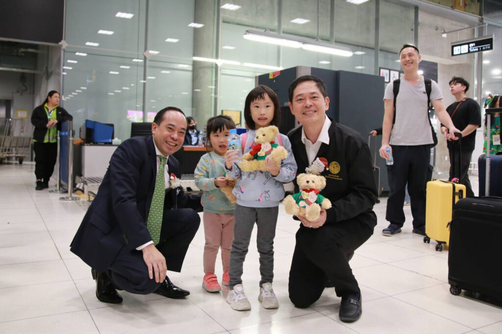 สุวรรณภูมิจัดเซอร์ไพรส์ ส่งตุ๊กตาน่ารักทักทายผู้โดยสารบนสายพานรับกระเป๋ามอบเป็นของขวัญสุดพิเศษ คริสต์มาสสุวรรณภูมิคึกคักผู้โดยสารแห่ใช้บริการแน่นสนามบิน ขณะที่ ผอ.การท่าทำเซอร์ไพรส์ ส่งตุ๊กตาหมีน่ารักทักทายผู้โดยสารบนสายพานรับกระเป๋ามอบเป็นของขวัญสุดพิเศษ เนื่องในโอกาสวันคริสต์มาสระหว่างวันที่ 24 – 25 ธันวาคมนี้ พร้อมสั่งคุมเข้มมาตรการรักษาความปลอดภัย บรรยากาศการเดินทางด้วยสายการบินในวันคริสต์มาส อย่างสนามบินสุวรรณภูมิ ล่าสุดผู้สื่อข่าวรายงาน ที่อาคารผู้โดยสารทั้งในประเทศและนอกประเทศเป็นไปอย่างคึกคัก มีนักท่องเที่ยวทั้งชาวไทยและชาวต่างชาติจำนวนมาก แห่ใช้บริการท่าอากาศยานสุวรรณภูมิ จนเรียกว่าแน่นสนามบิน โดยเฉพาะที่อาคารผู้โดยสารขาออก ชั้น 4 พบว่ามีผู้มาใช้บริการจำนวนมาก ขณะที่เดียวกัน ทางสนามบินสุวรรณภูมิ ยังจัดจุดแลนด์มาร์คต้นคริสต์มาส ให้ผู้ใช้บริการได้แวะถ่ายรูปเป็นที่ระลึกอีกด้วย ส่วนทางด้าน ผู้บริหารและฝ่ายกิจกรรมพิเศษ ท่าอากาศยานสุวรรณภูมิ ซึ่งนำทีมโดย นายกิตติพงศ์ กิตติขจร ผู้อำนวยการท่าอากาศยานสุวรรณภูมิ บริษัท ท่าอากาศยานไทย จำกัด (มหาชน) (ทอท.) ยกขบวนไปจัดเซอร์ไพรส์ ส่งตุ๊กตาหมีน่ารักทักทายผู้โดยสารบนสายพานรับกระเป๋า มอบเป็นของขวัญสุดพิเศษ เนื่องในโอกาสวันคริสต์มาสระหว่างวันที่ 24 – 25 ธันวาคมนี้ กิจกรรมสุดพิเศษนี้ท่าอากาศยานสุวรรณภูมิ (ทสภ.) ตั้งใจจัดขึ้นเพื่อเป็นการต้อนรับและส่งมอบความสุข ให้กับนักท่องเที่ยว โดยมุ่งหวังให้ผู้โดยสารได้รับประสบการณ์ที่น่าจดจำ ในโอกาสนี้ นายกิตติพงศ์ กิตติขจร ผู้อำนวยการท่าอากาศยานสุวรรณภูมิ และ นายกิตติพล รวยฟูพันธ์ รองโฆษกกระทรวงคมนาคม ร่วมเซอร์ไพรส์ส่งมอบความสุขในคืนวันที่ 24 ธันวาคม ซึ่งถือเป็นวันคริสต์มาสอีฟให้กับผู้โดยสารที่เดินทางมากับสายการบินไทย เที่ยวบินTG 466 เส้นทางจากเมลเบิร์น ประเทศออสเตรเลีย - ทสภ. สร้างรอยยิ้ม และความประทับใจให้กับผู้โดยสารเป็นอย่างมาก นอกจากนี้ ทสภ. ยังเพิ่มสีสันและบรรยากาศในการเดินทางให้กับผู้มาใช้บริการ โดยการตกแต่งอาคารผู้โดยสาร และ อาคาร SAT -1 ให้เต็มไปด้วยบรรยากาศแห่งเทศกาลคริสต์มาสและปีใหม่ เชิญชวนผู้โดยสารร่วมสนุกกับกิจกรรมเพื่อลุ้นรับของขวัญ พร้อมจัดการแสดงดนตรี Trio เพื่อสร้างบรรยากาศแห่งความสุขสนุกสนานให้กับผู้โดยสาร ระหว่างวันที่ 24 - 26 ธันวาคม 2567 ณ อาคารเทียบเครื่องบิน D ผู้โดยสารขาออกระหว่างประเทศ ชั้น 4 ฝั่งทิศตะวันออก และทิศตะวันตก ทั้งนี้ ด้าน นาย กิตติพงศ์ ยังเปิดเผยกับทีมข่าวอีกว่า นอกจากกิจกรรมดังกล่าวที่จัดขึ้นแล้ว ตนเองยังกำชับหน่วยรักษาความปลอดภัยของท่าอากาศยานสุวรรณภูมิ ให้เพิ่มวงรอบในการตรวจตราและดูแลผู้ใช้บริการมากขึ้น อีกทั้งจัดเจ้าหน้าที่ผู้เชี่ยวชาญด้านภาษาทุกภาษาตั้งโต๊ะคอยให้บริการและคอยแจกจ่ายน้ำดื่มแก่นักท่องเที่ยวหรือผู้ที่มาใช้บริการภายในสนามบินท่าอากาศยานสุวรรณภูมิ ทั้งนี้เพื่อเป็นการอำนวยความสะดวกและการให้บริการที่ดีเด่นในทุกมิติเพื่อหวังสร้างความประทับใจให้กับผู้ใช้บริการ ขณะเดียวกันได้คาดการณ์จำนวนเที่ยวบินและผู้โดยสาร ณ ทสภ. ระหว่างวันที่ 25 ธันวาคม 2567 - 5 มกราคม 2568 จะมียอดผู้โดยสารที่เดินทางเข้า - ออก ทสภ. ถึง 2,400,000 คน เพิ่มขึ้นจากปีก่อนในช่วงเวลาเดียวกันร้อยละ 16.58 แบ่งเป็นผู้โดยสารระหว่างประเทศ จำนวน 1,970,000 คน ผู้โดยสารภายในประเทศ จำนวน 480,000 คน หรือเฉลี่ยวันละ 200,000 คน สำหรับประมาณการเที่ยวบินในช่วงดังกล่าวคาดว่าจะมีเที่ยวบินที่ทำการบินเข้า - ออก ทสภ. จำนวน 13,000 เที่ยวบิน เพิ่มขึ้นจากปีก่อนในช่วงเวลาเดียวกันร้อยละ 14.69 แบ่งเป็นเที่ยวบินระหว่างประเทศ จำนวน 10,000 เที่ยวบิน เที่ยวบินภายในประเทศ จำนวน 3,000 เที่ยวบิน หรือเฉลี่ยวันละ 1,000 เที่ยวบิน