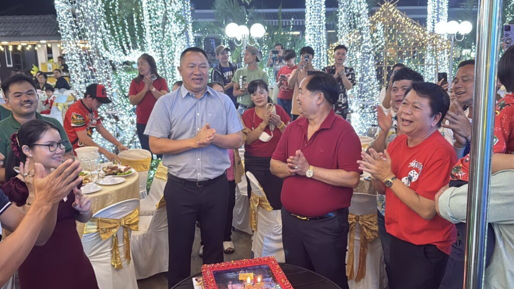 “เฮียมานพ” นักธุรกิจส่งออกอาหารจัดงานวันคล้ายวันเกิดแขกร่วมงานจำนวนมาก เฮียมานพ หรือ คุณมานพ ตาต่าย นักธุรกิจสินค้าส่งออกด้านอาหารทั้งในประเทศและต่างประเทศได้จัดงานวันคล้ายวันเกิดโดยมี พล.ต.ต. ดร.พัลลภ แอร่มหล้า รองผู้บัญชาการตำรวจนครบาล เข้าร่วมอวยพรเนื่องในโอกาสวันคล้ายวันเกิดครบรอบ 73 ปี นอกจากนี้ ทางด้านเฮียมานพ หรือ คุณมานพ ตาต่าย พร้อมด้วย คุณกาญจนา เรืองศักดิ์ ผู้บริหาร บริษัท กาญจนามาร์เก็ตติ้ง ซัพพลาย ผู้ผลิตและส่งออกด้านอาหาร ยังได้ถือโอกาสนี้จัดงานเลี้ยงสังสรรค์ส่งท้ายปีเก่าต้อนรับปีใหม่ให้กับพนักงานบริษัท ภายในงานเลี้ยงสังสรรค์ครั้งนี้มีนักธุรกิจ ข้าราชการตำรวจ และผู้ประกอบการ ร่วมอวยพรกันเป็นจำนวนมาก อีกทั้ง ภายในงานยังได้เชิญ อมตะนักร้องลูกทุ่งชื่อดัง เสรี รุ่งสว่าง มาขับกล่อมเสียงเพลงสร้างสีสันให้กับงานได้มีความสนุกสนานครื้นเครง เพื่อร่วมส่งท้ายปีเก่าต้อนรับปีใหม่ 2568