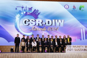 กฟผ.โรงไฟฟ้าพระนครใต้ รับรางวัล CSR-DIW พร้อมเดินหน้าสร้างความเข้มแข็งร่วมกับชุมชน วันที่ 13 ธันวาคม 2567 นายรังสิต แก้วหวังสกูล ผู้อำนวยการโรงไฟฟ้าพระนครใต้ เป็นตัวแทนรับรางวัล CSR-DIW ณ ห้องรอยัล จูบิลี่ บอลรูม อาคารชาเลนเจอร์ อิมแพ็ค เมืองทองธานี จ.นนทบุรี โดยมีนายเอกนัฏ พร้อมพันธุ์ รัฐมนตรีว่าการกระทรวงอุตสาหกรรม เป็นประธานมอบรางวัล CSR-DIW ในฐานะสถานประกอบการที่ผ่านเกณฑ์มาตรฐาน ความรับผิดชอบต่อสังคม ในปี 2567 ตามมาตรฐาน CSR-DIW และรักษามาตรฐาน CSR-DIW ต่อเนื่อง (CSR-DIW Continuous) โดย กฟผ.โรงไฟฟ้าพระนครใต้ ได้รับรางวัลดังกล่าวต่อเนื่องเป็นปีที่ 11 อันถือเป็นความภาคภูมิใจของ กฟผ.โรงไฟฟ้าพระนครใต้ ที่ยึดหลักการทำงานเพื่อสร้างความมั่นคงทางพลังงานควบคู่ไปกับการดูแลและรับผิดชอบต่อสังคม โดย กฟผ.โรงไฟฟ้าพระนครใต้มีความตั้งใจในการดำเนินโครงการเพื่อมุ่งเน้นการสร้างความเข้มแข็งให้กับชุมชน โดยมีกิจกรรมเพื่อพัฒนาศักยภาพ และร่วมดูแลสิ่งแวดล้อม อาทิ โครงการส่งเสริมการเรียนรู้ทักษะชีวิต และทักษะพัฒนาอาชีพ ร่วมกับโรงเรียนนิลรัตน์อนุสรณ์ ตำบลบางโปรง อำเภอเมือง จังหวัดสมุทรปราการ อันเป็นโครงการที่มุ่งเน้นพัฒนาศักยภาพเยาวชน พร้อมให้ความรู้การปลูกผักปลอดสารพิษ ซึ่งสามารถนำไปต่อยอดสร้างอาชีพ และส่งเสริมให้เยาวชนกินผัก และดูแลสุขภาพร่างกายของตนเองอีกด้วย ทั้งนี้ CSR-DIW เป็นมาตรฐานความรับผิดชอบต่อสังคมที่กรมโรงงานอุตสาหกรรมพัฒนาขึ้น ตั้งแต่ปี 2551 ถึงปัจจุบัน กว่า 16 ปี โดยมีความสอดคล้องกับมาตรฐานแนวทางความรับผิดชอบต่อสังคม หรือ ISO26000 ที่กำหนดโดยองค์การระหว่างประเทศ มีแนวปฏิบัติที่ชัดเจนเพื่อให้ผู้ประกอบการแสดงความมุ่งมั่นที่จะดำเนินงานความรับผิดชอบต่อสังคม 3 ด้าน คือ ด้านการกำกับดูแลองค์กร ด้านสิ่งแวดล้อม ด้านการมีส่วนร่วมและการพัฒนาชุมชน