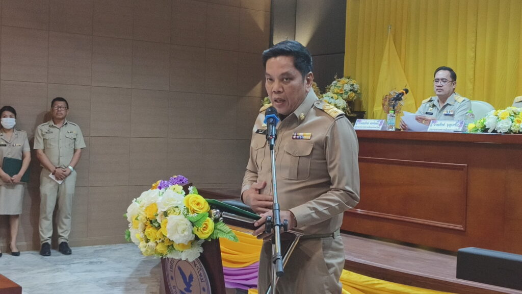 นายอำนวย บุญริ้ว นายกเทศมนตรี แถลงนโยบายต่อสภาเทศบาลเมืองแพรกษาใหม่ เมื่อเวลา 13.00 น.วันที่ 20 มกราคม 2568 ที่ห้องประชุม ชั้น 3 เทศบาลเมืองแพรกษาใหม่ อำเภอเมืองสมุทรปราการ จังหวัดสมุทรปราการ ได้มีการประชุมสภาสมัยวิสามัญ สมัยที่ 1 ประจำปี พ.ศ.2568 มีนายภักต์ บุญเสริม ทำหน้าที่ประธานสภา จากนั้นนายอำนวย บุญริ้ว นายกเทศมนตรีเมืองแพรกษาใหม่ ได้แถลงนโยบายต่อสภา ว่ามีความมุ่งมั่นที่จะนำพาเทศบาลเมืองแพรกษาใหม่ สู่องค์กรปกครองส่วนท้องถิ่นที่เป็นความหวังเป็นโอกาสในการสร้างคุณภาพชีวิตทีดี เพื่ออนาคตของประชาชนทุกคนในพื้นที่ ภายใต้ความท้าทายจากปัญหาที่เกิดขึ้นของเศรษฐกิจระดับประเทศ การเปลี่ยนแปลงเทคโนโลยีและการแข่งขันทางการค้าต่างประเทศ ทำให้ต้องปรับปรุงรูปแบบการบริการประชาชนให้เข้าถึงข้อมูลข่าวสารได้โดยง่าย และมีประสิทธิภาพ โดยมีนโยบายเร่งด่วนที่เทศบาลเมืองแพรกษาใหม่ ต้องทำทันทีเพื่อนำความหวังของชาวตำบลแพรกษาใหม่กลับมาให้เร็วที่สุดคือ การพัฒนากลุ่มอาชีพให้เข้มแข็งและมีประสิทธิภาพ มีรายได้เพียงพอต่อการดำรงชีพ การพัฒนาโครงสร้างพื้นฐานให้แข็งแรง สะดวก ปลอดภัยตอบสนองทุกชุมชน การพัฒนาระบบการศึกษาให้อนาคตของท้องถิ่น มีคุณภาพการศึกษาที่ทันสมัย และเท่าเทียม การพัฒนาคุณภาพชีวิตผู้สูงอายุ ให้มีความภาคภูมิใจในตนเอง ดำรงชีพอย่างมีศักดิ์ศรีและมีเกียรติ การส่งเสริมความเสมอภาคทางเพศให้ทุกคนอยู่ร่วมกันได้อย่างมีความสุข การส่งเสริมยกระดับการบริหารประชาชนอย่างรวดเร็ว เป็นทำโปร่งใส สร้างความเข้าใจที่ถูกต้อง การส่งเสริมคุณภาพชีวิตสิ่งแวดล้อมให้ปลอดภัยไร้มลพิษ 8. ส่งเสริมระบบสาธารณสุขให้สะดวก รวดเร็ว ทั่วถึง ตรงต่อความต้องการของประชาชน การ พัฒนาเทคโนโลยีให้ประชาชนเข้าถึงโดยง่ายและสร้างโอกาสที่หลากหลาย และการพัฒนาองค์กรให้ประชาชนมีส่วนร่วม ร่วมคิด ร่วมทำ ร่วมตัดสิน เพื่ออนาคตของทุกคน โดยนายกเทศมนตรีเมืองแพรกษาใหม่ ยังได้กล่าวอีกว่า ตน ในฐานะนายกเทศมนตรีเมืองแพรกษาใหม่ ขอย้ำเจตนารมณ์ในการบริหารราชการส่วนท้องถิ่น ภายใต้การส่งเสริมของสถาบันชาติ ศาสนา และพระมหากษัตริย์ อันเทิดไว้เหนือเกล้า เหนือกระหม่อม ให้ทุกสถาบันเป็นกลไกสร้างคุณธรรมจริยธรรมในการดำรงชีวิตเพื่อเป้าหมายความสงบสุข ร่มเย็นคุณภาพชีวิตที่ดีงามของประชาชนสืบไป นอกจากนี้ ภายในที่ประชุม นายอำนวย บุญริ้ว นายกเทศมนตรีเมืองแพรกษาใหม่ ยังได้ประดับขีดให้กับคณะผู้บริหารประกอบไปด้วย นายณัฐพล บุญริ้ว นายบุญธรรม อินทรแย้ม นางสาวศิริพร ทับคล้าย รองนายกเทศมนตรีเมืองแพรกษาใหม่ พ.จ.อ.พิรภพ แสงเพชร ที่ปรึกษานายกเทศมนตรี นางสาวมยุรี ทรงวัฒนาสกุล และนายธนกร พลีเกตุ เลขานุการนายกเทศมนตรี เมื่อเสร็จสิ้นการประชุมทางสมาชิกสภาเทศบาลเมืองแพรกษาใหม่ ตลอดจนกำนัน ผู้ใหญ่บ้าน หัวหน้าส่วนราชการ พนักงานเทศบาล และชาวชุมชนแพรกษาใหม่ นำกระเช้าของขวัญ ดอกไม้ มาร่วมแสดงความยินดี กับนายอำนวย บุญริ้ว นายกเทศมนตรีเมืองแพรกษาใหม่ ที่สามารถชนะการเลือกตั้งกลับมาทำหน้าที่นายกเทศมนตรีอีกสมัย บรรยากาศ เต็มไปด้วยความอบอุ่นและรอยยิ้มของประชาชนที่เข้ามาร่วมแสดงความยินดี