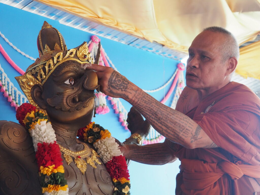 ชมรมโฮปสะพานบุญจัดพิธีเบิกเนตรองค์พญาครุฑ ที่วัดมหาวงษ์ ตำบลปากน้ำ อำเภอเมืองสมุทรปราการ จังหวัดสมุทรปราการ ชมรมโฮปสะพานบุญแห่งความหวัง โดยนางสาวปิยนุช พาณิชย์พิศาล ประธานชมรมโฮปสะพานบุญ พร้อมด้วย นายอัครนันท์ - นางธัญยธรณ์ พาณิชย์พิศาล ได้ร่วมพิธีบวงสรวงและเบิกเนตร องค์พญาครุฑ เนื้อทองเหลือง ที่บริเวณชมรมโฮปสะพานบุญฯซึ่งตั้งอยู่ภายในวัดมหาวงษ์ปากน้ำ พร้อมพิธีทำบุญเลี้ยงพระภิกษุสงฆ์เพื่อความเป็นสิริมงคล และเป็นการเฉลิมฉลองจากการที่นางสาวปิยนุช พาณิชย์พิศาล ประธานชมรมโฮปสะพานบุญ ได้เข้ารับมอบโล่ประกาศเกียรติคุณ “คนดีของแผ่นดิน” ครั้งที่ 2 ประจำปี 2567 จัดโดยทางสมาคมสื่อสร้างสรรค์เพื่อสังคม ที่ได้กำหนดจัดขึ้นเป็นประจำทุกปี เมื่อวันที่ 5 มีนาคม 2568 โดยได้รับเกียรติจากท่าน พลเอก กิตติ รัตนฉายา ให้เกียรติเป็นประธานในการมอบโล่ประกาศเกียรติคุณ ที่สโมสรทหารบก ถนนวิภาวดี กรุงเทพมหานคร โดยนายอัครนันท์ พร้อมด้วย นางธัญยธรณ์ พาณิชย์พิศาล และแขกผู้มีเกียรติ รวมทั้งญาติสนิท มิตรสหาย ได้ร่วมมอบกระเช้าดอกไม้ร่วมแสดงความยินดีกับนางสาวปิยนุช พาณิชย์พิศาล ประธานชมรมโฮปสะพานบุญ ที่ได้รับรางวัลคนดีของแผ่นดิน ในครั้งนี้ เนื่องจากชมรมโฮปสะพานบุญฯได้มีกิจกรรมช่วยเหลือสังคมมาโดยตลอดและต่อเนื่อง เพื่อเป็นกำลังใจให้กับประธานชมรมโฮปสะพานบุญและสมาชิกฯในการช่วยเหลือสังคมและทำความดีต่อไป