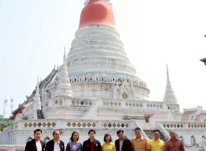 ผู้ตรวจราชการสำนักนายกฯเขตตรวจราชการที่2ลงพื้นที่สำรวจตามโครงการบูรณะองค์พระสมุทรเจดีย์ สมาคมส่งเสริมการท่องเที่ยวจังหวัดสมุทรปราการขอบคุณรองนายกรัฐมนตรี (พิชัย ชุณหวชิร) ที่เห็นความสำคัญเดินหน้าบูรณะองค์พระสมุทรเจดีย์ นายวิวัฒน์ ชิ้วนฤภัย นายก สมาคมส่งเสริมการท่องเที่ยวจังหวัดสมุทรปราการ กล่าวว่า การลงพื้นที่ของนางกอบเพชร หาญพัฒนพาณิชย์ ผู้ตรวจราชการสำนักนายกรัฐมนตรี เขตตรวจราชการที่ 2 นั้น เพื่อติดตามโครงการที่ขอรับการสนับสนุนรายการเงินสำรองจ่ายเพื่อกรณีฉุกเฉินหรือจำเป็นตามอำนาจของรองนายกรัฐมนตรี (นายพิชัย ชุณหวชิร) ตามโครงการบูรณะโบราณสถานองค์พระสมุทรเจดีย์ (ศาลาทรงยุโรป) เพื่อสนับสนุนการท่องเที่ยวในพื้นที่โบราณสถานองค์พระสมุทรเจดีย์กลางน้ำสมุทรปราการ ในพื้นที่อำเภอพระประแดง จังหวัดสมุทรปราการ ที่สมาคมฯยื่นโครงการผ่านวัฒนธรรมจังหวัด และท่องเที่ยวและกีฬาจังหวัดสมุทรปราการ นายวิวัฒน์ กล่าวต่อว่า ต้องขอขอบพระคุณท่านรองนายกรัฐมนตรี (พิชัย ชุณหวชิร) ที่เห็นถึงปัญหาการท่องเที่ยวที่มีความเร่งด่วนในการบูรณะโบราณสถาน และได้ส่งทีมผู้ตรวจราชการเข้ามาเพื่อดูความพร้อมในพื้นที่องค์พระสมุทรเจดีย์ เนื่องจากที่ผ่านมา องค์พระสมุทรเจดีย์เป็นทุนทางวัฒนธรรมของจังหวัดฯซึ่งเปรียบเสมือนสัญลักษณ์ของจังหวัดสมุทรปราการ ได้ขาดการบูรณะ เกิดความชำรุดทรุดโทรมลงไปมาก จึงทำให้พื้นที่โดยรอบและโบราณสถานมีสภาพเก่าและไม่เป็นจุดที่ดึงดูดนักท่องเที่ยวเหมือนอย่างในอดีตที่ผ่านมา ดังนั้น ถ้าเกิดได้รับการบูรณะอย่างเร่งด่วน ก็จะทำให้โบราณสถานแห่งนี้กลับมาเป็นแรงดึงดูดของนักท่องเที่ยวทั้งชาวไทยและต่างประเทศ พร้อมทั้งสร้างรายได้ให้กับชุมชนโดยรอบและจังหวัด ซึ่งสอดคล้องกับนโยบายของท่านนายกรัฐมนตรีฯ ที่ประกาศให้ปีนี้เป็นปีทองการท่องเที่ยวไทย “ผมในนามนายกสมาคมส่งเสริมการท่องเที่ยวจังหวัดสมุทรปราการ ต้องขอขอบคุณ ท่านสงคราม กิจเลิศไพโรจน์ (ที่ปรึกษานายกรัฐมนตรี), ท่านคณะทำงานรองนายกรัฐมนตรี และท่านอื่นๆ ที่ช่วยผลักดันโครงการในครั้งนี้ รวมถึงหน่วยงานราชการที่เกี่ยวข้อง ไม่ว่าจะเป็น วัฒนธรรมจังหวัดสมุทรปราการ การท่องเที่ยวและกีฬาจังหวัดสมุทรปราการ ที่ช่วยกันจัดเตรียมแผนดังกล่าวเพื่อของบประมาณแก้ไขปัญหาเร่งด่วนฉุกเฉิน ส่งเสริมการท่องเที่ยวแลนด์มาร์กสำคัญของจังหวัดอย่างองค์พระสมุทรเจดีย์ต่อไป” นายวิวัฒน์ กล่าว