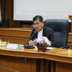 เนื้อหา วันที่ 1 พฤษภาคม 2568 อบจ สมุทรปราการ เปิดประชุมนัดสำคัญ นำโดย นายสุนทร ปานแสงทอง นายกอบจ.สมุทรปราการ พร้อมทั้งคณะผู้บริหาร ,สมาชิกสภาอบจ.สมุทรปราการ และกรรมการจังหวัด เปิดการประชุมเพื่อลงมติตามแผนพัฒนาท้องถิ่นปีพ.ศ 2566-2570 ขององค์การบริหารส่วนจังหวัดสมุทรปราการ ครั้งที่ 2/2568 เพื่อลงมติและเสนอปัญหาและข้อเรียกร้องจากประชาชน รวมถึงร่วมมือกันแก้ไขปัญหาโดยนึกถึงพี่น้องประชาชนเป็นสำคัญ ซึ่งประกอบด้วยโครงการตามแผนพัฒนาท้องถิ่นของอบจสมุทรปราการ 11 โครงการ โครงการที่เกินศักยภาพขององค์กรปกครองส่วนท้องถิ่น 1 โครงการ โดยเน้นในเรื่อง - แก้ไขปัญหายาเสพติด เพื่อให้ชุมชนปลอดภัย - จัดการและกำจัดขยะอันตรายและขยะมูลฝอยด้วยเทคโนโลยีต่างๆ - ซ่อมแซมอาคารสำนักงานอบจ.สมุทรปราการ และการดูแลความปลอดภัยต่างๆ - ก่อสร้างสะพานทางเดินเท้า คสล. ในหลายพื้นที่ เพื่อบรรเทาความเดือดร้อนของประชาชนในการสัญจร และเพิ่มเส้นทางจักรยาน - การพัฒนาเศรษฐกิจในทุกภาคส่วน เพื่อฟื้นรายได้ตามนโยบายของนายกอบจ. เช่นการส่งเสริมและพัฒนาการท่องเที่ยวด้วยทุนด้านวัฒนธรรม ประเพณี และภูมิศาสตร์ โดยทุกโครงการได้รับการลงมติเห็นชอบ ด้วยเสียงข้างมากของคณะกรรมการทั้งหมด รวมทั้งคณะผู้บริหาร และสมาชิกสภาองค์การบริหารส่วนจังหวัด ในวาระอื่นๆ สมาชิกสภาฯ ได้ร่วมกันนำเสนอปัญหาความเดือดร้อนของพี่น้องในชุมชนต่างๆ ที่แตกต่างกันไปในแต่ละพื้นที่ เพื่อให้คณะทำงานของอบจ.ค้นหาแนวทางแก้ไขปัญหาต่อไป ทั้งเรื่อง การแก้ปัญหาน้ำท่วมในระยะยาว , การแก้ปัญหารถติดด้วยเส้นทางใต้ทางด่วนตามนโยบายที่เคยหาเสียงไว้ ,ช่วยเหลือโรงเรียนที่ขาดแคลนงบในการสร้างโดมหลังคา ,การจัดการปัญหาของคนไร้บ้าน หรือคนจรจัด , การจัดการปัญหาสัตว์เร่ร่อน ที่อันตรายกับชาวบ้าน และปัญหาอื่นๆ ทางนายกองค์การบริหารส่วนจังหวัด นายสุนทร ปานแสงทอง ตอบรับและไม่ได้นิ่งนอนใจ เร่งสั่งการให้หน่วยงานที่เกี่ยวข้อง ติดตามและแก้ไขปัญหาโดยเร็ว ทั้งยังเน้นย้ำถึงเรื่องการใช้งบประมาณ จะต้องอยู่ในขอบเขต ที่กฎหมายกำหนด และถูกต้องตามวัตถุประสงค์ เพื่อให้เป็นประโยชน์ ตามความต้องการของพี่น้องประชาชนสูงสุด