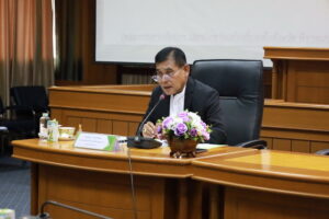 เนื้อหา วันที่ 1 พฤษภาคม 2568 อบจ สมุทรปราการ เปิดประชุมนัดสำคัญ นำโดย นายสุนทร ปานแสงทอง นายกอบจ.สมุทรปราการ พร้อมทั้งคณะผู้บริหาร ,สมาชิกสภาอบจ.สมุทรปราการ และกรรมการจังหวัด เปิดการประชุมเพื่อลงมติตามแผนพัฒนาท้องถิ่นปีพ.ศ 2566-2570 ขององค์การบริหารส่วนจังหวัดสมุทรปราการ ครั้งที่ 2/2568 เพื่อลงมติและเสนอปัญหาและข้อเรียกร้องจากประชาชน รวมถึงร่วมมือกันแก้ไขปัญหาโดยนึกถึงพี่น้องประชาชนเป็นสำคัญ ซึ่งประกอบด้วยโครงการตามแผนพัฒนาท้องถิ่นของอบจสมุทรปราการ 11 โครงการ โครงการที่เกินศักยภาพขององค์กรปกครองส่วนท้องถิ่น 1 โครงการ โดยเน้นในเรื่อง - แก้ไขปัญหายาเสพติด เพื่อให้ชุมชนปลอดภัย - จัดการและกำจัดขยะอันตรายและขยะมูลฝอยด้วยเทคโนโลยีต่างๆ - ซ่อมแซมอาคารสำนักงานอบจ.สมุทรปราการ และการดูแลความปลอดภัยต่างๆ - ก่อสร้างสะพานทางเดินเท้า คสล. ในหลายพื้นที่ เพื่อบรรเทาความเดือดร้อนของประชาชนในการสัญจร และเพิ่มเส้นทางจักรยาน - การพัฒนาเศรษฐกิจในทุกภาคส่วน เพื่อฟื้นรายได้ตามนโยบายของนายกอบจ. เช่นการส่งเสริมและพัฒนาการท่องเที่ยวด้วยทุนด้านวัฒนธรรม ประเพณี และภูมิศาสตร์ โดยทุกโครงการได้รับการลงมติเห็นชอบ ด้วยเสียงข้างมากของคณะกรรมการทั้งหมด รวมทั้งคณะผู้บริหาร และสมาชิกสภาองค์การบริหารส่วนจังหวัด ในวาระอื่นๆ สมาชิกสภาฯ ได้ร่วมกันนำเสนอปัญหาความเดือดร้อนของพี่น้องในชุมชนต่างๆ ที่แตกต่างกันไปในแต่ละพื้นที่ เพื่อให้คณะทำงานของอบจ.ค้นหาแนวทางแก้ไขปัญหาต่อไป ทั้งเรื่อง การแก้ปัญหาน้ำท่วมในระยะยาว , การแก้ปัญหารถติดด้วยเส้นทางใต้ทางด่วนตามนโยบายที่เคยหาเสียงไว้ ,ช่วยเหลือโรงเรียนที่ขาดแคลนงบในการสร้างโดมหลังคา ,การจัดการปัญหาของคนไร้บ้าน หรือคนจรจัด , การจัดการปัญหาสัตว์เร่ร่อน ที่อันตรายกับชาวบ้าน และปัญหาอื่นๆ ทางนายกองค์การบริหารส่วนจังหวัด นายสุนทร ปานแสงทอง ตอบรับและไม่ได้นิ่งนอนใจ เร่งสั่งการให้หน่วยงานที่เกี่ยวข้อง ติดตามและแก้ไขปัญหาโดยเร็ว ทั้งยังเน้นย้ำถึงเรื่องการใช้งบประมาณ จะต้องอยู่ในขอบเขต ที่กฎหมายกำหนด และถูกต้องตามวัตถุประสงค์ เพื่อให้เป็นประโยชน์ ตามความต้องการของพี่น้องประชาชนสูงสุด