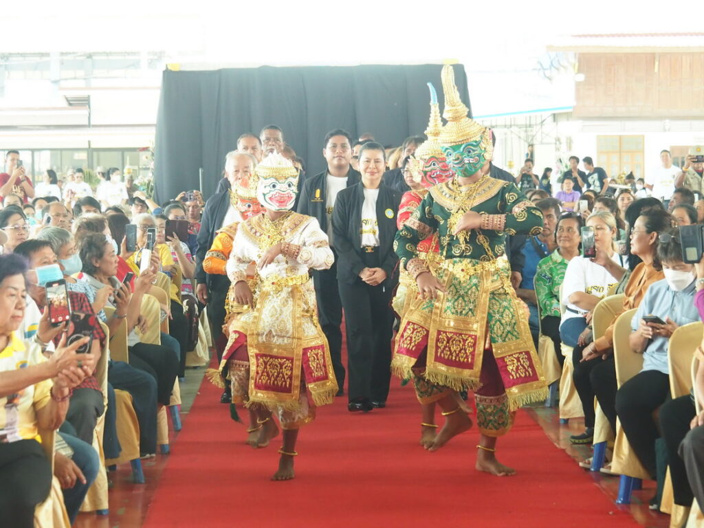 สมุทรปราการ สุทธิวิทย์ ชยุตม์วรกานต์ นายกอบต.บางพลีใหญ่แถลงผลงาน4ปีที่ผ่านมา นายกองค์การบริหารส่วนตำบลบางพลีใหญ่ แถลงผลงาน 4 ปี ที่ผ่านมา ทั้งด้านโครงสร้างพื้นฐาน ด้านสาธารณูปโภค ด้านสาธารณสุขและสิ่งแวดล้อม ด้านการศึกษา ศาสนา ศิลปวัฒนธรรม ให้พี่น้องประชาชนในตำบลบางพลีใหญ่ ได้รับทราบ วันที่ 18 พฤษภาคม 2568 ที่ลานเอนกโรงเรียนบางพลีราษฎร์บำรุง ตำบลบางพลีใหญ่ อำเภอบางพลี จังหวัดสมุทรปราการ นางสาววีร์สุดา รุ่งเรือง นายกองค์การบริหารส่วนตำบลบางพลีใหญ่ แถลงผลงาน 4 ปี ที่ผ่านมา ให้ประชาชนในตำบลบางพลีใหญ่ ได้รับทราบ โดยองค์การบริหารส่วนตำบลบางพลีใหญ่ เป็นองค์กรปกครองส่วนท้องถิ่นที่มีความใกล้ชิดกับประชาชน ซึ่งถือเป็นการกระจายอำนาจการบริหารมาสู่ส่วนท้องถิ่นในระดับต่าง ๆ องค์การบริหารส่วนตำบลบางพลีใหญ่ตระหนักถึงการกระจายอำนาจสู่ท้องถิ่น โดยมีบทบาทสำคัญในการพัฒนาท้องถิ่นให้มีความเจริญในด้านต่างๆ ไว้ 6 ยุทธศาสตร์ ดังนี้ 1. ยุทธศาสตร์การพัฒนาด้านโครงสร้างพื้นฐาน การคมนาคม ระบบสาธารณูปโภคและสาธารณูปการ 2. ยุทธศาสตร์การพัฒนานวันการเสริมสร้าง ความเข้มแข็ง และความปลอดภัยในชุมชน 3. ยุทธศาสตร์การพัฒนาด้านส่งเสริมการอนุรักษ์ ศิลปะ วัฒนธรรม จารีตประเพณีและภูมิปัญญาท้องถิ่น 4. ยุทธศาสตร์การพัฒนาด้านการยกระดับคุณภาพชีวิต การศึกษา และส่งเสริม การกีฬาและนันทนาการ 5. ยุทธศาสตร์การพัฒนาด้านการบริหารจัดการทรัพยากรรรรมชาติและสิ่งแวดล้อม 6. ยุทธศาสตร์การพัฒนาด้านการบริหารจัดการที่ดี นับตั้งแต่ได้รับความไว้วางใจจากพี่น้องประชาชนในตำบลบางพลีใหญ่ให้ได้มีโอกาสเข้ามารับใช้ โดยนางสาววีร์สุดา รุ่งเรือง นายกองค์การบริหารส่วนตำบลบางพลีใหญ่ สมาชิกสภา อบต.ทีมงานผู้บริหาร ตลอดจนพนักงานส่วนตำบล ลูกจ้าง พนักงานจ้างทุกคน รู้สึกดีใจและภูมิใจที่ได้รับใช้พี่น้องชาวตำบลบางพลีใหญ่พร้อมทุ่มเททั้งแรงกายและแรงใจ ที่จะผลักดันความเจริญก้าวหน้ามาสู่ท้องถิ่นของเรา ตลอดจนแก้ไขปัญหาในด้านต่าง ๆ ให้ประชาชนในพื้นที่ได้รับความสะดวกสบาย มีชีวิตความเป็นอยู่ที่ดีขึ้นในนามของผู้บริหารท้องถิ่น การบริหารงานขององค์การบริหารส่วนตำบลบางพลีใหญ่ ได้นำเอาปัญหาความต้องการของประชาชนในการตอบสนองความต้องการ ผ่านที่ประชุมประชาคมโดยผ่านมติของสภาหรือฝ่ายนิติบัญญัติ ในการจัดสรรงบประมาณแต่ละหมู่บ้านโดยทั่วถึงกัน โดยในอนาคตองค์การบริหารส่วนตำบลบางพลีใหญ่ จะจัดทำโครงการก่อสร้างโรงเรียนอนุบาล ขององค์การบริหารส่วนตำบลบางพลีใหญ่ จะจัดสร้างศูนย์ป้องกันและบรรเทาสาธารณภัยองค์การบริหารส่วนตำบลบางพลีใหญ่ ข้างเมกาโฮม ถนนบางพลี ตำหรุ โดยได้ดำเนินการจัดสรรที่ดินไว้แล้ว ทั้งนี้การจะบริหารองค์กรให้มีประสิทธิภาพและประสิทธิผลสูงสุดพร้อมๆกับการแก้ไขปัญหา รวมถึงกำหนดแนวทางเพื่อพัฒนาท้องถิ่นเพราะนโยบายสาธารณะระดับท้องถิ่นที่ดีย่อมขาดการมีส่วนร่วมของประชาชนมิได้ ขอขอบคุณพี่น้องประชาชนตำบลบางพลีใหญ่ ทุกท่าน ที่ได้มีส่วนร่วมขับเคลื่อนกับ องค์การบริหารส่วนตำบลบางพลีใหญ่ ของเราตลอดเวลา 4 ปี ที่ผ่านมา