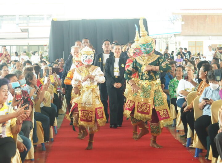 สมุทรปราการ สุทธิวิทย์ ชยุตม์วรกานต์ นายกอบต.บางพลีใหญ่แถลงผลงาน4ปีที่ผ่านมา นายกองค์การบริหารส่วนตำบลบางพลีใหญ่ แถลงผลงาน 4 ปี ที่ผ่านมา ทั้งด้านโครงสร้างพื้นฐาน ด้านสาธารณูปโภค ด้านสาธารณสุขและสิ่งแวดล้อม ด้านการศึกษา ศาสนา ศิลปวัฒนธรรม ให้พี่น้องประชาชนในตำบลบางพลีใหญ่ ได้รับทราบ วันที่ 18 พฤษภาคม 2568 ที่ลานเอนกโรงเรียนบางพลีราษฎร์บำรุง ตำบลบางพลีใหญ่ อำเภอบางพลี จังหวัดสมุทรปราการ นางสาววีร์สุดา รุ่งเรือง นายกองค์การบริหารส่วนตำบลบางพลีใหญ่ แถลงผลงาน 4 ปี ที่ผ่านมา ให้ประชาชนในตำบลบางพลีใหญ่ ได้รับทราบ โดยองค์การบริหารส่วนตำบลบางพลีใหญ่ เป็นองค์กรปกครองส่วนท้องถิ่นที่มีความใกล้ชิดกับประชาชน ซึ่งถือเป็นการกระจายอำนาจการบริหารมาสู่ส่วนท้องถิ่นในระดับต่าง ๆ องค์การบริหารส่วนตำบลบางพลีใหญ่ตระหนักถึงการกระจายอำนาจสู่ท้องถิ่น โดยมีบทบาทสำคัญในการพัฒนาท้องถิ่นให้มีความเจริญในด้านต่างๆ ไว้ 6 ยุทธศาสตร์ ดังนี้ 1. ยุทธศาสตร์การพัฒนาด้านโครงสร้างพื้นฐาน การคมนาคม ระบบสาธารณูปโภคและสาธารณูปการ 2. ยุทธศาสตร์การพัฒนานวันการเสริมสร้าง ความเข้มแข็ง และความปลอดภัยในชุมชน 3. ยุทธศาสตร์การพัฒนาด้านส่งเสริมการอนุรักษ์ ศิลปะ วัฒนธรรม จารีตประเพณีและภูมิปัญญาท้องถิ่น 4. ยุทธศาสตร์การพัฒนาด้านการยกระดับคุณภาพชีวิต การศึกษา และส่งเสริม การกีฬาและนันทนาการ 5. ยุทธศาสตร์การพัฒนาด้านการบริหารจัดการทรัพยากรรรรมชาติและสิ่งแวดล้อม 6. ยุทธศาสตร์การพัฒนาด้านการบริหารจัดการที่ดี นับตั้งแต่ได้รับความไว้วางใจจากพี่น้องประชาชนในตำบลบางพลีใหญ่ให้ได้มีโอกาสเข้ามารับใช้ โดยนางสาววีร์สุดา รุ่งเรือง นายกองค์การบริหารส่วนตำบลบางพลีใหญ่ สมาชิกสภา อบต.ทีมงานผู้บริหาร ตลอดจนพนักงานส่วนตำบล ลูกจ้าง พนักงานจ้างทุกคน รู้สึกดีใจและภูมิใจที่ได้รับใช้พี่น้องชาวตำบลบางพลีใหญ่พร้อมทุ่มเททั้งแรงกายและแรงใจ ที่จะผลักดันความเจริญก้าวหน้ามาสู่ท้องถิ่นของเรา ตลอดจนแก้ไขปัญหาในด้านต่าง ๆ ให้ประชาชนในพื้นที่ได้รับความสะดวกสบาย มีชีวิตความเป็นอยู่ที่ดีขึ้นในนามของผู้บริหารท้องถิ่น การบริหารงานขององค์การบริหารส่วนตำบลบางพลีใหญ่ ได้นำเอาปัญหาความต้องการของประชาชนในการตอบสนองความต้องการ ผ่านที่ประชุมประชาคมโดยผ่านมติของสภาหรือฝ่ายนิติบัญญัติ ในการจัดสรรงบประมาณแต่ละหมู่บ้านโดยทั่วถึงกัน โดยในอนาคตองค์การบริหารส่วนตำบลบางพลีใหญ่ จะจัดทำโครงการก่อสร้างโรงเรียนอนุบาล ขององค์การบริหารส่วนตำบลบางพลีใหญ่ จะจัดสร้างศูนย์ป้องกันและบรรเทาสาธารณภัยองค์การบริหารส่วนตำบลบางพลีใหญ่ ข้างเมกาโฮม ถนนบางพลี ตำหรุ โดยได้ดำเนินการจัดสรรที่ดินไว้แล้ว ทั้งนี้การจะบริหารองค์กรให้มีประสิทธิภาพและประสิทธิผลสูงสุดพร้อมๆกับการแก้ไขปัญหา รวมถึงกำหนดแนวทางเพื่อพัฒนาท้องถิ่นเพราะนโยบายสาธารณะระดับท้องถิ่นที่ดีย่อมขาดการมีส่วนร่วมของประชาชนมิได้ ขอขอบคุณพี่น้องประชาชนตำบลบางพลีใหญ่ ทุกท่าน ที่ได้มีส่วนร่วมขับเคลื่อนกับ องค์การบริหารส่วนตำบลบางพลีใหญ่ ของเราตลอดเวลา 4 ปี ที่ผ่านมา