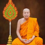 สมุทรปราการ ในหลวงพระราชทานสัญญาบัตร ตั้งสมณศักดิ์ “พระวชิรคณาทร พระบรมราชโองการ พระราชทานสัญญาบัตรตั้งสมณศักดิ์พระครูปลัดสุวัฒนศีลคุณ วัดบางพลีใหญ่กลาง เป็นพระราชาคณะชั้นสามัญ มีนามว่า “พระวชิรคณาทร” มีผล 1 พ.ค. 2568 เมื่อวันที่ 2 พฤษภาคม พุทธศักราช 2568 เว็บไซต์ราชกิจจานุเบกษาเผยแพร่ประกาศ เรื่อง พระราชทานสัญญาบัตรตั้งสมณศักดิ์ โดยระบุว่า พระบาทสมเด็จพระปรเมนทรรามาธิบดีศรีสินทรมหาวชิราลงกรณ มหิศรภูมิพลราชวรางกูร กิติสิริสมบูรณอดุลยเดช สยามินทราธิเบศรราชวโรดม บรมนาถบพิตร พระวชิรเกล้าเจ้าอยู่หัว มีพระบรมราชโองการโปรดพระราชทานสัญญาบัตรตั้งสมณศักดิ์ พระครูปลัดสุวัฒนศีลคุณ (จรูญ) วัดบางพลีใหญ่กลาง จังหวัดสมุทรปราการ เป็นพระราชาคณะชั้นสามัญ มีนามว่า “พระวชิรคณาทร” ทั้งนี้ การพระราชทานสัญญาบัตรมีผลตั้งแต่วันที่ 1 พฤษภาคม พุทธศักราช 2568 และประกาศ ณ วันที่ 2 พฤษภาคม พุทธศักราช 2568 ซึ่งเป็นปีที่ 10 ในรัชกาลปัจจุบัน ประวัติพระครูปลัดสุวัฒนศีลคุณฯ (พระครูแจ้) ประวัติส่วนตัว : เดิมชื่อ จรูญ หมอเมือง เกิด วันพุธ 18 เมษายน พ.ศ. 2505 ภูมิลำเนา บ้านเลขที่ 72 หมู่ 8 ต. บางพลีใหญ่ อ.บางพลี จ.สมุทรปราการ #ประวัติการอุปสมบท : วันที่ 9 กุมภาพันธ์ 2518 อายุ 13 ปี ได้บรรพชาเป็นสามเณร ณ วัดบางพลีใหญ่กลาง วันที่ 3 มกราคม 2525 อายุ 20 ปี อุปสมบท โดยมีพระครูวิบูลฐาปนกิจ เป็นพระอุปัชฌาย์ พระครูโสภณธรรมาภรณ์ เป็นพระกรรมวาจารย์ พระปลัดพะยอม เป็นพระอนุสาวนาจารย์ ได้ฉายาว่าฐานธมฺโม ณ วัดบางพลีใหญ่กลาง สอบได้นักธรรม ชั้นเอก ตั้งแต่ยังเป็นสามเณร อยู่ในความอุปการะของสมภาร (อาจารย์เหมือน) พ.ศ. 2530 ได้สมณศักดิ์ ฐานานุกรมที่ พระครูสมุห์จรูญ พ.ศ. 2535 ได้เลื่อนสมศักดิ์ ฐานานุกรมที่ พระครูปลัดจรูญ ฐานธมฺโม วันที่ 5 ธันวาคม 2550 ได้เลื่อนสมศักดิ์ ฐานานุกรมที่ พระครูปลัดรัตนวัฒน์ รองเจ้าอาวาสวัดบางพลีใหญ่กลาง รักษาการเจ้าอาวาสวัดบางพลีใหญ่กลาง ปัจจุบัน ดำรงตำแหน่งเป็น เจ้าอาวาสวัดบางพลีใหญ่กลาง