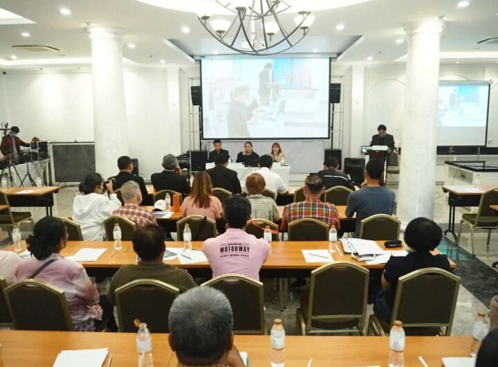กรมทางหลวง เปิดเวทีฟังเสียงประชาชน การประชุมสรุปผลการคัดเลือกรูปแบบการพัฒนาโครงการ (สัมมนา ครั้งที่ 2) วันนี้ (27 พฤษภาคม 2568) เวลา 09.00 น. ณ ห้องประชุม Green Heart ชั้น 2 โรงแรมเดอะกรีนวิว ตำบลบางเสาธง อำเภอบางเสาธง จังหวัดสมุทรปราการ นายพิชากร ศรีจันทร์ทอง ผู้อำนวยการแขวงทางหลวงสมุทรปราการ เป็นประธานเปิดการประชุมสรุปผลการคัดเลือกรูปแบบการพัฒนาโครงการ (สัมมนา ครั้งที่ 2) โครงการศึกษา ออกแบบ วิเคราะห์ แผนการพัฒนาโครงข่าย ทางหลวงพิเศษระหว่างเมืองหมายเลข 7 และหมายเลข 9 ของกรมทางหลวง โดยมีวัตถุประสงค์เพื่อนำเสนอความก้าวหน้าของการศึกษาและสรุปผลการคัดเลือกรูปแบบการพัฒนาโครงการที่เหมาะสมให้กลุ่มเป้าหมายได้รับทราบ พร้อมรับฟังความคิดเห็น และข้อเสนอแนะที่มีต่อการศึกษาของโครงการจากกลุ่มเป้าหมายที่เกี่ยวข้อง เพื่อนำไปใช้พิจารณาประกอบการออกแบบรายละเอียด รวมทั้งการกำหนดมาตรการลดผลกระทบด้านสิ่งแวดล้อมของโครงการ โดยมีผู้แทนจากหน่วยงานราชการ รัฐวิสาหกิจ องค์กรปกครองส่วนท้องถิ่น องค์กรธุรกิจเอกชน สื่อมวลชน และภาคประชาชน เข้าร่วมการประชุม โดยการประชุมในครั้งนี้ บริษัทที่ปรึกษาโครงการฯ ได้นำเสนอสรุปผลการคัดเลือกรูปแบบการพัฒนาโครงการ โดยมีรายละเอียดต่างๆ ดังนี้ สำหรับพื้นที่ศึกษาโครงการ ตั้งอยู่บริเวณทางหลวงพิเศษระหว่างเมืองหมายเลข 7 ประมาณกิโลเมตรที่ 25+900 ถึง กิโลเมตรที่ 30+800 ครอบคลุมพื้นที่ 4 ตำบล 2 อำเภอ 1 จังหวัด ได้แก่ บริเวณพื้นที่ตำบลบางเสาธง อำเภอบางเสาธง ตำบลเปร็ง ตำบลบางบ่อ และตำบลระกาศ อำเภอบางบ่อ จังหวัดสมุทรปราการ ทั้งนี้แนวทางการพัฒนาโครงการจะเป็นการก่อสร้างสะพานยกระดับ เพื่อรองรับรถเข้าทางหลวงพิเศษระหว่างเมืองหมายเลข 7 โดยถนนโครงการจะออกแบบเป็นสะพานยกข้ามถนนทางหลวงพิเศษระหว่างเมืองหมายเลข 7 โดยได้มีการคัดเลือกตำแหน่งที่ตั้งทางแยกต่างระดับของโครงการ ซึ่งมีแนวทางเลือกทั้งหมด 3 แนวทาง ได้แก่ ตำแหน่งที่ 1 จุดตัดระหว่างถนนสายร่วมพัฒนา-ทล.34 บริเวณกิโลเมตรที่ 26+500 ในเขตตำบลบางเสาธง อำเภอบางเสาธง จังหวัดสมุทรปราการ ซึ่งตำแหน่งนี้มีจุดเด่นที่ลักษณะทางกายภาพเป็นพื้นที่ราบและมีชุมชนในพื้นที่ค่อนข้างน้อย แต่มีจุดด้อยคือมีตำแหน่งใกล้กับด่านเก็บค่าผ่านทาง ซึ่งจะส่งผลกระทบต่อการจราจรระหว่างการก่อสร้าง และต้องรอแผนการพัฒนาแนวเส้นทางของกรมทางหลวงชนบทที่ชัดเจน อีกทั้งการขนส่งวัสดุเพื่อการก่อสร้างยาก เนื่องจากไม่มีถนนเชื่อมต่อ และเขตทางเดิมเหลือพื้นที่น้อยสำหรับก่อสร้างทางชั่วคราว ตำแหน่งที่ 2 จุดตัดระหว่างถนน สป.2003 บริเวณกิโลเมตรที่ 27+900 ในเขตตำบลบางเสาธง อำเภอบางเสาธง จังหวัดสมุทรปราการ ซึ่งตำแหน่งนี้มีจุดเด่นที่ลักษณะทางกายภาพเป็นพื้นที่ราบและมีชุมชนในพื้นที่ค่อนข้างน้อย แต่มีจุดด้อยคือมีตำแหน่งใกล้ด่านเก็บค่าผ่านทาง ซึ่งส่งผลกระทบต่อการจราจรระหว่างก่อสร้าง ต้องรอแผนการพัฒนาแนวเส้นทางของกรมทางหลวงชนบทที่ชัดเจน การขนส่งวัสดุเพื่อการก่อสร้างยาก เนื่องจากไม่มีถนนเชื่อมต่อ และเขตทางเดิมเหลือพื้นที่น้อยสำหรับก่อสร้างทางชั่วคราว ตำแหน่งที่ 3 จุดตัดระหว่างถนนรัตนโกสินทร์ 200 ปี บริเวณกิโลเมตรที่ 30+200 ในเขตตำบลเปร็ง อำเภอบางบ่อ จังหวัดสมุทรปราการ มีจุดเด่นคือสามารถเชื่อมต่อการเดินทางกับโครงข่ายถนนเดิมที่มีอยู่ในปัจจุบัน มีระยะห่างจากด่านเก็บค่าผ่านทางลาดกระบังที่เหมาะสม ลักษณะทางกายภาพเป็นพื้นที่ราบ และพื้นที่ก่อสร้างไม่ผ่านลำน้ำสำคัญ แต่มีจุดด้อยคือมีบ้านเรือนและชุมชนที่ได้รับผลกระทบค่อนข้างมาก โดยจากการพิจารณาคัดเลือกพบว่า ตำแหน่งที่ 3 มีความเหมาะสมที่สุด เนื่องจากมีแนวเส้นทางที่ชัดเจน สามารถเชื่อมต่อกับโครงข่ายถนนเดิมได้อย่างมีประสิทธิภาพ รองรับปริมาณจราจรได้ดี และเอื้อต่อการเข้าถึงพื้นที่ก่อสร้างอย่างสะดวก ลดความยุ่งยากด้านการก่อสร้างและต้นทุนการขนส่งวัสดุ นอกจากนี้ยังมีต้นทุนจัดกรรมสิทธิ์ที่ดินต่ำ และให้ประโยชน์ต่อผู้ใช้ทางมากกว่าแนวทางอื่น ส่วนการคัดเลือกรูปแบบทางแยกต่างระดับของโครงการ มีแนวทางเลือกทั้งหมด 4 รูปแบบ ได้แก่ ทางแยกต่างระดับรูปแบบที่ 1 Double Trumpet มีการก่อสร้างสะพานยกระดับ เพื่อรองรับการสัญจรระหว่างทางหลวงพิเศษระหว่างเมืองหมายเลข 7 กับโครงข่ายถนนที่เชื่อมต่อในทุกทิศทาง ทางแยกต่างระดับรูปแบบที่ 2 Partial Cloverleaf with Semi Directional Ramp ฝั่งตะวันตกของแนวทางเลือก มีการก่อสร้างสะพานยกระดับ เพื่อรองรับการสัญจรระหว่างทางหลวงพิเศษระหว่างเมืองหมายเลข 7 กับโครงข่ายถนนที่เชื่อมต่อในทุกทิศทาง ทางแยกต่างระดับรูปแบบที่ 3 Partial Cloverleaf with Semi Directional Ramp ฝั่งตะวันออกของแนวทางเลือก มีการก่อสร้างสะพานยกระดับ เพื่อรองรับการสัญจรระหว่างทางหลวงพิเศษระหว่างเมืองหมายเลข 7 กับโครงข่ายถนนที่เชื่อมต่อในทุกทิศทาง ทั้งนี้ แม้ทางแยกต่างระดับรูปแบบที่ 2 และรูปแบบที่ 3 จะมีลักษณะทางกายภาพและจุดเด่น-จุดด้อยโดยรวมใกล้เคียงกัน แต่มีความแตกต่างกันในรายละเอียดด้านทิศทางการเดินทางบางจุดที่แตกต่างกัน ทางแยกต่างระดับรูปแบบที่ 4 Trumpet with Semi Directional Ramp มีการก่อสร้างสะพานยกระดับ เพื่อรองรับการสัญจรระหว่างทางหลวงพิเศษระหว่างเมืองหมายเลข 7 กับโครงข่ายถนนที่เชื่อมต่อในทุกทิศทาง โดยจากการพิจารณาคัดเลือกพบว่า ทางแยกต่างระดับรูปแบบที่ 4 Trumpet with Semi Directional Ramp มีความเหมาะสมที่สุด เนื่องจากมีจุดเด่นในด้านสิ่งแวดล้อม ส่งผลกระทบต่อชุมชนน้อยที่สุด และยังมีความเหมาะสมด้านวิศวกรรม ทั้งในแง่ความสะดวกในการก่อสร้างและการบริหารจัดการด่านเก็บค่าผ่านทาง ภายหลังการประชุมครั้งนี้ กรมทางหลวง จะรวบรวมข้อมูลความคิดเห็น และข้อเสนอแนะจากทุกภาคส่วนนำมาพิจารณาประกอบการศึกษาและรายละเอียดของโครงการให้มีความสมบูรณ์มากยิ่งขึ้น พร้อมทั้งจะดำเนินการจัดกิจกรรมการมีส่วนร่วมของประชาชนอย่างต่อเนื่อง เพื่อประชาสัมพันธ์รายละเอียดข้อมูลโครงการไปสู่หน่วยงานที่เกี่ยวข้องและประชาชนในพื้นที่โครงการได้รับทราบข้อมูลที่ถูกต้อง โดยมีกำหนดจัดการประชุมหารือมาตรการลดผลกระทบสิ่งแวดล้อม (กลุ่มย่อย ครั้งที่ 2) ในช่วงประมาณเดือนสิงหาคม - กันยายน 2568 และกำหนดจัดประชุมสรุปผลการศึกษาโครงการ (สัมมนา ครั้งที่ 3) ในช่วงประมาณเดือนพฤศจิกายน - ธันวาคม 2568 เพื่อนำเสนอสรุปผลการศึกษาในทุกด้านให้ประชาชนได้รับทราบรายละเอียดขั้นตอนการดำเนินงานต่อไป โดยผู้สนใจสามารถติดตามความคืบหน้าและรายละเอียดของโครงการฯ ได้ที่ เว็บไซต์ www.m7-m9-interchange-ruamphathana-rd34.com หรือ Line Official : @515fcrum