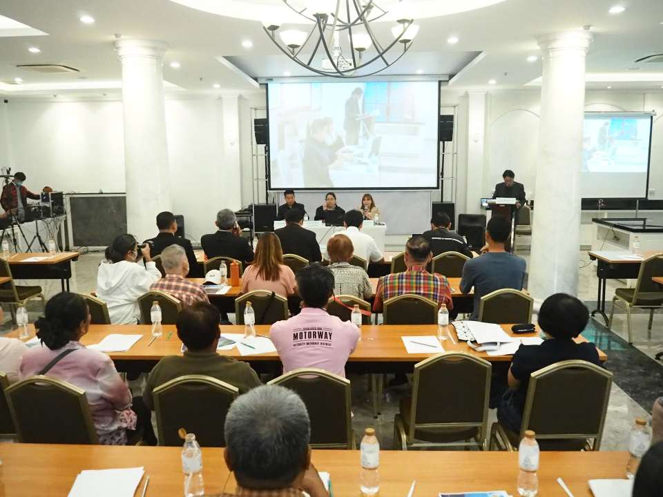 กรมทางหลวง เปิดเวทีฟังเสียงประชาชน การประชุมสรุปผลการคัดเลือกรูปแบบการพัฒนาโครงการ (สัมมนา ครั้งที่ 2) วันนี้ (27 พฤษภาคม 2568) เวลา 09.00 น. ณ ห้องประชุม Green Heart ชั้น 2 โรงแรมเดอะกรีนวิว ตำบลบางเสาธง อำเภอบางเสาธง จังหวัดสมุทรปราการ นายพิชากร ศรีจันทร์ทอง ผู้อำนวยการแขวงทางหลวงสมุทรปราการ เป็นประธานเปิดการประชุมสรุปผลการคัดเลือกรูปแบบการพัฒนาโครงการ (สัมมนา ครั้งที่ 2) โครงการศึกษา ออกแบบ วิเคราะห์ แผนการพัฒนาโครงข่าย ทางหลวงพิเศษระหว่างเมืองหมายเลข 7 และหมายเลข 9 ของกรมทางหลวง โดยมีวัตถุประสงค์เพื่อนำเสนอความก้าวหน้าของการศึกษาและสรุปผลการคัดเลือกรูปแบบการพัฒนาโครงการที่เหมาะสมให้กลุ่มเป้าหมายได้รับทราบ พร้อมรับฟังความคิดเห็น และข้อเสนอแนะที่มีต่อการศึกษาของโครงการจากกลุ่มเป้าหมายที่เกี่ยวข้อง เพื่อนำไปใช้พิจารณาประกอบการออกแบบรายละเอียด รวมทั้งการกำหนดมาตรการลดผลกระทบด้านสิ่งแวดล้อมของโครงการ โดยมีผู้แทนจากหน่วยงานราชการ รัฐวิสาหกิจ องค์กรปกครองส่วนท้องถิ่น องค์กรธุรกิจเอกชน สื่อมวลชน และภาคประชาชน เข้าร่วมการประชุม โดยการประชุมในครั้งนี้ บริษัทที่ปรึกษาโครงการฯ ได้นำเสนอสรุปผลการคัดเลือกรูปแบบการพัฒนาโครงการ โดยมีรายละเอียดต่างๆ ดังนี้ สำหรับพื้นที่ศึกษาโครงการ ตั้งอยู่บริเวณทางหลวงพิเศษระหว่างเมืองหมายเลข 7 ประมาณกิโลเมตรที่ 25+900 ถึง กิโลเมตรที่ 30+800 ครอบคลุมพื้นที่ 4 ตำบล 2 อำเภอ 1 จังหวัด ได้แก่ บริเวณพื้นที่ตำบลบางเสาธง อำเภอบางเสาธง ตำบลเปร็ง ตำบลบางบ่อ และตำบลระกาศ อำเภอบางบ่อ จังหวัดสมุทรปราการ ทั้งนี้แนวทางการพัฒนาโครงการจะเป็นการก่อสร้างสะพานยกระดับ เพื่อรองรับรถเข้าทางหลวงพิเศษระหว่างเมืองหมายเลข 7 โดยถนนโครงการจะออกแบบเป็นสะพานยกข้ามถนนทางหลวงพิเศษระหว่างเมืองหมายเลข 7 โดยได้มีการคัดเลือกตำแหน่งที่ตั้งทางแยกต่างระดับของโครงการ ซึ่งมีแนวทางเลือกทั้งหมด 3 แนวทาง ได้แก่ ตำแหน่งที่ 1 จุดตัดระหว่างถนนสายร่วมพัฒนา-ทล.34 บริเวณกิโลเมตรที่ 26+500 ในเขตตำบลบางเสาธง อำเภอบางเสาธง จังหวัดสมุทรปราการ ซึ่งตำแหน่งนี้มีจุดเด่นที่ลักษณะทางกายภาพเป็นพื้นที่ราบและมีชุมชนในพื้นที่ค่อนข้างน้อย แต่มีจุดด้อยคือมีตำแหน่งใกล้กับด่านเก็บค่าผ่านทาง ซึ่งจะส่งผลกระทบต่อการจราจรระหว่างการก่อสร้าง และต้องรอแผนการพัฒนาแนวเส้นทางของกรมทางหลวงชนบทที่ชัดเจน อีกทั้งการขนส่งวัสดุเพื่อการก่อสร้างยาก เนื่องจากไม่มีถนนเชื่อมต่อ และเขตทางเดิมเหลือพื้นที่น้อยสำหรับก่อสร้างทางชั่วคราว ตำแหน่งที่ 2 จุดตัดระหว่างถนน สป.2003 บริเวณกิโลเมตรที่ 27+900 ในเขตตำบลบางเสาธง อำเภอบางเสาธง จังหวัดสมุทรปราการ ซึ่งตำแหน่งนี้มีจุดเด่นที่ลักษณะทางกายภาพเป็นพื้นที่ราบและมีชุมชนในพื้นที่ค่อนข้างน้อย แต่มีจุดด้อยคือมีตำแหน่งใกล้ด่านเก็บค่าผ่านทาง ซึ่งส่งผลกระทบต่อการจราจรระหว่างก่อสร้าง ต้องรอแผนการพัฒนาแนวเส้นทางของกรมทางหลวงชนบทที่ชัดเจน การขนส่งวัสดุเพื่อการก่อสร้างยาก เนื่องจากไม่มีถนนเชื่อมต่อ และเขตทางเดิมเหลือพื้นที่น้อยสำหรับก่อสร้างทางชั่วคราว ตำแหน่งที่ 3 จุดตัดระหว่างถนนรัตนโกสินทร์ 200 ปี บริเวณกิโลเมตรที่ 30+200 ในเขตตำบลเปร็ง อำเภอบางบ่อ จังหวัดสมุทรปราการ มีจุดเด่นคือสามารถเชื่อมต่อการเดินทางกับโครงข่ายถนนเดิมที่มีอยู่ในปัจจุบัน มีระยะห่างจากด่านเก็บค่าผ่านทางลาดกระบังที่เหมาะสม ลักษณะทางกายภาพเป็นพื้นที่ราบ และพื้นที่ก่อสร้างไม่ผ่านลำน้ำสำคัญ แต่มีจุดด้อยคือมีบ้านเรือนและชุมชนที่ได้รับผลกระทบค่อนข้างมาก โดยจากการพิจารณาคัดเลือกพบว่า ตำแหน่งที่ 3 มีความเหมาะสมที่สุด เนื่องจากมีแนวเส้นทางที่ชัดเจน สามารถเชื่อมต่อกับโครงข่ายถนนเดิมได้อย่างมีประสิทธิภาพ รองรับปริมาณจราจรได้ดี และเอื้อต่อการเข้าถึงพื้นที่ก่อสร้างอย่างสะดวก ลดความยุ่งยากด้านการก่อสร้างและต้นทุนการขนส่งวัสดุ นอกจากนี้ยังมีต้นทุนจัดกรรมสิทธิ์ที่ดินต่ำ และให้ประโยชน์ต่อผู้ใช้ทางมากกว่าแนวทางอื่น ส่วนการคัดเลือกรูปแบบทางแยกต่างระดับของโครงการ มีแนวทางเลือกทั้งหมด 4 รูปแบบ ได้แก่ ทางแยกต่างระดับรูปแบบที่ 1 Double Trumpet มีการก่อสร้างสะพานยกระดับ เพื่อรองรับการสัญจรระหว่างทางหลวงพิเศษระหว่างเมืองหมายเลข 7 กับโครงข่ายถนนที่เชื่อมต่อในทุกทิศทาง ทางแยกต่างระดับรูปแบบที่ 2 Partial Cloverleaf with Semi Directional Ramp ฝั่งตะวันตกของแนวทางเลือก มีการก่อสร้างสะพานยกระดับ เพื่อรองรับการสัญจรระหว่างทางหลวงพิเศษระหว่างเมืองหมายเลข 7 กับโครงข่ายถนนที่เชื่อมต่อในทุกทิศทาง ทางแยกต่างระดับรูปแบบที่ 3 Partial Cloverleaf with Semi Directional Ramp ฝั่งตะวันออกของแนวทางเลือก มีการก่อสร้างสะพานยกระดับ เพื่อรองรับการสัญจรระหว่างทางหลวงพิเศษระหว่างเมืองหมายเลข 7 กับโครงข่ายถนนที่เชื่อมต่อในทุกทิศทาง ทั้งนี้ แม้ทางแยกต่างระดับรูปแบบที่ 2 และรูปแบบที่ 3 จะมีลักษณะทางกายภาพและจุดเด่น-จุดด้อยโดยรวมใกล้เคียงกัน แต่มีความแตกต่างกันในรายละเอียดด้านทิศทางการเดินทางบางจุดที่แตกต่างกัน ทางแยกต่างระดับรูปแบบที่ 4 Trumpet with Semi Directional Ramp มีการก่อสร้างสะพานยกระดับ เพื่อรองรับการสัญจรระหว่างทางหลวงพิเศษระหว่างเมืองหมายเลข 7 กับโครงข่ายถนนที่เชื่อมต่อในทุกทิศทาง โดยจากการพิจารณาคัดเลือกพบว่า ทางแยกต่างระดับรูปแบบที่ 4 Trumpet with Semi Directional Ramp มีความเหมาะสมที่สุด เนื่องจากมีจุดเด่นในด้านสิ่งแวดล้อม ส่งผลกระทบต่อชุมชนน้อยที่สุด และยังมีความเหมาะสมด้านวิศวกรรม ทั้งในแง่ความสะดวกในการก่อสร้างและการบริหารจัดการด่านเก็บค่าผ่านทาง ภายหลังการประชุมครั้งนี้ กรมทางหลวง จะรวบรวมข้อมูลความคิดเห็น และข้อเสนอแนะจากทุกภาคส่วนนำมาพิจารณาประกอบการศึกษาและรายละเอียดของโครงการให้มีความสมบูรณ์มากยิ่งขึ้น พร้อมทั้งจะดำเนินการจัดกิจกรรมการมีส่วนร่วมของประชาชนอย่างต่อเนื่อง เพื่อประชาสัมพันธ์รายละเอียดข้อมูลโครงการไปสู่หน่วยงานที่เกี่ยวข้องและประชาชนในพื้นที่โครงการได้รับทราบข้อมูลที่ถูกต้อง โดยมีกำหนดจัดการประชุมหารือมาตรการลดผลกระทบสิ่งแวดล้อม (กลุ่มย่อย ครั้งที่ 2) ในช่วงประมาณเดือนสิงหาคม - กันยายน 2568 และกำหนดจัดประชุมสรุปผลการศึกษาโครงการ (สัมมนา ครั้งที่ 3) ในช่วงประมาณเดือนพฤศจิกายน - ธันวาคม 2568 เพื่อนำเสนอสรุปผลการศึกษาในทุกด้านให้ประชาชนได้รับทราบรายละเอียดขั้นตอนการดำเนินงานต่อไป โดยผู้สนใจสามารถติดตามความคืบหน้าและรายละเอียดของโครงการฯ ได้ที่ เว็บไซต์ www.m7-m9-interchange-ruamphathana-rd34.com หรือ Line Official : @515fcrum