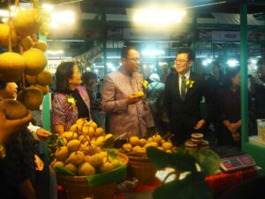 รองผวจ.ลพบุรีประธานเปิดงาน เทศกาลของดี ของเด็ดจังหวัดลพบุรี ที่ห้างอิมพีเรียลฯสำโรง จังหวัดลพบุรี เปิดงาน “ลพบุรี MARKET FEST : เทศกาลของดี ของเด็ดจังหวัดลพบุรี” ภายใต้โครงการส่งเสริมการตลาดสินค้าเกษตรปลอดภัย และการบริโภคอาหารเพื่อสุขภาพ กิจกรรม ส่งเสริมการตลาดและเชื่อมโยงการจำหน่ายสินค้าผลิตภัณฑ์ และอาหารปลอดภัยนอกพื้นที่จังหวัดลพบุรี ณ Big Zone ชั้น 1 ศูนย์การค้าอิมพีเรียล เวิลด์ สำโรง อำเภอเมืองสมุทรปราการ จังหวัดสมุทรปราการ วันพุธที่ 29 พฤษภาคม 2568 เวลา 16.00 น. นายประยูร ศิริวรรณ รองผู้ว่าราชการจังหวัดลพบุรี เป็นประธานในพิธีเปิดงาน ภายใต้โครงการส่งเสริมการตลาดสินค้าเกษตรปลอดภัย และการบริโภคอาหารเพื่อสุขภาพ กิจกรรม ส่งเสริมการตลาดและเชื่อมโยงการจำหน่ายสินค้าผลิตภัณฑ์ และอาหารปลอดภัยนอกพื้นที่จังหวัดลพบุรี โครงการตามแผนปฏิบัติราชการของจังหวัดลพบุรี ประจำปีงบประมาณ พ.ศ. 2568 ภายใต้ชื่องาน “ลพบุรี MARKET FEST : เทศกาลของดี ของเด็ดจังหวัดลพบุรี” พร้อมด้วย นางสาวกษมา สุทธวิชัย พาณิชย์จังหวัดลพบุรี ร่วมด้วยหัวหน้าส่วนราชการแขกผู้มีเกียรติ และสื่อมวลชน ณ Big Zone ชั้น 1 ศูนย์การค้าอิมพีเรียล เวิลด์ สำโรง อำเภอเมืองสมุทรปราการ จังหวัดสมุทรปราการ จังหวัดลพบุรี โดยสำนักงานพาณิชย์จังหวัดลพบุรี ในฐานะที่เป็นหน่วยงานหลักในการส่งเสริม ด้านการตลาด ขับเคลื่อนเศรษฐกิจการค้าของจังหวัด กำหนดจัดกิจกรรมงานแสดงและจำหน่ายสินค้าและการเจรจาธุรกิจ ซึ่งจะช่วยให้เศรษฐกิจการค้าของผู้ผลิต ผู้ประกอบการ วิสาหกิจชุมชน เกษตรกรผู้ผลิตสินค้าเกษตร เกษตรปลอดภัย สินค้า OTOP/SMEs ตลอดจนผู้ประกอบการที่เกี่ยวข้องของจังหวัดลพบุรี ได้รับการ สนับสนุนส่งเสริมด้านการตลาดในการเพิ่มช่องทางการจำหน่ายอย่างต่อเนื่อง การจัดงาน “ลพบุรี MARKET FEST : เทศกาลของดี ของเด็ดจังหวัดลพบุรี” จัดขึ้นระหว่างวันที่ 29 พฤษภาคม – 2 มิถุนายน 2568 ณ Big Zone ชั้น 1 ศูนย์การค้าอิมพีเรียล เวิลด์ สำโรง อำเภอเมืองสมุทรปราการ จังหวัดสมุทรปราการ เพื่อให้ผู้ผลิตผู้ประกอบการสินค้าเกษตร ผลิตภัณฑ์และอาหารปลอดภัยของจังหวัดลพบุรี มีช่องทางการจำหน่ายสินค้าเพิ่มขึ้น รวมทั้งประชาสัมพันธ์สร้างการรับรู้สินค้าดี สินค้าเด่นของจังหวัดลพบุรี ให้เป็นที่รู้จักอย่างแพร่หลาย ภายในงานได้มีการจัดแสดงและจำหน่ายสินค้าเกษตร ผลิตภัณฑ์และอาหารปลอดภัย สินค้าสิ่งบ่งชี้ทางภูมิศาสตร์ (GI) สินค้า OTOP/SMEs ของผู้ประกอบการ กลุ่มเกษตรกร กลุ่มวิสาหกิจชุมชม กลุ่มสมาชิก MOC BIZ CLUB เข้าร่วมแสดงและจำหน่ายสินค้า รวมทั้งสิ้น 50 คูหา นอกจากนี้ภายในงานยังมีกิจกรรมเจรจาธุรกิจ เพื่อเพิ่มช่องทางการจำหน่ายให้เพิ่มมากยิ่งขึ้น รวมถึงกิจกรรมพิเศษอื่นๆ เช่น กิจกรรมนาทีทองที่ทุกท่านจะสามารถซื้อสินค้าภายในงานได้ในราคาถูก , กิจกรรมจับสลากลุ้นรางวัลทุกวัน รวมมูลค่ากว่า 50,000 บาท ตลอดการจัดงาน และในทุกวัน เวลา 17.30 น. เป็นต้นไป โดยประชาชนสามารถเข้าร่วมชมงานได้ฟรี งานจัดขึ้นระหว่างวันที่ 29 พฤษภาคม – 2 มิถุนายน 2568 ณ Big Zone ชั้น 1 ศูนย์การค้าอิมพีเรียล เวิลด์ สำโรง อำเภอเมืองสมุทรปราการ จังหวัดสมุทรปราการ