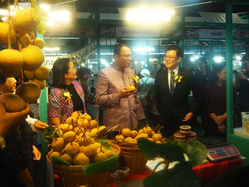 รองผวจ.ลพบุรีประธานเปิดงาน เทศกาลของดี ของเด็ดจังหวัดลพบุรี ที่ห้างอิมพีเรียลฯสำโรง จังหวัดลพบุรี เปิดงาน “ลพบุรี MARKET FEST : เทศกาลของดี ของเด็ดจังหวัดลพบุรี” ภายใต้โครงการส่งเสริมการตลาดสินค้าเกษตรปลอดภัย และการบริโภคอาหารเพื่อสุขภาพ กิจกรรม ส่งเสริมการตลาดและเชื่อมโยงการจำหน่ายสินค้าผลิตภัณฑ์ และอาหารปลอดภัยนอกพื้นที่จังหวัดลพบุรี ณ Big Zone ชั้น 1 ศูนย์การค้าอิมพีเรียล เวิลด์ สำโรง อำเภอเมืองสมุทรปราการ จังหวัดสมุทรปราการ วันพุธที่ 29 พฤษภาคม 2568 เวลา 16.00 น. นายประยูร ศิริวรรณ รองผู้ว่าราชการจังหวัดลพบุรี เป็นประธานในพิธีเปิดงาน ภายใต้โครงการส่งเสริมการตลาดสินค้าเกษตรปลอดภัย และการบริโภคอาหารเพื่อสุขภาพ กิจกรรม ส่งเสริมการตลาดและเชื่อมโยงการจำหน่ายสินค้าผลิตภัณฑ์ และอาหารปลอดภัยนอกพื้นที่จังหวัดลพบุรี โครงการตามแผนปฏิบัติราชการของจังหวัดลพบุรี ประจำปีงบประมาณ พ.ศ. 2568 ภายใต้ชื่องาน “ลพบุรี MARKET FEST : เทศกาลของดี ของเด็ดจังหวัดลพบุรี” พร้อมด้วย นางสาวกษมา สุทธวิชัย พาณิชย์จังหวัดลพบุรี ร่วมด้วยหัวหน้าส่วนราชการแขกผู้มีเกียรติ และสื่อมวลชน ณ Big Zone ชั้น 1 ศูนย์การค้าอิมพีเรียล เวิลด์ สำโรง อำเภอเมืองสมุทรปราการ จังหวัดสมุทรปราการ จังหวัดลพบุรี โดยสำนักงานพาณิชย์จังหวัดลพบุรี ในฐานะที่เป็นหน่วยงานหลักในการส่งเสริม ด้านการตลาด ขับเคลื่อนเศรษฐกิจการค้าของจังหวัด กำหนดจัดกิจกรรมงานแสดงและจำหน่ายสินค้าและการเจรจาธุรกิจ ซึ่งจะช่วยให้เศรษฐกิจการค้าของผู้ผลิต ผู้ประกอบการ วิสาหกิจชุมชน เกษตรกรผู้ผลิตสินค้าเกษตร เกษตรปลอดภัย สินค้า OTOP/SMEs ตลอดจนผู้ประกอบการที่เกี่ยวข้องของจังหวัดลพบุรี ได้รับการ สนับสนุนส่งเสริมด้านการตลาดในการเพิ่มช่องทางการจำหน่ายอย่างต่อเนื่อง การจัดงาน “ลพบุรี MARKET FEST : เทศกาลของดี ของเด็ดจังหวัดลพบุรี” จัดขึ้นระหว่างวันที่ 29 พฤษภาคม – 2 มิถุนายน 2568 ณ Big Zone ชั้น 1 ศูนย์การค้าอิมพีเรียล เวิลด์ สำโรง อำเภอเมืองสมุทรปราการ จังหวัดสมุทรปราการ เพื่อให้ผู้ผลิตผู้ประกอบการสินค้าเกษตร ผลิตภัณฑ์และอาหารปลอดภัยของจังหวัดลพบุรี มีช่องทางการจำหน่ายสินค้าเพิ่มขึ้น รวมทั้งประชาสัมพันธ์สร้างการรับรู้สินค้าดี สินค้าเด่นของจังหวัดลพบุรี ให้เป็นที่รู้จักอย่างแพร่หลาย ภายในงานได้มีการจัดแสดงและจำหน่ายสินค้าเกษตร ผลิตภัณฑ์และอาหารปลอดภัย สินค้าสิ่งบ่งชี้ทางภูมิศาสตร์ (GI) สินค้า OTOP/SMEs ของผู้ประกอบการ กลุ่มเกษตรกร กลุ่มวิสาหกิจชุมชม กลุ่มสมาชิก MOC BIZ CLUB เข้าร่วมแสดงและจำหน่ายสินค้า รวมทั้งสิ้น 50 คูหา นอกจากนี้ภายในงานยังมีกิจกรรมเจรจาธุรกิจ เพื่อเพิ่มช่องทางการจำหน่ายให้เพิ่มมากยิ่งขึ้น รวมถึงกิจกรรมพิเศษอื่นๆ เช่น กิจกรรมนาทีทองที่ทุกท่านจะสามารถซื้อสินค้าภายในงานได้ในราคาถูก , กิจกรรมจับสลากลุ้นรางวัลทุกวัน รวมมูลค่ากว่า 50,000 บาท ตลอดการจัดงาน และในทุกวัน เวลา 17.30 น. เป็นต้นไป โดยประชาชนสามารถเข้าร่วมชมงานได้ฟรี งานจัดขึ้นระหว่างวันที่ 29 พฤษภาคม – 2 มิถุนายน 2568 ณ Big Zone ชั้น 1 ศูนย์การค้าอิมพีเรียล เวิลด์ สำโรง อำเภอเมืองสมุทรปราการ จังหวัดสมุทรปราการ