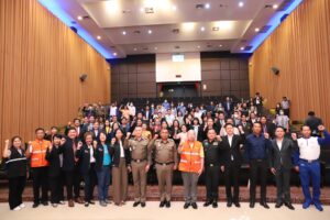 ศูนย์อำนวยการความปลอดภัยทางถนนจังหวัดสมุทรปราการ บูรณการความร่วมมือ ภาคีเครือข่ายดำเนินการมาตรการองค์กรด้านการป้องกันและลดอุบัติเหตุทางถนนในสถานประกอบการ เพื่อลดจำนวนผู้บาดเจ็บและเสียชีวิตจากอุบัติเหตุทางถนนของจังหวัดสมุทรปราการ วันนี้ (12 มิ.ย.68) เวลา 13.30 น. นายณัชวันก์ อัลภาชน์ เตชะเสน รองผู้ว่าราชการจังหวัดสมุทรปราการ เป็นประธานลงนามบันทึกข้อตกลงความร่วมมือ (MOU) การดำเนินการมาตรการองค์กรด้านการป้องกันและลดอุบัติเหตุทางถนนในสถานประกอบการ ระหว่างศูนย์อำนวยการความปลอดภัยทางถนนจังหวัดสมุทรปราการ หน่วยงานที่เกี่ยวข้อง และสถานประกอบการในพื้นที่จังหวัดสมุทรปราการ ทั้งหมด 38 หน่วยงานที่ร่วมลงนามบันทึกข้อตกลงความร่วมมือ (MOU) ในครั้งนี้ ณ หอประชุม Auditorium บริษัท ไทยยามาฮ่ามอเตอร์ จำกัด ตำบลศีรษะจรเข้ใหญ่ อำเภอบางเสาธง จังหวัดสมุทรปราการ นายวัฒนา สาคร หัวหน้าป้องกันและบรรเทาสาธารณภัยจังหวัดสมุทรปราการ กล่าวว่า จังหวัดสมุทรปราการ มีจำนวนผู้บาดเจ็บและเสียชีวิตจากการใช้รถใช้ถนนติดอันดับ 1 ใน10 ของประประเทศ และมากกว่าร้อยละ 90 เป็นผู้บาดเจ็บและเสียชีวิตจากการขับขี่รถจักรยานยนต์ ส่วนใหญ่มีอายุระหว่าง 23-60ปี ซึ่งเป็นวัยทำงาน หากสามารถลดจำนวนผู้บาดเจ็บและเสียชีวิตจากรถจักรยานยนต์ในวัยทำงานลงได้ จะทำให้สถิติติอุบัติเหตุทางถนนของจังหวัดลดลงได้เป็นจำนวนมาก ทั้งนี้ ตามที่มติประชุมคณะกรรมการศูนย์อำนวยการความปลอดภัยทางถนน ครั้งที่ 2/2567 รับทราบและให้ดำเนินการขับเคลื่อนมาตรการองค์กรใน 6 ประเด็นสำคัญหลักอย่างเคร่งครัด ประกอบด้วย 1) การสวมหมวกนิรภัย 100 เปอร์เซ็นต์ 2) การดื่มไม่ขับ 3) การไม่ขับรถเร็วเกินกว่ากฎหมายกำหนด 4) การประกันภัย (พ.ร.บ.) ภาคบังคับ/สมัครใจ 100 เปอร์เซ็นต์ 5) การให้ความรู้ "ทักษะคิดการเอาชีวิตรอดบนท้องถนน" และ 5) การจัดสภาพแวดล้อมให้ปลอดภัย นั้น