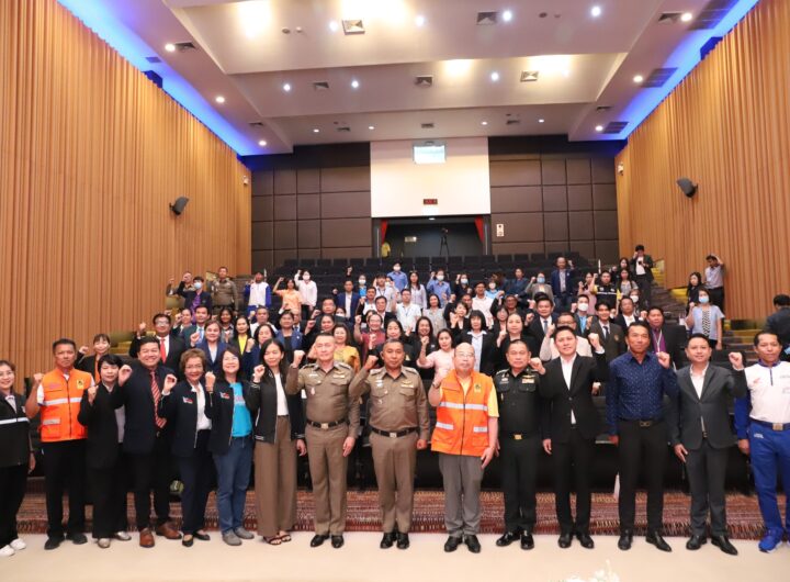 ศูนย์อำนวยการความปลอดภัยทางถนนจังหวัดสมุทรปราการ บูรณการความร่วมมือ ภาคีเครือข่ายดำเนินการมาตรการองค์กรด้านการป้องกันและลดอุบัติเหตุทางถนนในสถานประกอบการ เพื่อลดจำนวนผู้บาดเจ็บและเสียชีวิตจากอุบัติเหตุทางถนนของจังหวัดสมุทรปราการ วันนี้ (12 มิ.ย.68) เวลา 13.30 น. นายณัชวันก์ อัลภาชน์ เตชะเสน รองผู้ว่าราชการจังหวัดสมุทรปราการ เป็นประธานลงนามบันทึกข้อตกลงความร่วมมือ (MOU) การดำเนินการมาตรการองค์กรด้านการป้องกันและลดอุบัติเหตุทางถนนในสถานประกอบการ ระหว่างศูนย์อำนวยการความปลอดภัยทางถนนจังหวัดสมุทรปราการ หน่วยงานที่เกี่ยวข้อง และสถานประกอบการในพื้นที่จังหวัดสมุทรปราการ ทั้งหมด 38 หน่วยงานที่ร่วมลงนามบันทึกข้อตกลงความร่วมมือ (MOU) ในครั้งนี้ ณ หอประชุม Auditorium บริษัท ไทยยามาฮ่ามอเตอร์ จำกัด ตำบลศีรษะจรเข้ใหญ่ อำเภอบางเสาธง จังหวัดสมุทรปราการ นายวัฒนา สาคร หัวหน้าป้องกันและบรรเทาสาธารณภัยจังหวัดสมุทรปราการ กล่าวว่า จังหวัดสมุทรปราการ มีจำนวนผู้บาดเจ็บและเสียชีวิตจากการใช้รถใช้ถนนติดอันดับ 1 ใน10 ของประประเทศ และมากกว่าร้อยละ 90 เป็นผู้บาดเจ็บและเสียชีวิตจากการขับขี่รถจักรยานยนต์ ส่วนใหญ่มีอายุระหว่าง 23-60ปี ซึ่งเป็นวัยทำงาน หากสามารถลดจำนวนผู้บาดเจ็บและเสียชีวิตจากรถจักรยานยนต์ในวัยทำงานลงได้ จะทำให้สถิติติอุบัติเหตุทางถนนของจังหวัดลดลงได้เป็นจำนวนมาก ทั้งนี้ ตามที่มติประชุมคณะกรรมการศูนย์อำนวยการความปลอดภัยทางถนน ครั้งที่ 2/2567 รับทราบและให้ดำเนินการขับเคลื่อนมาตรการองค์กรใน 6 ประเด็นสำคัญหลักอย่างเคร่งครัด ประกอบด้วย 1) การสวมหมวกนิรภัย 100 เปอร์เซ็นต์ 2) การดื่มไม่ขับ 3) การไม่ขับรถเร็วเกินกว่ากฎหมายกำหนด 4) การประกันภัย (พ.ร.บ.) ภาคบังคับ/สมัครใจ 100 เปอร์เซ็นต์ 5) การให้ความรู้ "ทักษะคิดการเอาชีวิตรอดบนท้องถนน" และ 5) การจัดสภาพแวดล้อมให้ปลอดภัย นั้น