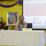 จังหวัดสมุทรปราการ บูรณาการความร่วมมือองค์กรปกครองส่วนท้องถิ่นเตรียมความพร้อมสร้างศูนย์พักพิงสุนัขจรจัด เพื่อแก้ปัญหาสุนัขจรจัดต่างๆ ไม่ให้ก่อความเดือดร้อน รำคาญแก่ประชาชนทั่วไป วันนี้ (23 มิ.ย.68) เวลา 13.00 น. นายศุภมิตร ชินศรี ผู้ว่าราชการจังหวัดสมุทรปราการ เป็นประธานประชุมการเตรียมความพร้อมในการดำเนินการสร้างศูนย์พักพิงสุนัขจรจัดจังหวัดสมุทรปราการ ณ ห้องประชุมเทศบาลตำบลบางเมือง อำเภอเมืองฯ จังหวัดสมุทรปราการ โดยมี หน่วยงานที่เกี่ยวข้อง และผู้แทนองค์กรปกครองท้องถิ่นในพื้นที่ เข้าร่วมประชุม หารือแนวทางในการดำเนินการสร้างพักพิงสุนัขจรจัดจังหวัดสมุทรปราการ เพื่อแก้ปัญหาสุนัขจรจัดต่างๆ ไม่ให้ก่อความเดือดร้อน รำคาญแก่ประชาชนทั่วไป เป็นไปอย่างมีประสิทธิภาพ และมีความยั่งยืน รวมทั้งขับเคลื่อนการดำเนินโครงการสัตว์ปลอดโรค คนปลอดภัย จากโรคพิษสุนัขบ้า ตามพระราชปณิธาน ศาสตราจารย์ ดร.สมเด็จเจ้าฟ้า ฯ กรมพระศรีสวางควัฒน วรขัตติยราชนารี ในการกำจัดโรคพิษสุนัขบ้าให้หมดไปจากประเทศไทย จังหวัดสมุทรปราการ เป็นจังหวัดที่มีทั้งสุนัข และแมวจรจัดเป็นจำนวนมาก ข้อมูล สุนัข-แมว ที่ขึ้นทะเบียน ที่ได้รับวัคซีน ทำหมันขององค์กรปกครองส่วนท้องถิ่น ทั้งเทศบาล/อบต. ประจำปีงบประมาณ 2568 มีจำนวน 49,948 ตัว ซึ่งจังหวัดสมุทรปราการได้ให้ความสำคัญกับการจัดหาที่อยู่อาศัยหรือสถานที่พักพิงให้สุนัขจรจัดต่างๆ เพื่อไม่ให้ก่อความเดือดร้อนรำคาญแก่ประชาชนทั่วไป โดยมีนโยบายที่จะบูรณาการความร่วมมือหน่วยงานที่เกี่ยวข้องและองค์กรปกครองส่วนท้องถิ่นในพื้นที่ ดำเนินโครงการสร้างศูนย์พักพิงสุนัขจรจัดจังหวัดสมุทรปราการ เพื่อใช้เป็นสถานที่สำหรับให้ช่วยเหลือจัดสวัสดิภาพให้แก่สุนัขจรจัดที่ถูกทอดทิ้ง ไม่มีเจ้าของ หรือมีเจ้าของแต่มีสภาพแวดล้อมอยู่อาศัยกระทบกับประชาชนโดยรอบ รวมทั้งเพื่อความคุมดูแลไม่ให้มีการแพร่พันธุ์โดยเร็ว และแพร่เชื้อโรคจากสัตว์สู่สัตว์ และจากสัตว์สู่คน การหารือในเบื้องต้นจะเป็นการบูรณาการงบประมาณขององค์กรปกครองท้องถิ่นในพื้นที่ เพื่อสร้างศูนย์พักพิงสุนัขจรจัดจังหวัดสมุทรปราการ รวมทั้งการหาผู้ดูและอาหารของสุนัขจร โดยจะพื้นที่ของกรมธนารักษ์ และจะดำเนินการหาพื้นที่ที่เหมาะสม เพื่อไม่ให้ส่งผลกระทบกับประชาชนที่อาศัยบริเวณโดยรอบ