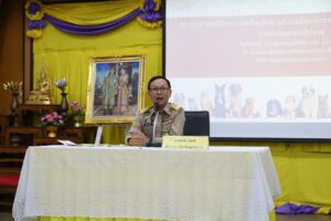 จังหวัดสมุทรปราการ บูรณาการความร่วมมือองค์กรปกครองส่วนท้องถิ่นเตรียมความพร้อมสร้างศูนย์พักพิงสุนัขจรจัด เพื่อแก้ปัญหาสุนัขจรจัดต่างๆ ไม่ให้ก่อความเดือดร้อน รำคาญแก่ประชาชนทั่วไป วันนี้ (23 มิ.ย.68) เวลา 13.00 น. นายศุภมิตร ชินศรี ผู้ว่าราชการจังหวัดสมุทรปราการ เป็นประธานประชุมการเตรียมความพร้อมในการดำเนินการสร้างศูนย์พักพิงสุนัขจรจัดจังหวัดสมุทรปราการ ณ ห้องประชุมเทศบาลตำบลบางเมือง อำเภอเมืองฯ จังหวัดสมุทรปราการ โดยมี หน่วยงานที่เกี่ยวข้อง และผู้แทนองค์กรปกครองท้องถิ่นในพื้นที่ เข้าร่วมประชุม หารือแนวทางในการดำเนินการสร้างพักพิงสุนัขจรจัดจังหวัดสมุทรปราการ เพื่อแก้ปัญหาสุนัขจรจัดต่างๆ ไม่ให้ก่อความเดือดร้อน รำคาญแก่ประชาชนทั่วไป เป็นไปอย่างมีประสิทธิภาพ และมีความยั่งยืน รวมทั้งขับเคลื่อนการดำเนินโครงการสัตว์ปลอดโรค คนปลอดภัย จากโรคพิษสุนัขบ้า ตามพระราชปณิธาน ศาสตราจารย์ ดร.สมเด็จเจ้าฟ้า ฯ กรมพระศรีสวางควัฒน วรขัตติยราชนารี ในการกำจัดโรคพิษสุนัขบ้าให้หมดไปจากประเทศไทย จังหวัดสมุทรปราการ เป็นจังหวัดที่มีทั้งสุนัข และแมวจรจัดเป็นจำนวนมาก ข้อมูล สุนัข-แมว ที่ขึ้นทะเบียน ที่ได้รับวัคซีน ทำหมันขององค์กรปกครองส่วนท้องถิ่น ทั้งเทศบาล/อบต. ประจำปีงบประมาณ 2568 มีจำนวน 49,948 ตัว ซึ่งจังหวัดสมุทรปราการได้ให้ความสำคัญกับการจัดหาที่อยู่อาศัยหรือสถานที่พักพิงให้สุนัขจรจัดต่างๆ เพื่อไม่ให้ก่อความเดือดร้อนรำคาญแก่ประชาชนทั่วไป โดยมีนโยบายที่จะบูรณาการความร่วมมือหน่วยงานที่เกี่ยวข้องและองค์กรปกครองส่วนท้องถิ่นในพื้นที่ ดำเนินโครงการสร้างศูนย์พักพิงสุนัขจรจัดจังหวัดสมุทรปราการ เพื่อใช้เป็นสถานที่สำหรับให้ช่วยเหลือจัดสวัสดิภาพให้แก่สุนัขจรจัดที่ถูกทอดทิ้ง ไม่มีเจ้าของ หรือมีเจ้าของแต่มีสภาพแวดล้อมอยู่อาศัยกระทบกับประชาชนโดยรอบ รวมทั้งเพื่อความคุมดูแลไม่ให้มีการแพร่พันธุ์โดยเร็ว และแพร่เชื้อโรคจากสัตว์สู่สัตว์ และจากสัตว์สู่คน การหารือในเบื้องต้นจะเป็นการบูรณาการงบประมาณขององค์กรปกครองท้องถิ่นในพื้นที่ เพื่อสร้างศูนย์พักพิงสุนัขจรจัดจังหวัดสมุทรปราการ รวมทั้งการหาผู้ดูและอาหารของสุนัขจร โดยจะพื้นที่ของกรมธนารักษ์ และจะดำเนินการหาพื้นที่ที่เหมาะสม เพื่อไม่ให้ส่งผลกระทบกับประชาชนที่อาศัยบริเวณโดยรอบ