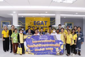 วันที่ 25 มิถุนายน 2568 กฟผ.โรงไฟฟ้าพระนครใต้ นำโดย นายนิติ ปัทมาคมสัน ผู้ช่วยผู้อำนวยการโรงไฟฟ้าพระนครใต้ (ช.อฟต-1.) เป็นประธานเปิดโครงการเปิดบ้านโรงไฟฟ้าพระนครใต้ ประจำปี 2568 ณ ห้องประชุมออดิทอเรียม อาคารที่ทำการโรงไฟฟ้าพระนครใต้ โดยได้ให้การต้อนรับคณะชุมชนจากตำบลบางโปรง โดยมี นายพงพัฒน์ กรุดภู่ กำนันตำบลบางโปรง นำคณะชุมชนตำบลบางโปรง เข้าร่วมกิจกรรมดังกล่าว ภายในกิจกรรมมีการบรรยายให้ความรู้ด้านกระบวนการผลิตไฟฟ้าของโรงไฟฟ้าพระนครใต้ และชี้แจงข้อมูลด้านความก้าวหน้าของโครงการโรงไฟฟ้าพลังความร้อนร่วมพระนครใต้ ชุดที่ 5-7 ที่จะดำเนินการในอนาคต โดยได้รับเกียรติจาก นางสาวภิญญา อินนุกูล หัวหน้าแผนกสร้างสัมพันธ์ชุมชนพื้นที่โรงไฟฟ้าพลังความร้อน (หสชร-พ.) และ นายพชร พิชยานนท์ วิศวกรระดับ 7 กองการผลิตโรงไฟฟ้าพลังความร้อนร่วมทดแทน บรรยายให้ความรู้ นอกจากนี้ยังได้รับเกียรติจากแผนกเสริมสร้างทัศนคติภาคชุมชนและสังคม มาบรรยายให้ความรู้ด้านการประหยัดพลังงาน อาทิการเลือกใช้เครื่องไฟฟ้าประเภทต่างๆเพื่อช่วยในการประหยัดไฟฟ้าในครัวเรือน อันจะส่งเสริมให้ประชาชนมีพฤติกรรมใส่ใจในสิ่งแวดล้อมมากยิ่งขึ้น จากนั้นได้นำคณะเยี่ยมชมกระบวนการผลิตไฟฟ้า ณ โรงไฟฟ้าพลังความร้อนร่วมทดแทน (SB-C4) โดยมีนายเสรี เวียงพิทักษ์ หัวหน้ากองการผลิตโรงไฟฟ้าพลังความร้อนร่วมทดแทน (กผรรทต-ฟ.) ให้การต้อนรับและนำชมกระบวนการผลิตไฟฟ้า พร้อมกันนี้ยังมีนายรุ่งโรจน์ ชนะ หัวหน้าแผนกเดินเครื่องกะที่ 4 กองการผลิตโรงไฟฟ้าพลังความร้อนร่วมทดแทน (หดต4-ฟ.) เป็นวิทยากรบรรยายให้ความรู้ เพื่อให้ผู้เยี่ยมชมได้ชมการดำเนินงานของวิศวกรในสถานที่จริงอันเพื่อสร้างความรู้ ความเข้าใจ ในการดำเนินงานของ กฟผ.โรงไฟฟ้าพระนครใต้ ซึ่งเราได้มุ่งมั่นในการสร้างความมั่นคงในด้านกำลังการผลิตกระแสไฟฟ้าเพื่อประเทศไทย และยังให้ความสำคัญถึงการดำเนินงานที่คำนึงถึงสิ่งแวดล้อม และการมีส่วนร่วมกับชุมชนรอบโรงไฟฟ้าพระนครใต้ด้วย