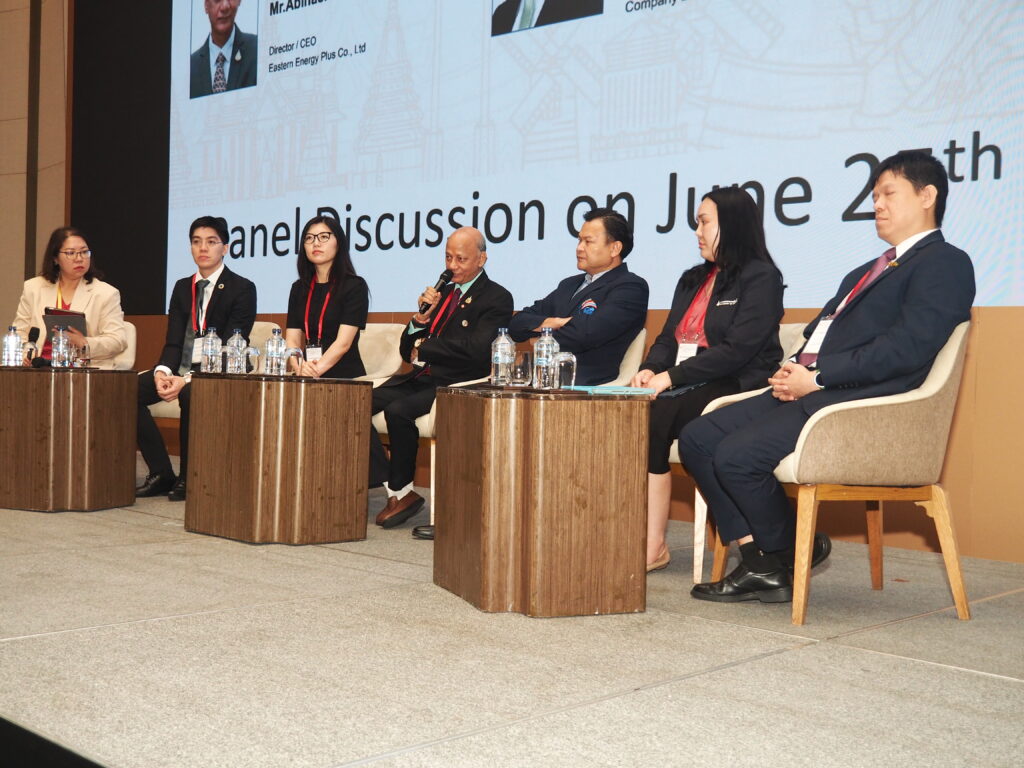 EEP ร่วมเวทีสัมมนาระดับเอเชีย EEP ร่วมเวทีสัมมนาระดับเอเชีย 9th Waste Management & Waste to Energy Asia Summit Thailand Focus เมื่อวันที่ 25 มิถุนายน 2568 ณ ห้องฟูจิ 2 บอลรูม ชั้น 4 โรงแรมนิกโก้ กรุงเทพฯ กลุ่มบริษัท อีสเทิร์น เอเนอร์จี้ พลัส จำกัด (EEP Group) ได้ตอกย้ำบทบาทการเป็นผู้นำด้านการจัดการขยะชุมชนและพลังงานสะอาดของประเทศไทย บนเวทีสัมมนาระดับภูมิภาค เอเซียในงาน “9th Waste Management & Waste to Energy Asia Summit Thailand Focus” ซึ่งจัดขึ้นโดย Innovation Networking Brainstorm Connection (INBC Global) โดยในงานนี้ นายอบีนาช มาจี้ ประธานเจ้าหน้าที่บริหารของกลุ่มบริษัท EEP ได้รับเกียรติเป็นวิทยากรปาฐกถาพิเศษ บรรยายภายใต้หัวข้อ “The latest development and future planning of EEP's waste management and Waste to Energy Business” การเข้าร่วมงานสัมมนาของกลุ่มบริษัท EEP ในครั้งนี้ สะท้อนถึงความมุ่งมั่นในการพัฒนาธุรกิจการบริหารจัดการขยะชุมชนอย่างครบวงจร ด้วยแนวทางที่ยั่งยืน เป็นมิตรต่อสิ่งแวดล้อม และตอบโจทย์การพัฒนาเศรษฐกิจหมุนเวียน (Circular Economy) ควบคู่กับการมีส่วนร่วมของชุมชน ภาพรวมการดำเนินงานของ EEP Group บริษัท อีสเทิร์น เอเนอร์จี้ พลัส จำกัด (EEP) ดำเนินธุรกิจบ่อฝังกลบขยะชุมชนภายในศูนย์บริหารจัดการขยะชุมชนแบบครบวงจร ตั้งอยู่ที่ตำบลแพรกษาใหม่ อำเภอเมืองสมุทรปราการ จังหวัดสมุทรปราการ โดยยึดแนวคิด Zero Waste ในการบริหารจัดการ รองรับขยะชุมชนจากรถเก็บขนขยะขององค์กรปกครองส่วนท้องถิ่นในจังหวัดสมุทรปราการ เพื่อเข้าสู่กระบวนการคัดแยกขยะอย่างเป็นระบบและนำมาผลิตเป็นเชื้อเพลิงขยะ RDF สำหรับป้อนเข้าสู่กระบวนการผลิตกระแสไฟฟ้าของโรงไฟฟ้าเชื้อเพลิงขยะ RDF ขนาด 9.9 เมกะวัตต์ ภายใต้ บริษัท ราชบุรี-อีอีพี รีนิวเอเบิ้ล เอนเนอจี้ จำกัด (R-EEP) รวมถึงบริการเก็บขนขยะชุมชนให้แก่บางองค์กรปกครองส่วนท้องถิ่นในจังหวัดสมุทรปราการ มายังบ่อฝังกลบขยะของบริษัท EEP ดำเนินงานโดยบริษัท สมุทรปราการ รีนิวเอเบิ้ล เอเนอร์จี้ จำกัด (SRE) และโครงการก่อสร้างโรงไฟฟ้าขยะชุมชนและบริหารจัดการโรงไฟฟ้า ทั้งหมด 3 โครงการ ได้แก่ โรงไฟฟ้าที่มีขนาดกำลังการผลิต 9.9 เมกะวัตต์ จำนวน 1 โรง และขนาดกำลังการผลิต 3.0 เมกะวัตต์ จำนวน 2 โรง ของบริษัท มหานคร กรีน เอเนอร์จี้ จำกัด (MHG) โดยมีกำหนดเริ่มเดินเครื่องภายในเดือนธันวาคม พ.ศ. 2569 บริษัท EEP มีเป้าหมายในการก้าวสู่ความเป็นผู้นำด้านการบริหารจัดการขยะชุมชนแบบครบวงจร ภายใต้การนำของนายอบีนาช มาจี้ CEO กลุ่มบริษัท EEP โดยใช้แนวคิดการบริหารจัดการขยะชุมชน แบบ 360 องศา ซึ่งคำนึงถึงสิ่งแวดล้อมและชุมชนเป็นหัวใจสำคัญ ด้วยการบูรณาการองค์ความรู้ด้านวิศวกรรมศาสตร์ วิทยาศาสตร์ และเทคโนโลยี เข้ามาใช้ในการบริหารจัดการขยะมูลฝอยชุมชนอย่างเป็นระบบ ควบคู่กับความใส่ใจต่อสิ่งแวดล้อมและความยั่งยืนในระยะยาว อาทิเช่น การพัฒนาและประยุกต์ใช้เทคโนโลยีในการจัดการก๊าซมีเทน โดยใช้วัสดุเสมือนดินที่ได้จากกระบวนการรื้อร่อน มาเป็นวัสดุปิดทับขยะบริเวณบ่อฝังกลบ ซึ่งมีคุณสมบัติเป็นชั้น Methane oxidation layer : MOL ช่วยลดปริมาณก๊าซมีเทนและกลิ่นจากการฝังกลบขยะได้ พร้อมนำนวัตกรรมการฝังกลบแบบกึ่งเติมอากาศ (Semi-aerobic landfill) มาใช้เป็นแห่งแรกในประเทศไทย รวมถึงใช้โดรนตรวจวัดอุณหภูมิ (Thermal Drone) เพื่อตรวจจับความร้อนสะสม (Hot spot) ลดความเสี่ยงการเกิดไฟไหม้ในหลุมฝังกลบขยะ ในด้านการจัดการกลิ่น กลุ่มบริษัท EEP ได้ร่วมมือกับสถาบันการศึกษา ในการนำเทคโนโลยี E-Nose (จมูกอิเล็กทรอนิกส์) มาติดตั้งในพื้นที่ชุมชนโดยรอบ พร้อมระบบแจ้งเตือนตลอด 24 ชั่วโมง เพื่อรับมือกับกลิ่นไม่พึงประสงค์อย่างมีประสิทธิภาพ รวมถึงติดตั้งระบบตรวจวัดค่าฝุ่น PM 2.5 ทั้งแบบออนไลน์และออฟไลน์ เพื่อเฝ้าระวังคุณภาพอากาศโดยรอบในพื้นที่ชุมชนและสถานประกอบการ นายอบีนาช มาจี้ CEO กลุ่มบริษัท EEP กล่าวว่า ด้วยวิสัยทัศน์อันก้าวไกลของผู้บริหารกลุ่มบริษัท EEP ในการเป็นผู้นำด้านการจัดการขยะชุมชนอย่างยั่งยืนระดับประเทศ โดยบูรณาการองค์ความรู้ด้านวิศวกรรม วิทยาศาสตร์ และเทคโนโลยีเพื่อสร้างนวัตกรรมที่ตอบโจทย์สิ่งแวดล้อมและสังคม พร้อมทำงานร่วมกับมหาวิทยาลัยชั้นนำในการวิจัยและพัฒนาโครงการในอนาคตเพื่อยกระดับการบริหารจัดการขยะในระดับประเทศ เพื่อให้สอดคล้องกับเป้าหมาย Net Zero Emission ของประเทศไทย และแนวทางการลดก๊าซเรือนกระจกตามที่ได้ตกลงไว้ในการประชุม COP26 ที่มุ่งเน้นการจำกัดอุณหภูมิโลก และสนับสนุนการเปลี่ยนผ่านสู่สังคมคาร์บอนต่ำอย่างยั่งยืน กลุ่มบริษัท EEP มุ่งมั่นขับเคลื่อนประเทศไทยสู่เป้าหมายด้านพลังงานสะอาดและการพัฒนาที่ยั่งยืนให้กับชุมชน สังคมในจังหวัดสมุทรปราการและประเทศชาติอย่างแท้จริง