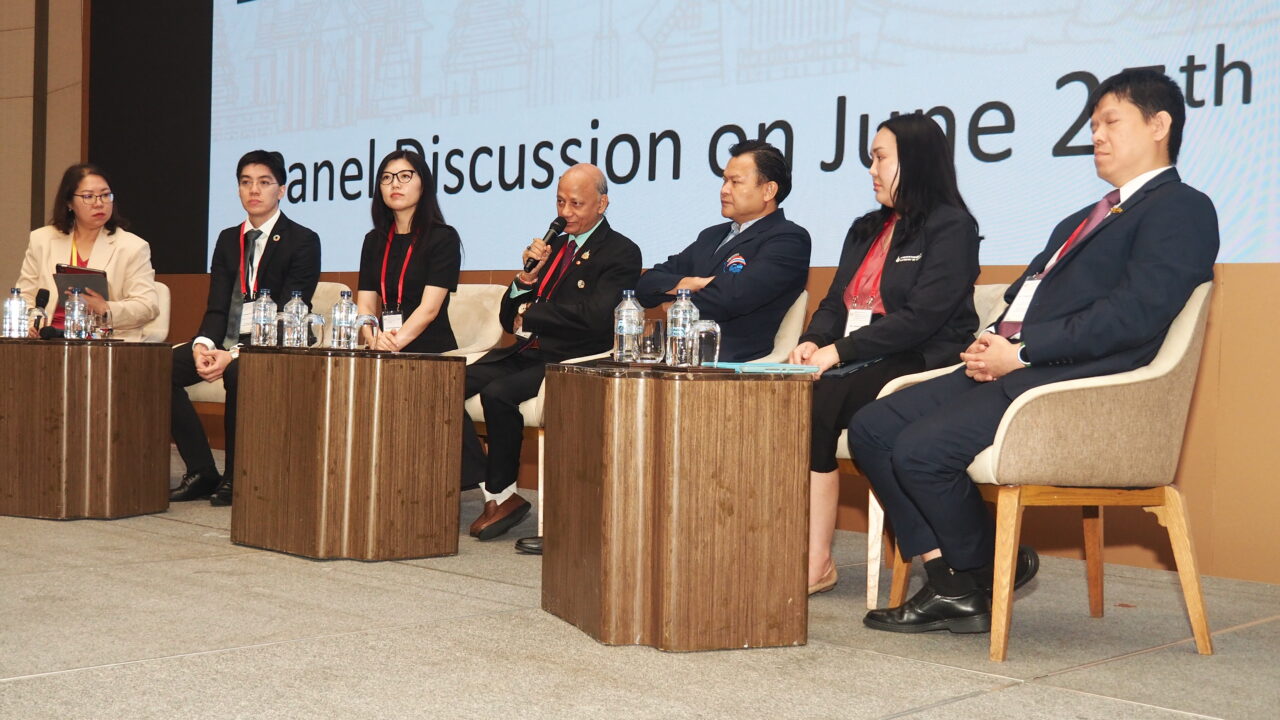 EEP ร่วมเวทีสัมมนาระดับเอเชีย EEP ร่วมเวทีสัมมนาระดับเอเชีย 9th Waste Management & Waste to Energy Asia Summit Thailand Focus เมื่อวันที่ 25 มิถุนายน 2568 ณ ห้องฟูจิ 2 บอลรูม ชั้น 4 โรงแรมนิกโก้ กรุงเทพฯ กลุ่มบริษัท อีสเทิร์น เอเนอร์จี้ พลัส จำกัด (EEP Group) ได้ตอกย้ำบทบาทการเป็นผู้นำด้านการจัดการขยะชุมชนและพลังงานสะอาดของประเทศไทย บนเวทีสัมมนาระดับภูมิภาค เอเซียในงาน “9th Waste Management & Waste to Energy Asia Summit Thailand Focus” ซึ่งจัดขึ้นโดย Innovation Networking Brainstorm Connection (INBC Global) โดยในงานนี้ นายอบีนาช มาจี้ ประธานเจ้าหน้าที่บริหารของกลุ่มบริษัท EEP ได้รับเกียรติเป็นวิทยากรปาฐกถาพิเศษ บรรยายภายใต้หัวข้อ “The latest development and future planning of EEP's waste management and Waste to Energy Business” การเข้าร่วมงานสัมมนาของกลุ่มบริษัท EEP ในครั้งนี้ สะท้อนถึงความมุ่งมั่นในการพัฒนาธุรกิจการบริหารจัดการขยะชุมชนอย่างครบวงจร ด้วยแนวทางที่ยั่งยืน เป็นมิตรต่อสิ่งแวดล้อม และตอบโจทย์การพัฒนาเศรษฐกิจหมุนเวียน (Circular Economy) ควบคู่กับการมีส่วนร่วมของชุมชน ภาพรวมการดำเนินงานของ EEP Group บริษัท อีสเทิร์น เอเนอร์จี้ พลัส จำกัด (EEP) ดำเนินธุรกิจบ่อฝังกลบขยะชุมชนภายในศูนย์บริหารจัดการขยะชุมชนแบบครบวงจร ตั้งอยู่ที่ตำบลแพรกษาใหม่ อำเภอเมืองสมุทรปราการ จังหวัดสมุทรปราการ โดยยึดแนวคิด Zero Waste ในการบริหารจัดการ รองรับขยะชุมชนจากรถเก็บขนขยะขององค์กรปกครองส่วนท้องถิ่นในจังหวัดสมุทรปราการ เพื่อเข้าสู่กระบวนการคัดแยกขยะอย่างเป็นระบบและนำมาผลิตเป็นเชื้อเพลิงขยะ RDF สำหรับป้อนเข้าสู่กระบวนการผลิตกระแสไฟฟ้าของโรงไฟฟ้าเชื้อเพลิงขยะ RDF ขนาด 9.9 เมกะวัตต์ ภายใต้ บริษัท ราชบุรี-อีอีพี รีนิวเอเบิ้ล เอนเนอจี้ จำกัด (R-EEP) รวมถึงบริการเก็บขนขยะชุมชนให้แก่บางองค์กรปกครองส่วนท้องถิ่นในจังหวัดสมุทรปราการ มายังบ่อฝังกลบขยะของบริษัท EEP ดำเนินงานโดยบริษัท สมุทรปราการ รีนิวเอเบิ้ล เอเนอร์จี้ จำกัด (SRE) และโครงการก่อสร้างโรงไฟฟ้าขยะชุมชนและบริหารจัดการโรงไฟฟ้า ทั้งหมด 3 โครงการ ได้แก่ โรงไฟฟ้าที่มีขนาดกำลังการผลิต 9.9 เมกะวัตต์ จำนวน 1 โรง และขนาดกำลังการผลิต 3.0 เมกะวัตต์ จำนวน 2 โรง ของบริษัท มหานคร กรีน เอเนอร์จี้ จำกัด (MHG) โดยมีกำหนดเริ่มเดินเครื่องภายในเดือนธันวาคม พ.ศ. 2569 บริษัท EEP มีเป้าหมายในการก้าวสู่ความเป็นผู้นำด้านการบริหารจัดการขยะชุมชนแบบครบวงจร ภายใต้การนำของนายอบีนาช มาจี้ CEO กลุ่มบริษัท EEP โดยใช้แนวคิดการบริหารจัดการขยะชุมชน แบบ 360 องศา ซึ่งคำนึงถึงสิ่งแวดล้อมและชุมชนเป็นหัวใจสำคัญ ด้วยการบูรณาการองค์ความรู้ด้านวิศวกรรมศาสตร์ วิทยาศาสตร์ และเทคโนโลยี เข้ามาใช้ในการบริหารจัดการขยะมูลฝอยชุมชนอย่างเป็นระบบ ควบคู่กับความใส่ใจต่อสิ่งแวดล้อมและความยั่งยืนในระยะยาว อาทิเช่น การพัฒนาและประยุกต์ใช้เทคโนโลยีในการจัดการก๊าซมีเทน โดยใช้วัสดุเสมือนดินที่ได้จากกระบวนการรื้อร่อน มาเป็นวัสดุปิดทับขยะบริเวณบ่อฝังกลบ ซึ่งมีคุณสมบัติเป็นชั้น Methane oxidation layer : MOL ช่วยลดปริมาณก๊าซมีเทนและกลิ่นจากการฝังกลบขยะได้ พร้อมนำนวัตกรรมการฝังกลบแบบกึ่งเติมอากาศ (Semi-aerobic landfill) มาใช้เป็นแห่งแรกในประเทศไทย รวมถึงใช้โดรนตรวจวัดอุณหภูมิ (Thermal Drone) เพื่อตรวจจับความร้อนสะสม (Hot spot) ลดความเสี่ยงการเกิดไฟไหม้ในหลุมฝังกลบขยะ ในด้านการจัดการกลิ่น กลุ่มบริษัท EEP ได้ร่วมมือกับสถาบันการศึกษา ในการนำเทคโนโลยี E-Nose (จมูกอิเล็กทรอนิกส์) มาติดตั้งในพื้นที่ชุมชนโดยรอบ พร้อมระบบแจ้งเตือนตลอด 24 ชั่วโมง เพื่อรับมือกับกลิ่นไม่พึงประสงค์อย่างมีประสิทธิภาพ รวมถึงติดตั้งระบบตรวจวัดค่าฝุ่น PM 2.5 ทั้งแบบออนไลน์และออฟไลน์ เพื่อเฝ้าระวังคุณภาพอากาศโดยรอบในพื้นที่ชุมชนและสถานประกอบการ นายอบีนาช มาจี้ CEO กลุ่มบริษัท EEP กล่าวว่า ด้วยวิสัยทัศน์อันก้าวไกลของผู้บริหารกลุ่มบริษัท EEP ในการเป็นผู้นำด้านการจัดการขยะชุมชนอย่างยั่งยืนระดับประเทศ โดยบูรณาการองค์ความรู้ด้านวิศวกรรม วิทยาศาสตร์ และเทคโนโลยีเพื่อสร้างนวัตกรรมที่ตอบโจทย์สิ่งแวดล้อมและสังคม พร้อมทำงานร่วมกับมหาวิทยาลัยชั้นนำในการวิจัยและพัฒนาโครงการในอนาคตเพื่อยกระดับการบริหารจัดการขยะในระดับประเทศ เพื่อให้สอดคล้องกับเป้าหมาย Net Zero Emission ของประเทศไทย และแนวทางการลดก๊าซเรือนกระจกตามที่ได้ตกลงไว้ในการประชุม COP26 ที่มุ่งเน้นการจำกัดอุณหภูมิโลก และสนับสนุนการเปลี่ยนผ่านสู่สังคมคาร์บอนต่ำอย่างยั่งยืน กลุ่มบริษัท EEP มุ่งมั่นขับเคลื่อนประเทศไทยสู่เป้าหมายด้านพลังงานสะอาดและการพัฒนาที่ยั่งยืนให้กับชุมชน สังคมในจังหวัดสมุทรปราการและประเทศชาติอย่างแท้จริง