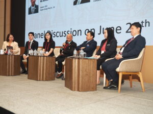 EEP ร่วมเวทีสัมมนาระดับเอเชีย EEP ร่วมเวทีสัมมนาระดับเอเชีย 9th Waste Management & Waste to Energy Asia Summit Thailand Focus เมื่อวันที่ 25 มิถุนายน 2568 ณ ห้องฟูจิ 2 บอลรูม ชั้น 4 โรงแรมนิกโก้ กรุงเทพฯ กลุ่มบริษัท อีสเทิร์น เอเนอร์จี้ พลัส จำกัด (EEP Group) ได้ตอกย้ำบทบาทการเป็นผู้นำด้านการจัดการขยะชุมชนและพลังงานสะอาดของประเทศไทย บนเวทีสัมมนาระดับภูมิภาค เอเซียในงาน “9th Waste Management & Waste to Energy Asia Summit Thailand Focus” ซึ่งจัดขึ้นโดย Innovation Networking Brainstorm Connection (INBC Global) โดยในงานนี้ นายอบีนาช มาจี้ ประธานเจ้าหน้าที่บริหารของกลุ่มบริษัท EEP ได้รับเกียรติเป็นวิทยากรปาฐกถาพิเศษ บรรยายภายใต้หัวข้อ “The latest development and future planning of EEP's waste management and Waste to Energy Business” การเข้าร่วมงานสัมมนาของกลุ่มบริษัท EEP ในครั้งนี้ สะท้อนถึงความมุ่งมั่นในการพัฒนาธุรกิจการบริหารจัดการขยะชุมชนอย่างครบวงจร ด้วยแนวทางที่ยั่งยืน เป็นมิตรต่อสิ่งแวดล้อม และตอบโจทย์การพัฒนาเศรษฐกิจหมุนเวียน (Circular Economy) ควบคู่กับการมีส่วนร่วมของชุมชน ภาพรวมการดำเนินงานของ EEP Group บริษัท อีสเทิร์น เอเนอร์จี้ พลัส จำกัด (EEP) ดำเนินธุรกิจบ่อฝังกลบขยะชุมชนภายในศูนย์บริหารจัดการขยะชุมชนแบบครบวงจร ตั้งอยู่ที่ตำบลแพรกษาใหม่ อำเภอเมืองสมุทรปราการ จังหวัดสมุทรปราการ โดยยึดแนวคิด Zero Waste ในการบริหารจัดการ รองรับขยะชุมชนจากรถเก็บขนขยะขององค์กรปกครองส่วนท้องถิ่นในจังหวัดสมุทรปราการ เพื่อเข้าสู่กระบวนการคัดแยกขยะอย่างเป็นระบบและนำมาผลิตเป็นเชื้อเพลิงขยะ RDF สำหรับป้อนเข้าสู่กระบวนการผลิตกระแสไฟฟ้าของโรงไฟฟ้าเชื้อเพลิงขยะ RDF ขนาด 9.9 เมกะวัตต์ ภายใต้ บริษัท ราชบุรี-อีอีพี รีนิวเอเบิ้ล เอนเนอจี้ จำกัด (R-EEP) รวมถึงบริการเก็บขนขยะชุมชนให้แก่บางองค์กรปกครองส่วนท้องถิ่นในจังหวัดสมุทรปราการ มายังบ่อฝังกลบขยะของบริษัท EEP ดำเนินงานโดยบริษัท สมุทรปราการ รีนิวเอเบิ้ล เอเนอร์จี้ จำกัด (SRE) และโครงการก่อสร้างโรงไฟฟ้าขยะชุมชนและบริหารจัดการโรงไฟฟ้า ทั้งหมด 3 โครงการ ได้แก่ โรงไฟฟ้าที่มีขนาดกำลังการผลิต 9.9 เมกะวัตต์ จำนวน 1 โรง และขนาดกำลังการผลิต 3.0 เมกะวัตต์ จำนวน 2 โรง ของบริษัท มหานคร กรีน เอเนอร์จี้ จำกัด (MHG) โดยมีกำหนดเริ่มเดินเครื่องภายในเดือนธันวาคม พ.ศ. 2569 บริษัท EEP มีเป้าหมายในการก้าวสู่ความเป็นผู้นำด้านการบริหารจัดการขยะชุมชนแบบครบวงจร ภายใต้การนำของนายอบีนาช มาจี้ CEO กลุ่มบริษัท EEP โดยใช้แนวคิดการบริหารจัดการขยะชุมชน แบบ 360 องศา ซึ่งคำนึงถึงสิ่งแวดล้อมและชุมชนเป็นหัวใจสำคัญ ด้วยการบูรณาการองค์ความรู้ด้านวิศวกรรมศาสตร์ วิทยาศาสตร์ และเทคโนโลยี เข้ามาใช้ในการบริหารจัดการขยะมูลฝอยชุมชนอย่างเป็นระบบ ควบคู่กับความใส่ใจต่อสิ่งแวดล้อมและความยั่งยืนในระยะยาว อาทิเช่น การพัฒนาและประยุกต์ใช้เทคโนโลยีในการจัดการก๊าซมีเทน โดยใช้วัสดุเสมือนดินที่ได้จากกระบวนการรื้อร่อน มาเป็นวัสดุปิดทับขยะบริเวณบ่อฝังกลบ ซึ่งมีคุณสมบัติเป็นชั้น Methane oxidation layer : MOL ช่วยลดปริมาณก๊าซมีเทนและกลิ่นจากการฝังกลบขยะได้ พร้อมนำนวัตกรรมการฝังกลบแบบกึ่งเติมอากาศ (Semi-aerobic landfill) มาใช้เป็นแห่งแรกในประเทศไทย รวมถึงใช้โดรนตรวจวัดอุณหภูมิ (Thermal Drone) เพื่อตรวจจับความร้อนสะสม (Hot spot) ลดความเสี่ยงการเกิดไฟไหม้ในหลุมฝังกลบขยะ ในด้านการจัดการกลิ่น กลุ่มบริษัท EEP ได้ร่วมมือกับสถาบันการศึกษา ในการนำเทคโนโลยี E-Nose (จมูกอิเล็กทรอนิกส์) มาติดตั้งในพื้นที่ชุมชนโดยรอบ พร้อมระบบแจ้งเตือนตลอด 24 ชั่วโมง เพื่อรับมือกับกลิ่นไม่พึงประสงค์อย่างมีประสิทธิภาพ รวมถึงติดตั้งระบบตรวจวัดค่าฝุ่น PM 2.5 ทั้งแบบออนไลน์และออฟไลน์ เพื่อเฝ้าระวังคุณภาพอากาศโดยรอบในพื้นที่ชุมชนและสถานประกอบการ นายอบีนาช มาจี้ CEO กลุ่มบริษัท EEP กล่าวว่า ด้วยวิสัยทัศน์อันก้าวไกลของผู้บริหารกลุ่มบริษัท EEP ในการเป็นผู้นำด้านการจัดการขยะชุมชนอย่างยั่งยืนระดับประเทศ โดยบูรณาการองค์ความรู้ด้านวิศวกรรม วิทยาศาสตร์ และเทคโนโลยีเพื่อสร้างนวัตกรรมที่ตอบโจทย์สิ่งแวดล้อมและสังคม พร้อมทำงานร่วมกับมหาวิทยาลัยชั้นนำในการวิจัยและพัฒนาโครงการในอนาคตเพื่อยกระดับการบริหารจัดการขยะในระดับประเทศ เพื่อให้สอดคล้องกับเป้าหมาย Net Zero Emission ของประเทศไทย และแนวทางการลดก๊าซเรือนกระจกตามที่ได้ตกลงไว้ในการประชุม COP26 ที่มุ่งเน้นการจำกัดอุณหภูมิโลก และสนับสนุนการเปลี่ยนผ่านสู่สังคมคาร์บอนต่ำอย่างยั่งยืน กลุ่มบริษัท EEP มุ่งมั่นขับเคลื่อนประเทศไทยสู่เป้าหมายด้านพลังงานสะอาดและการพัฒนาที่ยั่งยืนให้กับชุมชน สังคมในจังหวัดสมุทรปราการและประเทศชาติอย่างแท้จริง