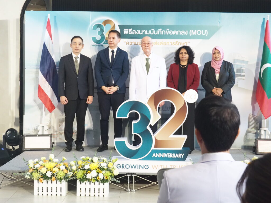 รพ.ไทยนครินทร์จัดงานฉลองครบรอบ32ปีร่วมลงนามเอ็มโอยูหน่วยงานด้านสุขภาพ โรงพยาบาลไทยนครินทร์ ฉลองครบรอบ 32 ปี จากจุดเริ่มต้นเล็ก ๆ สู่ ‘Trustable Health Partner’ ที่เป็นมากกว่าโรงพยาบาล โรงพยาบาลไทยนครินทร์ฉลองวาระครบรอบ 32 ปีของการให้บริการทางการแพทย์ ด้วยบทพิสูจน์แห่งการเติบโตที่ไม่เคยหยุดนิ่ง พร้อมตอกย้ำบทบาทใหม่ในฐานะ ‘Trustable Health Partner’ ที่มากกว่าการเป็นโรงพยาบาล ด้วยแนวคิดที่เน้นการดูแลสุขภาพอย่างยั่งยืนและใส่ใจในทุกมิติของประชาชนทุกคน นพ.เจริญ มีนสุข ประธานกรรมการบริษัท โรงพยาบาลไทยนครินทร์ จำกัด (มหาชน) กล่าวถึงจุดเริ่มต้นของความมั่นใจว่า “โรงพยาบาลไทยนครินทร์เปิดให้บริการแก่ประชาชนอย่างเป็นทางการในปี พ.ศ. 2536 ด้วยปณิธานในการยกระดับคุณภาพชีวิตของชาวบางนา โดยเริ่มต้นจาก 6 แผนกหลัก ได้แก่ อายุรกรรม ศัลยกรรม สูติ-นรีเวช ตา-หู-คอ-จมูก ทันตกรรม และกุมารเวชกรรม และด้วยแรงสนับสนุนจากความไว้วางใจของผู้รับบริการ โรงพยาบาลฯ จึงเติบโตและพัฒนาอย่างไม่หยุดยั้งตลอดกว่า 30 ปีที่ผ่านมา โดยขยายบริการดูแลรักษาเฉพาะทางอย่างต่อเนื่อง อาทิ แผนกสวนหัวใจ (Cardiac Catheterization) และศูนย์ไตเทียม เพื่อรองรับผู้ป่วยโรคหัวใจและไตอย่างมีประสิทธิภาพ ต่อเนื่องด้วยการเปิดศูนย์มะเร็งโฮลิสติค เพื่อดูแลผู้ป่วยมะเร็งแบบองค์รวมทั้งร่างกายและจิตใจ ศูนย์โรคทางเดินอาหาร และศูนย์โรคเต้านม เพื่อรองรับโรคเฉพาะทางอย่างครอบคลุม รวมไปถึงศูนย์สมองและระบบประสาท ยกระดับการดูแลผู้ป่วยด้วยทีมแพทย์เฉพาะทางและเทคโนโลยีที่ทันสมัย” “ความสำเร็จตลอดระยะเวลาที่ผ่านมา ล้วนเกิดจากการดูแลรักษาด้วยความใส่ใจ ความเข้าใจในความต้องการของผู้รับบริการ รวมถึงความมุ่งมั่นในการพัฒนาอย่างต่อเนื่อง ทั้งด้านบุคลากรทางการแพทย์และเทคโนโลยีที่ทันสมัย เพื่อให้บริการทางการแพทย์มีคุณภาพและประสิทธิภาพสูงสุด จากจุดเริ่มต้นที่มุ่งยกระดับคุณภาพชีวิตของประชาชนชาวบางนา ต่อมาเราได้ขยายการบริการไปสู่ประชาชนในเขตกรุงเทพตะวันออก และภาคตะวันออกของประเทศไทย และวันนี้เราพร้อมที่จะก้าวสู่การให้บริการระดับสู่สากล เพื่อตอบสนองความต้องการของผู้ป่วยต่างชาติอย่างเต็มศักยภาพ” ด้านคุณฐิติ สิหนาทกถากุล ประธานบริหาร ได้พูดถึงการปรับตัวเพื่อความยั่งยืน พร้อมเดินหน้าสู่อนาคต “นอกจากการดูแลรักษาโรคแล้ว โรงพยาบาลไทยนครินทร์ยังมุ่งสู่การดูแลสุขภาพเชิงป้องกัน และการแพทย์แม่นยำที่ตอบโจทย์การวางแผนการรักษาที่เหมาะสมเฉพาะบุคคล โดยเฉพาะในช่วงไม่กี่ปีที่ผ่านมา โรงพยาบาลไทยนครินทร์ได้พัฒนาอย่างก้าวกระโดด เพื่อตอบรับกับแนวโน้มการดูแลสุขภาพแบบองค์รวมและการแพทย์สมัยใหม่ที่เน้นการป้องกันและความแม่นยำเฉพาะบุคคล โดยมีจุดเปลี่ยนสำคัญที่เกิดขึ้นอย่างต่อเนื่อง ไม่ว่าจะเป็นการเราได้เปิดตัว Thainakarin Wellness Center ศูนย์ส่งเสริมสุขภาพองค์รวม ที่มุ่งเน้นการดูแลสุขภาพเชิงป้องกันและการส่งเสริมสุขภาวะในทุกมิติของชีวิต หลังจากนั้นเราก็เปิดให้บริการ Linac Center ศูนย์รังสีรักษามะเร็งด้วยเทคโนโลยี Vital Beam ที่ทันสมัย สามารถควบคุมการกระจายของรังสีได้อย่างแม่นยำ ลดผลกระทบต่อเนื้อเยื่อปกติ และเพื่อรองรับแนวโน้มกลุ่มโรคอ้วนและกลุ่มโรคไม่ติดต่อเรื้อรัง (NCDs) ด้วยแนวทางการดูแลรักษาแบบองค์รวมทั้งร่างกายและพฤติกรรมการใช้ชีวิต (Life Style) มีการเปิดศูนย์ Healthy Weight Center และเมื่อเดือนกุมภาพันธ์ 2568 ที่ผ่านมา โรงพยาบาลไทยนครินทร์ได้ยกระดับการดูแลผู้ป่วยมะเร็งไปอีกขั้นด้วยการเปิดตัว Thainakarin Precision Oncology Center (TPOC) ศูนย์มะเร็งมุ่งเป้าเฉพาะบุคคล ที่นำเทคโนโลยีการรักษาและการวิเคราะห์ข้อมูลเชิงลึกมาปรับใช้กับการรักษาเฉพาะผู้ป่วยแต่ละรายอย่างแม่นยำและตรงจุด” ล่าสุด โรงพยาบาลไทยนครินทร์ยังได้ขยายความร่วมมือในระดับนานาชาติ ด้วยการลงนามบันทึกความร่วมมือ (MOU) กับ บริษัท อาซานดา จำกัด (AASANDHA Co., Ltd.) จากประเทศมัลดีฟส์ ซึ่งเป็นหน่วยงานภาครัฐด้านสุขภาพที่สำคัญของประเทศ ความร่วมมือในครั้งนี้จะนำไปสู่การดูแลผู้ป่วยต่างชาติด้วยมาตรฐานทางการแพทย์ระดับสากล ครอบคลุมตั้งแต่การวางแผนการรักษา การเดินทาง การพักฟื้น ตลอดจนบริการเฉพาะทางที่ครอบคลุมทุกมิติของสุขภาพ ถือเป็นอีกหนึ่งก้าวสำคัญที่สะท้อนพันธกิจ “Growing with Trust” อย่างชัดเจน ทั้งในแง่ของความเชื่อมั่นที่ขยายข้ามพรมแดน และความมุ่งมั่นในการเป็นพันธมิตรสุขภาพที่เชื่อถือได้ในระดับภูมิภาค นอกจากนี้ยังได้ตอกย้ำความเป็นผู้นำด้านสุขภาพโดยการขยายเครือข่ายพื้นที่ให้บริการเพื่อเข้าถึงชุมชนมากยิ่งขึ้น โดยเปิดให้บริการ ไทยนครินทร์คลินิกเวชกรรม ตลาดทิพย์เกสร, โรงพยาบาลเฉพาะทางเต้านมและนรีเวชไทยนครินทร์ที่จังหวัดฉะเชิงเทรา รวมถึงการร่วมมือกับสำนักงานประกันสังคมเพื่อดูแลผู้ประกันตนด้านโรคหัวใจทั่วประเทศใน 4 หัตถการสำคัญเพื่อให้ผู้ประกันตนเข้าถึงการรักษาที่รวดเร็วขึ้น ทั้งหมดนี้สะท้อนถึงเป้าหมายของไทยนครินทร์ในการเป็น “ระบบสุขภาพที่ครบทุกมิติ” โดยไม่ยึดติดเพียงบทบาทของโรงพยาบาลเท่านั้น “เพราะเราเป็นมากกว่าโรงพยาบาล” เปรียบเสมือนผู้ที่เดินทางเคียงข้างกัน พร้อมดูแลกันในทุกช่วงเวลาสำคัญของชีวิต โรงพยาบาลไทยนครินทร์เราไม่ได้เติบโตจากเทคโนโลยีเพียงอย่างเดียว หากแต่เติบโตจากความไว้วางใจที่ผู้ป่วยและครอบครัวมอบให้ โดยสะท้อนผ่านการออกแบบบริการที่เข้าใจทุกมิติของมนุษย์ ล่าสุดได้เปิดศูนย์สุขภาพเพศไทยนครินทร์ (Thainakarin Safe Space Center) เพื่อเป็นพื้นที่แห่งสุขภาพดีและปลอดภัยสำหรับทุกความแตกต่างหลากหลายทางเพศและอัตลักษณ์ รวมถึงการเปิด Bone and Body Wellness Center ที่พร้อมให้การดูแลสุขภาพของผู้สูงอายุ ให้การรักษาเชิงป้องกัน (Preventive Medicine) ด้วยทีมแพทย์เฉพาะทางและสหสาขาวิชาชีพ (Multidisciplinary Team: MDT) เพื่อเป็นการส่งเสริมคุณภาพชีวิตผู้สูงอายุให้ดีขึ้น โรงพยาบาลไทยนครินทร์ในวันนี้เติบโตด้วยความไว้วางใจ (Growing with Trust) ก้าวสู่ปีที่ 32 อย่างสง่างาม ในบทบาทที่ชัดเจนยิ่งกว่าการเป็นสถานพยาบาล นั่นคือ “Trustable Health Partner” ที่พร้อมเดินเคียงข้างทุกคนในทุกช่วงของชีวิต ด้วยหัวใจที่เชื่อมั่นในศักยภาพและพลังของสุขภาพที่ดี “เพราะสุขภาพไม่ใช่แค่การรักษา แต่คือการได้รับความไว้วางใจให้เราดูแล”