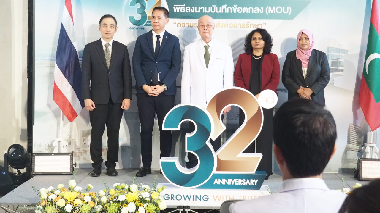 รพ.ไทยนครินทร์จัดงานฉลองครบรอบ32ปีร่วมลงนามเอ็มโอยูหน่วยงานด้านสุขภาพ โรงพยาบาลไทยนครินทร์ ฉลองครบรอบ 32 ปี จากจุดเริ่มต้นเล็ก ๆ สู่ ‘Trustable Health Partner’ ที่เป็นมากกว่าโรงพยาบาล โรงพยาบาลไทยนครินทร์ฉลองวาระครบรอบ 32 ปีของการให้บริการทางการแพทย์ ด้วยบทพิสูจน์แห่งการเติบโตที่ไม่เคยหยุดนิ่ง พร้อมตอกย้ำบทบาทใหม่ในฐานะ ‘Trustable Health Partner’ ที่มากกว่าการเป็นโรงพยาบาล ด้วยแนวคิดที่เน้นการดูแลสุขภาพอย่างยั่งยืนและใส่ใจในทุกมิติของประชาชนทุกคน นพ.เจริญ มีนสุข ประธานกรรมการบริษัท โรงพยาบาลไทยนครินทร์ จำกัด (มหาชน) กล่าวถึงจุดเริ่มต้นของความมั่นใจว่า “โรงพยาบาลไทยนครินทร์เปิดให้บริการแก่ประชาชนอย่างเป็นทางการในปี พ.ศ. 2536 ด้วยปณิธานในการยกระดับคุณภาพชีวิตของชาวบางนา โดยเริ่มต้นจาก 6 แผนกหลัก ได้แก่ อายุรกรรม ศัลยกรรม สูติ-นรีเวช ตา-หู-คอ-จมูก ทันตกรรม และกุมารเวชกรรม และด้วยแรงสนับสนุนจากความไว้วางใจของผู้รับบริการ โรงพยาบาลฯ จึงเติบโตและพัฒนาอย่างไม่หยุดยั้งตลอดกว่า 30 ปีที่ผ่านมา โดยขยายบริการดูแลรักษาเฉพาะทางอย่างต่อเนื่อง อาทิ แผนกสวนหัวใจ (Cardiac Catheterization) และศูนย์ไตเทียม เพื่อรองรับผู้ป่วยโรคหัวใจและไตอย่างมีประสิทธิภาพ ต่อเนื่องด้วยการเปิดศูนย์มะเร็งโฮลิสติค เพื่อดูแลผู้ป่วยมะเร็งแบบองค์รวมทั้งร่างกายและจิตใจ ศูนย์โรคทางเดินอาหาร และศูนย์โรคเต้านม เพื่อรองรับโรคเฉพาะทางอย่างครอบคลุม รวมไปถึงศูนย์สมองและระบบประสาท ยกระดับการดูแลผู้ป่วยด้วยทีมแพทย์เฉพาะทางและเทคโนโลยีที่ทันสมัย” “ความสำเร็จตลอดระยะเวลาที่ผ่านมา ล้วนเกิดจากการดูแลรักษาด้วยความใส่ใจ ความเข้าใจในความต้องการของผู้รับบริการ รวมถึงความมุ่งมั่นในการพัฒนาอย่างต่อเนื่อง ทั้งด้านบุคลากรทางการแพทย์และเทคโนโลยีที่ทันสมัย เพื่อให้บริการทางการแพทย์มีคุณภาพและประสิทธิภาพสูงสุด จากจุดเริ่มต้นที่มุ่งยกระดับคุณภาพชีวิตของประชาชนชาวบางนา ต่อมาเราได้ขยายการบริการไปสู่ประชาชนในเขตกรุงเทพตะวันออก และภาคตะวันออกของประเทศไทย และวันนี้เราพร้อมที่จะก้าวสู่การให้บริการระดับสู่สากล เพื่อตอบสนองความต้องการของผู้ป่วยต่างชาติอย่างเต็มศักยภาพ” ด้านคุณฐิติ สิหนาทกถากุล ประธานบริหาร ได้พูดถึงการปรับตัวเพื่อความยั่งยืน พร้อมเดินหน้าสู่อนาคต “นอกจากการดูแลรักษาโรคแล้ว โรงพยาบาลไทยนครินทร์ยังมุ่งสู่การดูแลสุขภาพเชิงป้องกัน และการแพทย์แม่นยำที่ตอบโจทย์การวางแผนการรักษาที่เหมาะสมเฉพาะบุคคล โดยเฉพาะในช่วงไม่กี่ปีที่ผ่านมา โรงพยาบาลไทยนครินทร์ได้พัฒนาอย่างก้าวกระโดด เพื่อตอบรับกับแนวโน้มการดูแลสุขภาพแบบองค์รวมและการแพทย์สมัยใหม่ที่เน้นการป้องกันและความแม่นยำเฉพาะบุคคล โดยมีจุดเปลี่ยนสำคัญที่เกิดขึ้นอย่างต่อเนื่อง ไม่ว่าจะเป็นการเราได้เปิดตัว Thainakarin Wellness Center ศูนย์ส่งเสริมสุขภาพองค์รวม ที่มุ่งเน้นการดูแลสุขภาพเชิงป้องกันและการส่งเสริมสุขภาวะในทุกมิติของชีวิต หลังจากนั้นเราก็เปิดให้บริการ Linac Center ศูนย์รังสีรักษามะเร็งด้วยเทคโนโลยี Vital Beam ที่ทันสมัย สามารถควบคุมการกระจายของรังสีได้อย่างแม่นยำ ลดผลกระทบต่อเนื้อเยื่อปกติ และเพื่อรองรับแนวโน้มกลุ่มโรคอ้วนและกลุ่มโรคไม่ติดต่อเรื้อรัง (NCDs) ด้วยแนวทางการดูแลรักษาแบบองค์รวมทั้งร่างกายและพฤติกรรมการใช้ชีวิต (Life Style) มีการเปิดศูนย์ Healthy Weight Center และเมื่อเดือนกุมภาพันธ์ 2568 ที่ผ่านมา โรงพยาบาลไทยนครินทร์ได้ยกระดับการดูแลผู้ป่วยมะเร็งไปอีกขั้นด้วยการเปิดตัว Thainakarin Precision Oncology Center (TPOC) ศูนย์มะเร็งมุ่งเป้าเฉพาะบุคคล ที่นำเทคโนโลยีการรักษาและการวิเคราะห์ข้อมูลเชิงลึกมาปรับใช้กับการรักษาเฉพาะผู้ป่วยแต่ละรายอย่างแม่นยำและตรงจุด” ล่าสุด โรงพยาบาลไทยนครินทร์ยังได้ขยายความร่วมมือในระดับนานาชาติ ด้วยการลงนามบันทึกความร่วมมือ (MOU) กับ บริษัท อาซานดา จำกัด (AASANDHA Co., Ltd.) จากประเทศมัลดีฟส์ ซึ่งเป็นหน่วยงานภาครัฐด้านสุขภาพที่สำคัญของประเทศ ความร่วมมือในครั้งนี้จะนำไปสู่การดูแลผู้ป่วยต่างชาติด้วยมาตรฐานทางการแพทย์ระดับสากล ครอบคลุมตั้งแต่การวางแผนการรักษา การเดินทาง การพักฟื้น ตลอดจนบริการเฉพาะทางที่ครอบคลุมทุกมิติของสุขภาพ ถือเป็นอีกหนึ่งก้าวสำคัญที่สะท้อนพันธกิจ “Growing with Trust” อย่างชัดเจน ทั้งในแง่ของความเชื่อมั่นที่ขยายข้ามพรมแดน และความมุ่งมั่นในการเป็นพันธมิตรสุขภาพที่เชื่อถือได้ในระดับภูมิภาค นอกจากนี้ยังได้ตอกย้ำความเป็นผู้นำด้านสุขภาพโดยการขยายเครือข่ายพื้นที่ให้บริการเพื่อเข้าถึงชุมชนมากยิ่งขึ้น โดยเปิดให้บริการ ไทยนครินทร์คลินิกเวชกรรม ตลาดทิพย์เกสร, โรงพยาบาลเฉพาะทางเต้านมและนรีเวชไทยนครินทร์ที่จังหวัดฉะเชิงเทรา รวมถึงการร่วมมือกับสำนักงานประกันสังคมเพื่อดูแลผู้ประกันตนด้านโรคหัวใจทั่วประเทศใน 4 หัตถการสำคัญเพื่อให้ผู้ประกันตนเข้าถึงการรักษาที่รวดเร็วขึ้น ทั้งหมดนี้สะท้อนถึงเป้าหมายของไทยนครินทร์ในการเป็น “ระบบสุขภาพที่ครบทุกมิติ” โดยไม่ยึดติดเพียงบทบาทของโรงพยาบาลเท่านั้น “เพราะเราเป็นมากกว่าโรงพยาบาล” เปรียบเสมือนผู้ที่เดินทางเคียงข้างกัน พร้อมดูแลกันในทุกช่วงเวลาสำคัญของชีวิต โรงพยาบาลไทยนครินทร์เราไม่ได้เติบโตจากเทคโนโลยีเพียงอย่างเดียว หากแต่เติบโตจากความไว้วางใจที่ผู้ป่วยและครอบครัวมอบให้ โดยสะท้อนผ่านการออกแบบบริการที่เข้าใจทุกมิติของมนุษย์ ล่าสุดได้เปิดศูนย์สุขภาพเพศไทยนครินทร์ (Thainakarin Safe Space Center) เพื่อเป็นพื้นที่แห่งสุขภาพดีและปลอดภัยสำหรับทุกความแตกต่างหลากหลายทางเพศและอัตลักษณ์ รวมถึงการเปิด Bone and Body Wellness Center ที่พร้อมให้การดูแลสุขภาพของผู้สูงอายุ ให้การรักษาเชิงป้องกัน (Preventive Medicine) ด้วยทีมแพทย์เฉพาะทางและสหสาขาวิชาชีพ (Multidisciplinary Team: MDT) เพื่อเป็นการส่งเสริมคุณภาพชีวิตผู้สูงอายุให้ดีขึ้น โรงพยาบาลไทยนครินทร์ในวันนี้เติบโตด้วยความไว้วางใจ (Growing with Trust) ก้าวสู่ปีที่ 32 อย่างสง่างาม ในบทบาทที่ชัดเจนยิ่งกว่าการเป็นสถานพยาบาล นั่นคือ “Trustable Health Partner” ที่พร้อมเดินเคียงข้างทุกคนในทุกช่วงของชีวิต ด้วยหัวใจที่เชื่อมั่นในศักยภาพและพลังของสุขภาพที่ดี “เพราะสุขภาพไม่ใช่แค่การรักษา แต่คือการได้รับความไว้วางใจให้เราดูแล”