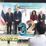 รพ.ไทยนครินทร์จัดงานฉลองครบรอบ32ปีร่วมลงนามเอ็มโอยูหน่วยงานด้านสุขภาพ โรงพยาบาลไทยนครินทร์ ฉลองครบรอบ 32 ปี จากจุดเริ่มต้นเล็ก ๆ สู่ ‘Trustable Health Partner’ ที่เป็นมากกว่าโรงพยาบาล โรงพยาบาลไทยนครินทร์ฉลองวาระครบรอบ 32 ปีของการให้บริการทางการแพทย์ ด้วยบทพิสูจน์แห่งการเติบโตที่ไม่เคยหยุดนิ่ง พร้อมตอกย้ำบทบาทใหม่ในฐานะ ‘Trustable Health Partner’ ที่มากกว่าการเป็นโรงพยาบาล ด้วยแนวคิดที่เน้นการดูแลสุขภาพอย่างยั่งยืนและใส่ใจในทุกมิติของประชาชนทุกคน นพ.เจริญ มีนสุข ประธานกรรมการบริษัท โรงพยาบาลไทยนครินทร์ จำกัด (มหาชน) กล่าวถึงจุดเริ่มต้นของความมั่นใจว่า “โรงพยาบาลไทยนครินทร์เปิดให้บริการแก่ประชาชนอย่างเป็นทางการในปี พ.ศ. 2536 ด้วยปณิธานในการยกระดับคุณภาพชีวิตของชาวบางนา โดยเริ่มต้นจาก 6 แผนกหลัก ได้แก่ อายุรกรรม ศัลยกรรม สูติ-นรีเวช ตา-หู-คอ-จมูก ทันตกรรม และกุมารเวชกรรม และด้วยแรงสนับสนุนจากความไว้วางใจของผู้รับบริการ โรงพยาบาลฯ จึงเติบโตและพัฒนาอย่างไม่หยุดยั้งตลอดกว่า 30 ปีที่ผ่านมา โดยขยายบริการดูแลรักษาเฉพาะทางอย่างต่อเนื่อง อาทิ แผนกสวนหัวใจ (Cardiac Catheterization) และศูนย์ไตเทียม เพื่อรองรับผู้ป่วยโรคหัวใจและไตอย่างมีประสิทธิภาพ ต่อเนื่องด้วยการเปิดศูนย์มะเร็งโฮลิสติค เพื่อดูแลผู้ป่วยมะเร็งแบบองค์รวมทั้งร่างกายและจิตใจ ศูนย์โรคทางเดินอาหาร และศูนย์โรคเต้านม เพื่อรองรับโรคเฉพาะทางอย่างครอบคลุม รวมไปถึงศูนย์สมองและระบบประสาท ยกระดับการดูแลผู้ป่วยด้วยทีมแพทย์เฉพาะทางและเทคโนโลยีที่ทันสมัย” “ความสำเร็จตลอดระยะเวลาที่ผ่านมา ล้วนเกิดจากการดูแลรักษาด้วยความใส่ใจ ความเข้าใจในความต้องการของผู้รับบริการ รวมถึงความมุ่งมั่นในการพัฒนาอย่างต่อเนื่อง ทั้งด้านบุคลากรทางการแพทย์และเทคโนโลยีที่ทันสมัย เพื่อให้บริการทางการแพทย์มีคุณภาพและประสิทธิภาพสูงสุด จากจุดเริ่มต้นที่มุ่งยกระดับคุณภาพชีวิตของประชาชนชาวบางนา ต่อมาเราได้ขยายการบริการไปสู่ประชาชนในเขตกรุงเทพตะวันออก และภาคตะวันออกของประเทศไทย และวันนี้เราพร้อมที่จะก้าวสู่การให้บริการระดับสู่สากล เพื่อตอบสนองความต้องการของผู้ป่วยต่างชาติอย่างเต็มศักยภาพ” ด้านคุณฐิติ สิหนาทกถากุล ประธานบริหาร ได้พูดถึงการปรับตัวเพื่อความยั่งยืน พร้อมเดินหน้าสู่อนาคต “นอกจากการดูแลรักษาโรคแล้ว โรงพยาบาลไทยนครินทร์ยังมุ่งสู่การดูแลสุขภาพเชิงป้องกัน และการแพทย์แม่นยำที่ตอบโจทย์การวางแผนการรักษาที่เหมาะสมเฉพาะบุคคล โดยเฉพาะในช่วงไม่กี่ปีที่ผ่านมา โรงพยาบาลไทยนครินทร์ได้พัฒนาอย่างก้าวกระโดด เพื่อตอบรับกับแนวโน้มการดูแลสุขภาพแบบองค์รวมและการแพทย์สมัยใหม่ที่เน้นการป้องกันและความแม่นยำเฉพาะบุคคล โดยมีจุดเปลี่ยนสำคัญที่เกิดขึ้นอย่างต่อเนื่อง ไม่ว่าจะเป็นการเราได้เปิดตัว Thainakarin Wellness Center ศูนย์ส่งเสริมสุขภาพองค์รวม ที่มุ่งเน้นการดูแลสุขภาพเชิงป้องกันและการส่งเสริมสุขภาวะในทุกมิติของชีวิต หลังจากนั้นเราก็เปิดให้บริการ Linac Center ศูนย์รังสีรักษามะเร็งด้วยเทคโนโลยี Vital Beam ที่ทันสมัย สามารถควบคุมการกระจายของรังสีได้อย่างแม่นยำ ลดผลกระทบต่อเนื้อเยื่อปกติ และเพื่อรองรับแนวโน้มกลุ่มโรคอ้วนและกลุ่มโรคไม่ติดต่อเรื้อรัง (NCDs) ด้วยแนวทางการดูแลรักษาแบบองค์รวมทั้งร่างกายและพฤติกรรมการใช้ชีวิต (Life Style) มีการเปิดศูนย์ Healthy Weight Center และเมื่อเดือนกุมภาพันธ์ 2568 ที่ผ่านมา โรงพยาบาลไทยนครินทร์ได้ยกระดับการดูแลผู้ป่วยมะเร็งไปอีกขั้นด้วยการเปิดตัว Thainakarin Precision Oncology Center (TPOC) ศูนย์มะเร็งมุ่งเป้าเฉพาะบุคคล ที่นำเทคโนโลยีการรักษาและการวิเคราะห์ข้อมูลเชิงลึกมาปรับใช้กับการรักษาเฉพาะผู้ป่วยแต่ละรายอย่างแม่นยำและตรงจุด” ล่าสุด โรงพยาบาลไทยนครินทร์ยังได้ขยายความร่วมมือในระดับนานาชาติ ด้วยการลงนามบันทึกความร่วมมือ (MOU) กับ บริษัท อาซานดา จำกัด (AASANDHA Co., Ltd.) จากประเทศมัลดีฟส์ ซึ่งเป็นหน่วยงานภาครัฐด้านสุขภาพที่สำคัญของประเทศ ความร่วมมือในครั้งนี้จะนำไปสู่การดูแลผู้ป่วยต่างชาติด้วยมาตรฐานทางการแพทย์ระดับสากล ครอบคลุมตั้งแต่การวางแผนการรักษา การเดินทาง การพักฟื้น ตลอดจนบริการเฉพาะทางที่ครอบคลุมทุกมิติของสุขภาพ ถือเป็นอีกหนึ่งก้าวสำคัญที่สะท้อนพันธกิจ “Growing with Trust” อย่างชัดเจน ทั้งในแง่ของความเชื่อมั่นที่ขยายข้ามพรมแดน และความมุ่งมั่นในการเป็นพันธมิตรสุขภาพที่เชื่อถือได้ในระดับภูมิภาค นอกจากนี้ยังได้ตอกย้ำความเป็นผู้นำด้านสุขภาพโดยการขยายเครือข่ายพื้นที่ให้บริการเพื่อเข้าถึงชุมชนมากยิ่งขึ้น โดยเปิดให้บริการ ไทยนครินทร์คลินิกเวชกรรม ตลาดทิพย์เกสร, โรงพยาบาลเฉพาะทางเต้านมและนรีเวชไทยนครินทร์ที่จังหวัดฉะเชิงเทรา รวมถึงการร่วมมือกับสำนักงานประกันสังคมเพื่อดูแลผู้ประกันตนด้านโรคหัวใจทั่วประเทศใน 4 หัตถการสำคัญเพื่อให้ผู้ประกันตนเข้าถึงการรักษาที่รวดเร็วขึ้น ทั้งหมดนี้สะท้อนถึงเป้าหมายของไทยนครินทร์ในการเป็น “ระบบสุขภาพที่ครบทุกมิติ” โดยไม่ยึดติดเพียงบทบาทของโรงพยาบาลเท่านั้น “เพราะเราเป็นมากกว่าโรงพยาบาล” เปรียบเสมือนผู้ที่เดินทางเคียงข้างกัน พร้อมดูแลกันในทุกช่วงเวลาสำคัญของชีวิต โรงพยาบาลไทยนครินทร์เราไม่ได้เติบโตจากเทคโนโลยีเพียงอย่างเดียว หากแต่เติบโตจากความไว้วางใจที่ผู้ป่วยและครอบครัวมอบให้ โดยสะท้อนผ่านการออกแบบบริการที่เข้าใจทุกมิติของมนุษย์ ล่าสุดได้เปิดศูนย์สุขภาพเพศไทยนครินทร์ (Thainakarin Safe Space Center) เพื่อเป็นพื้นที่แห่งสุขภาพดีและปลอดภัยสำหรับทุกความแตกต่างหลากหลายทางเพศและอัตลักษณ์ รวมถึงการเปิด Bone and Body Wellness Center ที่พร้อมให้การดูแลสุขภาพของผู้สูงอายุ ให้การรักษาเชิงป้องกัน (Preventive Medicine) ด้วยทีมแพทย์เฉพาะทางและสหสาขาวิชาชีพ (Multidisciplinary Team: MDT) เพื่อเป็นการส่งเสริมคุณภาพชีวิตผู้สูงอายุให้ดีขึ้น โรงพยาบาลไทยนครินทร์ในวันนี้เติบโตด้วยความไว้วางใจ (Growing with Trust) ก้าวสู่ปีที่ 32 อย่างสง่างาม ในบทบาทที่ชัดเจนยิ่งกว่าการเป็นสถานพยาบาล นั่นคือ “Trustable Health Partner” ที่พร้อมเดินเคียงข้างทุกคนในทุกช่วงของชีวิต ด้วยหัวใจที่เชื่อมั่นในศักยภาพและพลังของสุขภาพที่ดี “เพราะสุขภาพไม่ใช่แค่การรักษา แต่คือการได้รับความไว้วางใจให้เราดูแล”