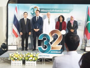 รพ.ไทยนครินทร์จัดงานฉลองครบรอบ32ปีร่วมลงนามเอ็มโอยูหน่วยงานด้านสุขภาพ โรงพยาบาลไทยนครินทร์ ฉลองครบรอบ 32 ปี จากจุดเริ่มต้นเล็ก ๆ สู่ ‘Trustable Health Partner’ ที่เป็นมากกว่าโรงพยาบาล โรงพยาบาลไทยนครินทร์ฉลองวาระครบรอบ 32 ปีของการให้บริการทางการแพทย์ ด้วยบทพิสูจน์แห่งการเติบโตที่ไม่เคยหยุดนิ่ง พร้อมตอกย้ำบทบาทใหม่ในฐานะ ‘Trustable Health Partner’ ที่มากกว่าการเป็นโรงพยาบาล ด้วยแนวคิดที่เน้นการดูแลสุขภาพอย่างยั่งยืนและใส่ใจในทุกมิติของประชาชนทุกคน นพ.เจริญ มีนสุข ประธานกรรมการบริษัท โรงพยาบาลไทยนครินทร์ จำกัด (มหาชน) กล่าวถึงจุดเริ่มต้นของความมั่นใจว่า “โรงพยาบาลไทยนครินทร์เปิดให้บริการแก่ประชาชนอย่างเป็นทางการในปี พ.ศ. 2536 ด้วยปณิธานในการยกระดับคุณภาพชีวิตของชาวบางนา โดยเริ่มต้นจาก 6 แผนกหลัก ได้แก่ อายุรกรรม ศัลยกรรม สูติ-นรีเวช ตา-หู-คอ-จมูก ทันตกรรม และกุมารเวชกรรม และด้วยแรงสนับสนุนจากความไว้วางใจของผู้รับบริการ โรงพยาบาลฯ จึงเติบโตและพัฒนาอย่างไม่หยุดยั้งตลอดกว่า 30 ปีที่ผ่านมา โดยขยายบริการดูแลรักษาเฉพาะทางอย่างต่อเนื่อง อาทิ แผนกสวนหัวใจ (Cardiac Catheterization) และศูนย์ไตเทียม เพื่อรองรับผู้ป่วยโรคหัวใจและไตอย่างมีประสิทธิภาพ ต่อเนื่องด้วยการเปิดศูนย์มะเร็งโฮลิสติค เพื่อดูแลผู้ป่วยมะเร็งแบบองค์รวมทั้งร่างกายและจิตใจ ศูนย์โรคทางเดินอาหาร และศูนย์โรคเต้านม เพื่อรองรับโรคเฉพาะทางอย่างครอบคลุม รวมไปถึงศูนย์สมองและระบบประสาท ยกระดับการดูแลผู้ป่วยด้วยทีมแพทย์เฉพาะทางและเทคโนโลยีที่ทันสมัย” “ความสำเร็จตลอดระยะเวลาที่ผ่านมา ล้วนเกิดจากการดูแลรักษาด้วยความใส่ใจ ความเข้าใจในความต้องการของผู้รับบริการ รวมถึงความมุ่งมั่นในการพัฒนาอย่างต่อเนื่อง ทั้งด้านบุคลากรทางการแพทย์และเทคโนโลยีที่ทันสมัย เพื่อให้บริการทางการแพทย์มีคุณภาพและประสิทธิภาพสูงสุด จากจุดเริ่มต้นที่มุ่งยกระดับคุณภาพชีวิตของประชาชนชาวบางนา ต่อมาเราได้ขยายการบริการไปสู่ประชาชนในเขตกรุงเทพตะวันออก และภาคตะวันออกของประเทศไทย และวันนี้เราพร้อมที่จะก้าวสู่การให้บริการระดับสู่สากล เพื่อตอบสนองความต้องการของผู้ป่วยต่างชาติอย่างเต็มศักยภาพ” ด้านคุณฐิติ สิหนาทกถากุล ประธานบริหาร ได้พูดถึงการปรับตัวเพื่อความยั่งยืน พร้อมเดินหน้าสู่อนาคต “นอกจากการดูแลรักษาโรคแล้ว โรงพยาบาลไทยนครินทร์ยังมุ่งสู่การดูแลสุขภาพเชิงป้องกัน และการแพทย์แม่นยำที่ตอบโจทย์การวางแผนการรักษาที่เหมาะสมเฉพาะบุคคล โดยเฉพาะในช่วงไม่กี่ปีที่ผ่านมา โรงพยาบาลไทยนครินทร์ได้พัฒนาอย่างก้าวกระโดด เพื่อตอบรับกับแนวโน้มการดูแลสุขภาพแบบองค์รวมและการแพทย์สมัยใหม่ที่เน้นการป้องกันและความแม่นยำเฉพาะบุคคล โดยมีจุดเปลี่ยนสำคัญที่เกิดขึ้นอย่างต่อเนื่อง ไม่ว่าจะเป็นการเราได้เปิดตัว Thainakarin Wellness Center ศูนย์ส่งเสริมสุขภาพองค์รวม ที่มุ่งเน้นการดูแลสุขภาพเชิงป้องกันและการส่งเสริมสุขภาวะในทุกมิติของชีวิต หลังจากนั้นเราก็เปิดให้บริการ Linac Center ศูนย์รังสีรักษามะเร็งด้วยเทคโนโลยี Vital Beam ที่ทันสมัย สามารถควบคุมการกระจายของรังสีได้อย่างแม่นยำ ลดผลกระทบต่อเนื้อเยื่อปกติ และเพื่อรองรับแนวโน้มกลุ่มโรคอ้วนและกลุ่มโรคไม่ติดต่อเรื้อรัง (NCDs) ด้วยแนวทางการดูแลรักษาแบบองค์รวมทั้งร่างกายและพฤติกรรมการใช้ชีวิต (Life Style) มีการเปิดศูนย์ Healthy Weight Center และเมื่อเดือนกุมภาพันธ์ 2568 ที่ผ่านมา โรงพยาบาลไทยนครินทร์ได้ยกระดับการดูแลผู้ป่วยมะเร็งไปอีกขั้นด้วยการเปิดตัว Thainakarin Precision Oncology Center (TPOC) ศูนย์มะเร็งมุ่งเป้าเฉพาะบุคคล ที่นำเทคโนโลยีการรักษาและการวิเคราะห์ข้อมูลเชิงลึกมาปรับใช้กับการรักษาเฉพาะผู้ป่วยแต่ละรายอย่างแม่นยำและตรงจุด” ล่าสุด โรงพยาบาลไทยนครินทร์ยังได้ขยายความร่วมมือในระดับนานาชาติ ด้วยการลงนามบันทึกความร่วมมือ (MOU) กับ บริษัท อาซานดา จำกัด (AASANDHA Co., Ltd.) จากประเทศมัลดีฟส์ ซึ่งเป็นหน่วยงานภาครัฐด้านสุขภาพที่สำคัญของประเทศ ความร่วมมือในครั้งนี้จะนำไปสู่การดูแลผู้ป่วยต่างชาติด้วยมาตรฐานทางการแพทย์ระดับสากล ครอบคลุมตั้งแต่การวางแผนการรักษา การเดินทาง การพักฟื้น ตลอดจนบริการเฉพาะทางที่ครอบคลุมทุกมิติของสุขภาพ ถือเป็นอีกหนึ่งก้าวสำคัญที่สะท้อนพันธกิจ “Growing with Trust” อย่างชัดเจน ทั้งในแง่ของความเชื่อมั่นที่ขยายข้ามพรมแดน และความมุ่งมั่นในการเป็นพันธมิตรสุขภาพที่เชื่อถือได้ในระดับภูมิภาค นอกจากนี้ยังได้ตอกย้ำความเป็นผู้นำด้านสุขภาพโดยการขยายเครือข่ายพื้นที่ให้บริการเพื่อเข้าถึงชุมชนมากยิ่งขึ้น โดยเปิดให้บริการ ไทยนครินทร์คลินิกเวชกรรม ตลาดทิพย์เกสร, โรงพยาบาลเฉพาะทางเต้านมและนรีเวชไทยนครินทร์ที่จังหวัดฉะเชิงเทรา รวมถึงการร่วมมือกับสำนักงานประกันสังคมเพื่อดูแลผู้ประกันตนด้านโรคหัวใจทั่วประเทศใน 4 หัตถการสำคัญเพื่อให้ผู้ประกันตนเข้าถึงการรักษาที่รวดเร็วขึ้น ทั้งหมดนี้สะท้อนถึงเป้าหมายของไทยนครินทร์ในการเป็น “ระบบสุขภาพที่ครบทุกมิติ” โดยไม่ยึดติดเพียงบทบาทของโรงพยาบาลเท่านั้น “เพราะเราเป็นมากกว่าโรงพยาบาล” เปรียบเสมือนผู้ที่เดินทางเคียงข้างกัน พร้อมดูแลกันในทุกช่วงเวลาสำคัญของชีวิต โรงพยาบาลไทยนครินทร์เราไม่ได้เติบโตจากเทคโนโลยีเพียงอย่างเดียว หากแต่เติบโตจากความไว้วางใจที่ผู้ป่วยและครอบครัวมอบให้ โดยสะท้อนผ่านการออกแบบบริการที่เข้าใจทุกมิติของมนุษย์ ล่าสุดได้เปิดศูนย์สุขภาพเพศไทยนครินทร์ (Thainakarin Safe Space Center) เพื่อเป็นพื้นที่แห่งสุขภาพดีและปลอดภัยสำหรับทุกความแตกต่างหลากหลายทางเพศและอัตลักษณ์ รวมถึงการเปิด Bone and Body Wellness Center ที่พร้อมให้การดูแลสุขภาพของผู้สูงอายุ ให้การรักษาเชิงป้องกัน (Preventive Medicine) ด้วยทีมแพทย์เฉพาะทางและสหสาขาวิชาชีพ (Multidisciplinary Team: MDT) เพื่อเป็นการส่งเสริมคุณภาพชีวิตผู้สูงอายุให้ดีขึ้น โรงพยาบาลไทยนครินทร์ในวันนี้เติบโตด้วยความไว้วางใจ (Growing with Trust) ก้าวสู่ปีที่ 32 อย่างสง่างาม ในบทบาทที่ชัดเจนยิ่งกว่าการเป็นสถานพยาบาล นั่นคือ “Trustable Health Partner” ที่พร้อมเดินเคียงข้างทุกคนในทุกช่วงของชีวิต ด้วยหัวใจที่เชื่อมั่นในศักยภาพและพลังของสุขภาพที่ดี “เพราะสุขภาพไม่ใช่แค่การรักษา แต่คือการได้รับความไว้วางใจให้เราดูแล”
