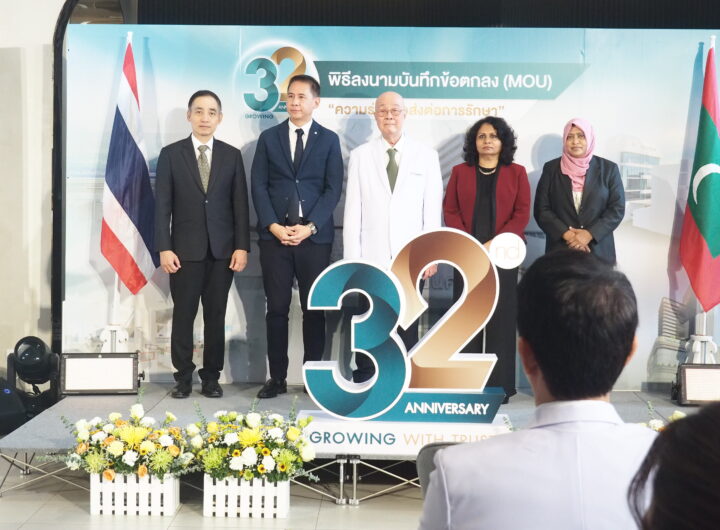 รพ.ไทยนครินทร์จัดงานฉลองครบรอบ32ปีร่วมลงนามเอ็มโอยูหน่วยงานด้านสุขภาพ โรงพยาบาลไทยนครินทร์ ฉลองครบรอบ 32 ปี จากจุดเริ่มต้นเล็ก ๆ สู่ ‘Trustable Health Partner’ ที่เป็นมากกว่าโรงพยาบาล โรงพยาบาลไทยนครินทร์ฉลองวาระครบรอบ 32 ปีของการให้บริการทางการแพทย์ ด้วยบทพิสูจน์แห่งการเติบโตที่ไม่เคยหยุดนิ่ง พร้อมตอกย้ำบทบาทใหม่ในฐานะ ‘Trustable Health Partner’ ที่มากกว่าการเป็นโรงพยาบาล ด้วยแนวคิดที่เน้นการดูแลสุขภาพอย่างยั่งยืนและใส่ใจในทุกมิติของประชาชนทุกคน นพ.เจริญ มีนสุข ประธานกรรมการบริษัท โรงพยาบาลไทยนครินทร์ จำกัด (มหาชน) กล่าวถึงจุดเริ่มต้นของความมั่นใจว่า “โรงพยาบาลไทยนครินทร์เปิดให้บริการแก่ประชาชนอย่างเป็นทางการในปี พ.ศ. 2536 ด้วยปณิธานในการยกระดับคุณภาพชีวิตของชาวบางนา โดยเริ่มต้นจาก 6 แผนกหลัก ได้แก่ อายุรกรรม ศัลยกรรม สูติ-นรีเวช ตา-หู-คอ-จมูก ทันตกรรม และกุมารเวชกรรม และด้วยแรงสนับสนุนจากความไว้วางใจของผู้รับบริการ โรงพยาบาลฯ จึงเติบโตและพัฒนาอย่างไม่หยุดยั้งตลอดกว่า 30 ปีที่ผ่านมา โดยขยายบริการดูแลรักษาเฉพาะทางอย่างต่อเนื่อง อาทิ แผนกสวนหัวใจ (Cardiac Catheterization) และศูนย์ไตเทียม เพื่อรองรับผู้ป่วยโรคหัวใจและไตอย่างมีประสิทธิภาพ ต่อเนื่องด้วยการเปิดศูนย์มะเร็งโฮลิสติค เพื่อดูแลผู้ป่วยมะเร็งแบบองค์รวมทั้งร่างกายและจิตใจ ศูนย์โรคทางเดินอาหาร และศูนย์โรคเต้านม เพื่อรองรับโรคเฉพาะทางอย่างครอบคลุม รวมไปถึงศูนย์สมองและระบบประสาท ยกระดับการดูแลผู้ป่วยด้วยทีมแพทย์เฉพาะทางและเทคโนโลยีที่ทันสมัย” “ความสำเร็จตลอดระยะเวลาที่ผ่านมา ล้วนเกิดจากการดูแลรักษาด้วยความใส่ใจ ความเข้าใจในความต้องการของผู้รับบริการ รวมถึงความมุ่งมั่นในการพัฒนาอย่างต่อเนื่อง ทั้งด้านบุคลากรทางการแพทย์และเทคโนโลยีที่ทันสมัย เพื่อให้บริการทางการแพทย์มีคุณภาพและประสิทธิภาพสูงสุด จากจุดเริ่มต้นที่มุ่งยกระดับคุณภาพชีวิตของประชาชนชาวบางนา ต่อมาเราได้ขยายการบริการไปสู่ประชาชนในเขตกรุงเทพตะวันออก และภาคตะวันออกของประเทศไทย และวันนี้เราพร้อมที่จะก้าวสู่การให้บริการระดับสู่สากล เพื่อตอบสนองความต้องการของผู้ป่วยต่างชาติอย่างเต็มศักยภาพ” ด้านคุณฐิติ สิหนาทกถากุล ประธานบริหาร ได้พูดถึงการปรับตัวเพื่อความยั่งยืน พร้อมเดินหน้าสู่อนาคต “นอกจากการดูแลรักษาโรคแล้ว โรงพยาบาลไทยนครินทร์ยังมุ่งสู่การดูแลสุขภาพเชิงป้องกัน และการแพทย์แม่นยำที่ตอบโจทย์การวางแผนการรักษาที่เหมาะสมเฉพาะบุคคล โดยเฉพาะในช่วงไม่กี่ปีที่ผ่านมา โรงพยาบาลไทยนครินทร์ได้พัฒนาอย่างก้าวกระโดด เพื่อตอบรับกับแนวโน้มการดูแลสุขภาพแบบองค์รวมและการแพทย์สมัยใหม่ที่เน้นการป้องกันและความแม่นยำเฉพาะบุคคล โดยมีจุดเปลี่ยนสำคัญที่เกิดขึ้นอย่างต่อเนื่อง ไม่ว่าจะเป็นการเราได้เปิดตัว Thainakarin Wellness Center ศูนย์ส่งเสริมสุขภาพองค์รวม ที่มุ่งเน้นการดูแลสุขภาพเชิงป้องกันและการส่งเสริมสุขภาวะในทุกมิติของชีวิต หลังจากนั้นเราก็เปิดให้บริการ Linac Center ศูนย์รังสีรักษามะเร็งด้วยเทคโนโลยี Vital Beam ที่ทันสมัย สามารถควบคุมการกระจายของรังสีได้อย่างแม่นยำ ลดผลกระทบต่อเนื้อเยื่อปกติ และเพื่อรองรับแนวโน้มกลุ่มโรคอ้วนและกลุ่มโรคไม่ติดต่อเรื้อรัง (NCDs) ด้วยแนวทางการดูแลรักษาแบบองค์รวมทั้งร่างกายและพฤติกรรมการใช้ชีวิต (Life Style) มีการเปิดศูนย์ Healthy Weight Center และเมื่อเดือนกุมภาพันธ์ 2568 ที่ผ่านมา โรงพยาบาลไทยนครินทร์ได้ยกระดับการดูแลผู้ป่วยมะเร็งไปอีกขั้นด้วยการเปิดตัว Thainakarin Precision Oncology Center (TPOC) ศูนย์มะเร็งมุ่งเป้าเฉพาะบุคคล ที่นำเทคโนโลยีการรักษาและการวิเคราะห์ข้อมูลเชิงลึกมาปรับใช้กับการรักษาเฉพาะผู้ป่วยแต่ละรายอย่างแม่นยำและตรงจุด” ล่าสุด โรงพยาบาลไทยนครินทร์ยังได้ขยายความร่วมมือในระดับนานาชาติ ด้วยการลงนามบันทึกความร่วมมือ (MOU) กับ บริษัท อาซานดา จำกัด (AASANDHA Co., Ltd.) จากประเทศมัลดีฟส์ ซึ่งเป็นหน่วยงานภาครัฐด้านสุขภาพที่สำคัญของประเทศ ความร่วมมือในครั้งนี้จะนำไปสู่การดูแลผู้ป่วยต่างชาติด้วยมาตรฐานทางการแพทย์ระดับสากล ครอบคลุมตั้งแต่การวางแผนการรักษา การเดินทาง การพักฟื้น ตลอดจนบริการเฉพาะทางที่ครอบคลุมทุกมิติของสุขภาพ ถือเป็นอีกหนึ่งก้าวสำคัญที่สะท้อนพันธกิจ “Growing with Trust” อย่างชัดเจน ทั้งในแง่ของความเชื่อมั่นที่ขยายข้ามพรมแดน และความมุ่งมั่นในการเป็นพันธมิตรสุขภาพที่เชื่อถือได้ในระดับภูมิภาค นอกจากนี้ยังได้ตอกย้ำความเป็นผู้นำด้านสุขภาพโดยการขยายเครือข่ายพื้นที่ให้บริการเพื่อเข้าถึงชุมชนมากยิ่งขึ้น โดยเปิดให้บริการ ไทยนครินทร์คลินิกเวชกรรม ตลาดทิพย์เกสร, โรงพยาบาลเฉพาะทางเต้านมและนรีเวชไทยนครินทร์ที่จังหวัดฉะเชิงเทรา รวมถึงการร่วมมือกับสำนักงานประกันสังคมเพื่อดูแลผู้ประกันตนด้านโรคหัวใจทั่วประเทศใน 4 หัตถการสำคัญเพื่อให้ผู้ประกันตนเข้าถึงการรักษาที่รวดเร็วขึ้น ทั้งหมดนี้สะท้อนถึงเป้าหมายของไทยนครินทร์ในการเป็น “ระบบสุขภาพที่ครบทุกมิติ” โดยไม่ยึดติดเพียงบทบาทของโรงพยาบาลเท่านั้น “เพราะเราเป็นมากกว่าโรงพยาบาล” เปรียบเสมือนผู้ที่เดินทางเคียงข้างกัน พร้อมดูแลกันในทุกช่วงเวลาสำคัญของชีวิต โรงพยาบาลไทยนครินทร์เราไม่ได้เติบโตจากเทคโนโลยีเพียงอย่างเดียว หากแต่เติบโตจากความไว้วางใจที่ผู้ป่วยและครอบครัวมอบให้ โดยสะท้อนผ่านการออกแบบบริการที่เข้าใจทุกมิติของมนุษย์ ล่าสุดได้เปิดศูนย์สุขภาพเพศไทยนครินทร์ (Thainakarin Safe Space Center) เพื่อเป็นพื้นที่แห่งสุขภาพดีและปลอดภัยสำหรับทุกความแตกต่างหลากหลายทางเพศและอัตลักษณ์ รวมถึงการเปิด Bone and Body Wellness Center ที่พร้อมให้การดูแลสุขภาพของผู้สูงอายุ ให้การรักษาเชิงป้องกัน (Preventive Medicine) ด้วยทีมแพทย์เฉพาะทางและสหสาขาวิชาชีพ (Multidisciplinary Team: MDT) เพื่อเป็นการส่งเสริมคุณภาพชีวิตผู้สูงอายุให้ดีขึ้น โรงพยาบาลไทยนครินทร์ในวันนี้เติบโตด้วยความไว้วางใจ (Growing with Trust) ก้าวสู่ปีที่ 32 อย่างสง่างาม ในบทบาทที่ชัดเจนยิ่งกว่าการเป็นสถานพยาบาล นั่นคือ “Trustable Health Partner” ที่พร้อมเดินเคียงข้างทุกคนในทุกช่วงของชีวิต ด้วยหัวใจที่เชื่อมั่นในศักยภาพและพลังของสุขภาพที่ดี “เพราะสุขภาพไม่ใช่แค่การรักษา แต่คือการได้รับความไว้วางใจให้เราดูแล”