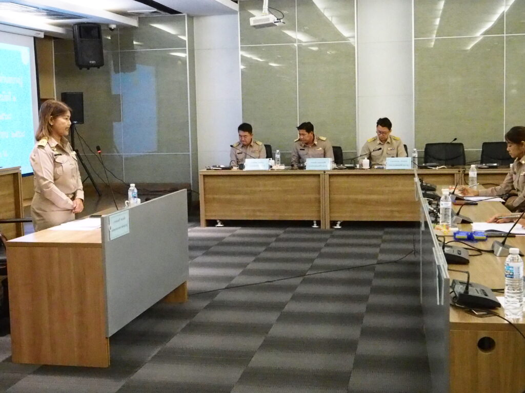 เทศบาลตำบลบางปูแถลงนโยบายต่อสภาพร้อมผลักดันให้บางปูเป็นห้องรับแขกของสมุทรปราการ เมื่อวันที่ 16 มิ.ย.2568 สภาเทศบาลตำบลบางปู ได้จัดให้มีการประชุมสภา สมัยสามัญ สมัยที่ 2 โดยน.ส.ประภารัตน์ แจ้งสุทิมล ทำหน้าที่ประธานสภา โดยนายกเทศมนตรีได้แถลงนโยบายต่อสภาเทศบาล ณ ห้องประชุมสภาเทศบาลตำบลบางปู ด้านนายธีรพล ชุนเจริญ นายกเทศมนตรีตำบลบางปู ได้แถลงนโยบายต่อสภา ได้แก่1. นโยบายด้านโครงสร้างพื้นฐานและคุณภาพชีวิต2. นโยบายด้านระบบสาธารณสุขและสุขภาพ3. นโยบายด้านความปลอดภัย 4. นโยบายด้านสิ่งแวดล้อม5. นโยบายด้านเทคโนโลยี 6. นโยบายด้านเศรษฐกิจ นโยบายด้านนี้ จะดำเนินการเพื่อส่งเสริมการพัฒนาด้านเศรษฐกิจ การลงทุน การจัดหารายได้และการพัฒนาการท่องเที่ยว 7. นโยบายด้านการศึกษา 8. นโยบายด้านความสุขที่ยั่งยืน โดยนายธีรพล ชุนเจริญ นายกเทศมนตรีตำบลบางปู ได้ให้สัมภาษณ์หลังเสร็จสิ้นการประชุมสภาว่า นโยบายที่นำมาแถลงก็เป็นนโยบายที่ใช้ในการหาเสียง จึงนำมาสู่นโยบาย 8 ด้าน ซึ่งจะครอบคลุมในหลายมิติ ไม่ว่าจะเป็นการพัฒนาเร่งรัด เรื่องของโครงสร้างพื้นฐาน เช่นปัญหาน้ำท่วมต่างๆ รวมทั้งสาธารณสุข การมีส่วนร่วมของหน่วยงานและคณะกรรมการต่างๆ ส่วนที่เด่นๆก็จะมีศูนย์ฟอกไตเทียม งานทันตกรรม งานที่ใช้แอปพลิเคชันในการตรวจเยี่ยม เรื่องของการนำเทคโนโลยีต่างๆมาใช้ รวมถึงเรื่องของการจัดการขยะ รวมทั้งเรามีเป้าหมายสำคัญจะทำเมืองบางปูให้เป็นเมืองแห่งความยั่งยืน และจะเป็นห้องรับแขกของจังหวัดสมุทรปราการ สิ่งต่างๆเหล่านี้เราจะต้องเร่งรัดให้เสร็จภายใน 2 ปี ขณะเดียวกัน ก็ได้มีการประชุมกับหัวหน้าส่วนราชการแล้วว่า ในปีที่3และปีที่ 4เราก็จะพัฒนาในเรื่องของงบประมาณเราด้วย ด้วยการขยายการจัดเก็บให้ครอบคลุมมากขึ้น เราก็จะมีเงินในการพัฒนาตามนโยบายต่างๆที่ผู้บริหารกำหนดไว้ ส่วนที่จะต้องรีบทำอย่างเร่งด่วนคือปัญหาน้ำท่วมซึ่งได้มอบนโยบายไปแล้ววันนี้ต้องเร่งมือ การแก้ปัญหาน้ำท่วมอย่างเป็นระบบต้องแก้ให้ได้ “ ณ เวลานี้ สภาได้ให้การสนับสนุน ซึ่งผมเป็นนายกมา 20 กว่าปี ยังไม่มีสภาให้การสนับสนุน มีอยู่สมัยเดียว 3 ปี ที่ผมก็ได้ต่อสู้มาตลอด แต่ว่าครั้งนี้สภามีความหลากหลายและให้การสนับสนุนผู้บริหาร ผมเชื่อมั่นว่าโครงการต่างๆที่เป็นปัญหาก็จะเร่งแก้ไขให้แล้วเสร็จในระยะเวลาอันเร็ววันนี้” นายกเทศมนตรีตำบลบางปู กล่าว