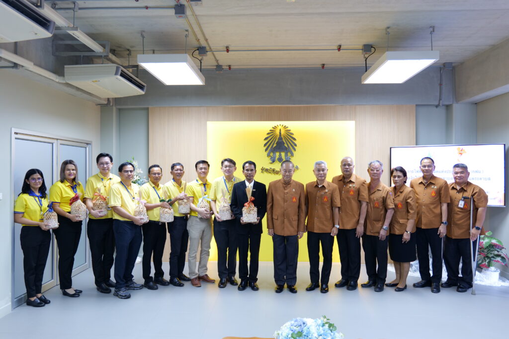 วันที่ 23 มิถุนายน 2568 พลอากาศเอก ชลิต พุกผาสุข องคมนตรี ในฐานะกรรมการและเลขาธิการมูลนิธิพระดาบส เป็นประธานในการรับมอบงบประมาณสนับสนุนมูลนิธิพระดาบส โดย นายรังสิต แก้วหวังสกูล ผู้อำนวยการโรงไฟฟ้าพระนครใต้ นำคณะผู้บริหารจากโรงไฟฟ้าพระนครใต้ และกองสานสัมพันธ์และกิจกรรมชุมชน ฝ่ายชุมชนสัมพันธ์โครงการ ร่วมสนับสนุนงบประมาณจำนวน 100,000 บาท เพื่อพัฒนาศูนย์เรียนรู้เกษตรทฤษฎีใหม่ มูลนิธิพระดาบส ณ อาคารสำนักงานมูลนิธิพระดาบสและโรงเรียนพระดาบส จังหวัดสมุทรปราการ พร้อมกันนี้ พลอากาศโท ศาสตราจารย์ นพพล หาญกล้า ผู้อำนวยการโรงเรียนพระดาบส ได้กล่าวถึงวัตถุประสงค์การดำเนินงานของโครงการพัฒนาศูนย์การเรียนรู้เกษตรทฤษฎีใหม่พระดาบส อันเพื่อสืบสานพระราชปณิธานพระบาทสมเด็จพระบรมชนกาธิเบศร มหาภูมิพลอดุลยเดชมหาราช บรมนาถบพิตร และเป็นศูนย์การเรียนรู้ด้านเกษตรทฤษฎีใหม่เพื่อใช้ประโยชน์ด้านการเรียนการสอนศิษย์พระดาบส รวมถึงเป็นแหล่งเรียนรู้ใหม่ให้แก่บุคคลภายนอกที่มีความสนใจ เพื่อนำไปประยุกต์ใช้ในพื้นที่ของตนเอง จากนั้น องคมนตรี และคณะได้นำลงพื้นที่เยี่ยมชมโครงการศูนย์เรียนรู้เกษตรทฤษฎีใหม่ และพื้นที่มูลนิธิพระดาบส อันมีพื้นที่จำนวน 66 ไร่ ประกอบด้วย โคกปลูกไม้ผล พืชสวน 12 ไร่ นาข้าว 15 ไร่ หนองแหล่งน้ำ 13 ไร่ ที่อยู่อาศัย คอกสัตว์ 1 ไร่ คูระบายน้ำ 782 เมตร และป่าไม้ 25 ไร่ ซึ่งในปี 2567 กฟผ.โรงไฟฟ้าพระนครใต้ได้สนับสนุนงบประมาณจำนวน 100,000 บาท เพื่อปรับพื้นที่ทำนาและปั้นคันนา สำหรับในปี 2568 มูลนิธิมีแผนในการพัฒนาพื้นที่ศูนย์เรียนรู้ฯอย่างต่อเนื่อง ในการสร้างรากฐานสำหรับจัดวางตู้คอนเทนเนอร์เพื่อใช้เป็นห้องฝึกอบรมทำการปลูกไม้ผล ไม้ยืนต้น พร้อมติดตั้งระบบสาธารณูปโภค เพื่อใช้ในศูนย์เรียนรู้ฯ