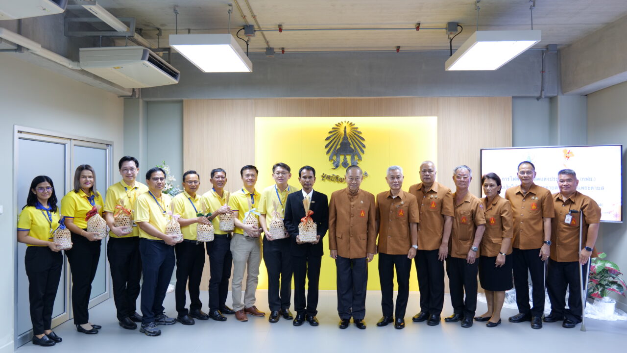 วันที่ 23 มิถุนายน 2568 พลอากาศเอก ชลิต พุกผาสุข องคมนตรี ในฐานะกรรมการและเลขาธิการมูลนิธิพระดาบส เป็นประธานในการรับมอบงบประมาณสนับสนุนมูลนิธิพระดาบส โดย นายรังสิต แก้วหวังสกูล ผู้อำนวยการโรงไฟฟ้าพระนครใต้ นำคณะผู้บริหารจากโรงไฟฟ้าพระนครใต้ และกองสานสัมพันธ์และกิจกรรมชุมชน ฝ่ายชุมชนสัมพันธ์โครงการ ร่วมสนับสนุนงบประมาณจำนวน 100,000 บาท เพื่อพัฒนาศูนย์เรียนรู้เกษตรทฤษฎีใหม่ มูลนิธิพระดาบส ณ อาคารสำนักงานมูลนิธิพระดาบสและโรงเรียนพระดาบส จังหวัดสมุทรปราการ พร้อมกันนี้ พลอากาศโท ศาสตราจารย์ นพพล หาญกล้า ผู้อำนวยการโรงเรียนพระดาบส ได้กล่าวถึงวัตถุประสงค์การดำเนินงานของโครงการพัฒนาศูนย์การเรียนรู้เกษตรทฤษฎีใหม่พระดาบส อันเพื่อสืบสานพระราชปณิธานพระบาทสมเด็จพระบรมชนกาธิเบศร มหาภูมิพลอดุลยเดชมหาราช บรมนาถบพิตร และเป็นศูนย์การเรียนรู้ด้านเกษตรทฤษฎีใหม่เพื่อใช้ประโยชน์ด้านการเรียนการสอนศิษย์พระดาบส รวมถึงเป็นแหล่งเรียนรู้ใหม่ให้แก่บุคคลภายนอกที่มีความสนใจ เพื่อนำไปประยุกต์ใช้ในพื้นที่ของตนเอง จากนั้น องคมนตรี และคณะได้นำลงพื้นที่เยี่ยมชมโครงการศูนย์เรียนรู้เกษตรทฤษฎีใหม่ และพื้นที่มูลนิธิพระดาบส อันมีพื้นที่จำนวน 66 ไร่ ประกอบด้วย โคกปลูกไม้ผล พืชสวน 12 ไร่ นาข้าว 15 ไร่ หนองแหล่งน้ำ 13 ไร่ ที่อยู่อาศัย คอกสัตว์ 1 ไร่ คูระบายน้ำ 782 เมตร และป่าไม้ 25 ไร่ ซึ่งในปี 2567 กฟผ.โรงไฟฟ้าพระนครใต้ได้สนับสนุนงบประมาณจำนวน 100,000 บาท เพื่อปรับพื้นที่ทำนาและปั้นคันนา สำหรับในปี 2568 มูลนิธิมีแผนในการพัฒนาพื้นที่ศูนย์เรียนรู้ฯอย่างต่อเนื่อง ในการสร้างรากฐานสำหรับจัดวางตู้คอนเทนเนอร์เพื่อใช้เป็นห้องฝึกอบรมทำการปลูกไม้ผล ไม้ยืนต้น พร้อมติดตั้งระบบสาธารณูปโภค เพื่อใช้ในศูนย์เรียนรู้ฯ