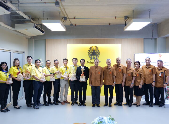 วันที่ 23 มิถุนายน 2568 พลอากาศเอก ชลิต พุกผาสุข องคมนตรี ในฐานะกรรมการและเลขาธิการมูลนิธิพระดาบส เป็นประธานในการรับมอบงบประมาณสนับสนุนมูลนิธิพระดาบส โดย นายรังสิต แก้วหวังสกูล ผู้อำนวยการโรงไฟฟ้าพระนครใต้ นำคณะผู้บริหารจากโรงไฟฟ้าพระนครใต้ และกองสานสัมพันธ์และกิจกรรมชุมชน ฝ่ายชุมชนสัมพันธ์โครงการ ร่วมสนับสนุนงบประมาณจำนวน 100,000 บาท เพื่อพัฒนาศูนย์เรียนรู้เกษตรทฤษฎีใหม่ มูลนิธิพระดาบส ณ อาคารสำนักงานมูลนิธิพระดาบสและโรงเรียนพระดาบส จังหวัดสมุทรปราการ พร้อมกันนี้ พลอากาศโท ศาสตราจารย์ นพพล หาญกล้า ผู้อำนวยการโรงเรียนพระดาบส ได้กล่าวถึงวัตถุประสงค์การดำเนินงานของโครงการพัฒนาศูนย์การเรียนรู้เกษตรทฤษฎีใหม่พระดาบส อันเพื่อสืบสานพระราชปณิธานพระบาทสมเด็จพระบรมชนกาธิเบศร มหาภูมิพลอดุลยเดชมหาราช บรมนาถบพิตร และเป็นศูนย์การเรียนรู้ด้านเกษตรทฤษฎีใหม่เพื่อใช้ประโยชน์ด้านการเรียนการสอนศิษย์พระดาบส รวมถึงเป็นแหล่งเรียนรู้ใหม่ให้แก่บุคคลภายนอกที่มีความสนใจ เพื่อนำไปประยุกต์ใช้ในพื้นที่ของตนเอง จากนั้น องคมนตรี และคณะได้นำลงพื้นที่เยี่ยมชมโครงการศูนย์เรียนรู้เกษตรทฤษฎีใหม่ และพื้นที่มูลนิธิพระดาบส อันมีพื้นที่จำนวน 66 ไร่ ประกอบด้วย โคกปลูกไม้ผล พืชสวน 12 ไร่ นาข้าว 15 ไร่ หนองแหล่งน้ำ 13 ไร่ ที่อยู่อาศัย คอกสัตว์ 1 ไร่ คูระบายน้ำ 782 เมตร และป่าไม้ 25 ไร่ ซึ่งในปี 2567 กฟผ.โรงไฟฟ้าพระนครใต้ได้สนับสนุนงบประมาณจำนวน 100,000 บาท เพื่อปรับพื้นที่ทำนาและปั้นคันนา สำหรับในปี 2568 มูลนิธิมีแผนในการพัฒนาพื้นที่ศูนย์เรียนรู้ฯอย่างต่อเนื่อง ในการสร้างรากฐานสำหรับจัดวางตู้คอนเทนเนอร์เพื่อใช้เป็นห้องฝึกอบรมทำการปลูกไม้ผล ไม้ยืนต้น พร้อมติดตั้งระบบสาธารณูปโภค เพื่อใช้ในศูนย์เรียนรู้ฯ