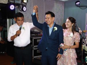 พุทธชาติเชื้อไทย จัดวันเกิดใหญ่ รวมนายกเกือบทั้งจังหวัด จัดใหญ่! วันเกิด คุณพุทธชาติ เชื้อไทย อดีตรองนายกอบจ.สมุทรปราการ และภรรยา คุณณิชากร เชื้อไทย สมาชิกสภาเทศบาลตำบลบางปู ณ สถานตากอากาศบางปู เจ้าตัวยืนยันไม่มีนัยยะทางการเมือง โดยได้รับเกียรติจากท่านนายกสุนทร ปานแสงทอง นายกอบจ.สมุทรปราการ เป็นประธานในการกล่าวอวยพร ซึ่งภายในงานประกอบด้วย แขกผู้มีเกียรติมากมาย อาทิ เช่น- พลตำรวจโทเผ่าไทย ทองธิว นายจรูญ ยังประภากร กรรมการบริหาร บริษัท ฟาร์มจระเข้และสวนสัตว์สมุทรปราการ จำกัด นายสรศักดิ์ จิรธรรมประดับ (อดีตนายกสมาคมกำนัน ผู้ใหญ่บ้านแห่งประเทศไทย)นายอัครวัฒน์ อัศวเหม รองนายก อบจ.สมุทรปราการท่านวรพร อัศวเหม รองนายก อบจ.สมุทรปราการ นายพิพัฒน์ วรสิทธิดำรง นายกสมาคมข้าราชการและพนักงานจ้างท้องถิ่น แห่งประเทศไทย)นายกองค์การบริหารส่วนท้องถิ่น ,สมาชิกสภาองค์การบริหารส่วนจังหวัด และแขกผู้มีเกียรติอีกหลายท่าน ซึ่งนายพุทธชาติเป็นนักการเมืองชาวสมุทรปราการซึ่งเกิดและเติบโตในย่านปากน้ำ จบปริญญาตรีจากมหาวิทยาลัยรามคำแหงด้านพลศึกษาหลังจากนั้นจึง เดินสายเข้าสู่การทำงานในแวดวงการเมือง พร้อมกับการเรียนปริญญาโท ที่มหาวิทยาลัยบูรพา หลักสูตรรัฐศาสตรมหาบัณฑิต สาขาวิชานโยบายสาธารณะ ซึ่งมุ่งเน้นการศึกษาเกี่ยวกับทฤษฎีและการปฏิบัติในการบริหารประเทศ รวมถึงการสร้างความตระหนักรู้เกี่ยวกับนโยบายสาธารณะและการจัดการภาครัฐ และได้ทำงานการเมืองอย่างต่อเนื่อง มาเป็นเวลา ยาวนานมากกว่า 30 ปี โดยนายพุทธชาติได้ให้สัมภาษณ์กับสื่อมวลชนว่า " ผมเป็นคนที่เกิดและเติบโตอยู่ที่ปากน้ำ เป็นชาวสมุทรปราการในสายเลือด รถผมทุกคันยังเป็นป้ายทะเบียนสมุทรปราการ ฉะนั้นผมทั้งรักและมีความหวังให้สมุทรปราการนั้นเจริญยิ่งๆขึ้นไป และหวังว่า จะทำให้พี่น้องชาวสมุทรปราการของพวกเรา กินดีอยู่ดีและมีความสุข “ถ้าให้พูดถึงจังหวัดของเราสมุทรปราการ ผมว่าจุดเด่นอยู่ที่ความสะดวกสบายในการใช้ชีวิต การเดินทางของเราสะดวก ไปไหนมาไหนมีถนนเข้าถึงทุกที่ ทางน้ำแล้วก็มีท่าเรือ เรามีรถไฟฟ้าที่เป็นการขนส่งสาธารณะที่ผมมองว่าดีที่สุดแล้วตอนนี้ ยังไม่พอเรายังมี บนฟ้าอีก เพราะสนามบินสุวรรณภูมิก็อยู่ในจังหวัดของเรา เส้นใหญ่เป็นอันดับต้นๆในเอเชีย” “ซึ่งเร็วๆนี้ก็จะมีสนามกีฬาประจำจังหวัด หรือสนามกีฬาบางปลา ที่กำลังจะเปิดใช้งานอีก ซึ่งตัวผมเองก็จบด้านพลศึกษามาด้วย ผมเองก็อยากเห็นการกีฬาของจังหวัดสมุทรปราการกลายเป็นจุดเด่นอีกจุดหนึ่งของจังหวัดของเรา เพราะว่าผมเห็น นักกีฬา ของจังหวัดเราหลายๆคนมีความสามารถมาก แต่ก็ต้องไปเล่นให้กับทาง สโมสรต่างๆในกรุงเทพฯ เนื่องจากสมุทรปราการของเราก็มีข้อจำกัด ในเรื่องของสถานที่ในการซักซ้อม และการสนับสนุนต่างๆ แต่ว่าทาง อบจสมุทรปราการ ณ เวลานี้เอง ก็กำลังสนับสนุนและพัฒนาในด้านนี้ จึงเป็นสิ่งที่ผมอยากจะเห็น และอยากให้ประสบความสำเร็จ แล้วก็นำพาชื่อเสียงมาให้สมุทรปราการของเรา”นายพุทธชาด เชื้อไทย กล่าว