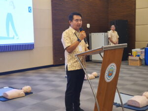 เทศบาลตำบลบางปู จัดโครงการอบรมการปฐมพยาบาลเบื้องต้น การช่วยชีวิตขั้นพื้นฐาน (CPR) และการใช้เครื่องฟื้นคืนคลื่นหัวใจด้วยไฟฟ้าแบบอัตโนมัติ (AED) ให้แก่ประชาชนทั่วไป นักเรียน นักศึกษา อสม. เจ้าหน้าที่ รพ.สต. พนักงานเทศบาลตำบลบางปู ที่ห้องประชุม 1 ชั้น 5 สำนักงานเทศบาลตำบลบางปู อำเภอเมือง จังหวัดสมุทรปราการ นายธีรพล ชุนเจริญ นายกเทศมนตรีตำบลบางปู เป็นประธานเปิดโครงการอบรมการปฐมพยาบาลเบื้องต้น การช่วยชีวิตขั้นพื้นฐาน (CPR) และการใช้เครื่องฟื้นคืนคลื่นหัวใจด้วยไฟฟ้าแบบอัตโนมัติ (AED) ให้แก่ประชาชนทั่วไป นักเรียน นักศึกษา อสม. เจ้าหน้าที่ รพ.สต. และพนักงานเทศบาลตำบลบางปู โดยมี ดร.สมเจตน์ ทองเทศ ปลัดเทศบาลตำบลบางปู กล่าวรายงาน โดยมีคณะผู้บริหาร หัวหน้าส่วนราชการ สมาชิกสภาเทศบาล และทีมวิทยากร จากศูนย์การเรียนรู้ด้านการปฐมพยาบาลฉุกเฉินและการกู้ชีพชั้นพื้นฐาน เทศบาลตำบลบางปู โดย นางสาวยุพาวรรณ อินกล่ำ พยาบาลวิชาชีพชำนาญการ หัวหน้างานศูนย์บริการสาธารณสุข 1 เทศบาลตำบลบางปู นายธีรพล ชุนเจริญ นายกเทศมนตรีตำบลบางปู กล่าวว่าอุบัติเหตุและการเจ็บป่วยฉุกเฉินเราไม่สามารถคาดการณ์ล่วงหน้าว่าจะเกิดขึ้นเมื่อไร แม้บางครั้งเราจะมีมาตรการการดูแลเรื่องความปลอดภัยเป็นอย่างดีแล้วก็ตาม ดังนั้น การจัดการความรู้เรื่องการปฐมพยาบาลเบื้องต้นและการช่วยฟื้นคืนชีพ จึงเป็นสิ่งสำคัญในการสร้างความปลอดภัยของประชาชนจากผลการดำเนินงานของหน่วยการแพทย์ฉุกเฉินเทศบาลตำบลบางปูปี งบประมาณ 2566-2567 มีผู้ป่วยเจ็บป่วยฉุกเฉิน จำนวน 799 ราย และพบว่าในจำนวนทั้งหมดนี้มีผู้ป่วย 14 ราย ที่มีอาการหัวใจหยุดเต้น ในที่เกิดเหตุและเสียชีวิตในเวลาต่อมา หากญาติหรือผู้พบเหตุการณ์คนแรก สามารถทำการช่วยเหลือโดยช่วยนวดกระตุ้นหัวใจได้อย่างทันท่วงทีและถูกต้อง ก็จะสามารถช่วยให้ผู้ป่วยฟื้นคืนชีพและลดการสูญเสียชีวิตได้ ด้วยเหตุผลดังกล่าว กองสาธารณสุขและสิ่งแวดล้อมได้เล็งเห็นความสำคัญจึงได้จัดอบรมดังกล่าว เพื่อให้ประชาชนทั่วไป นักเรียน นักศึกษา อสม. เจ้าหน้าที่ รพ.สต. และพนักงานเทศบาล ในเขตเทศบาลตำบลบางบางปู ได่เรียนรู้จำนวน 1,000 คน โดยแบ่งเป็น อบรมในโรงเรียน 7 โรงเรียน ประชาชนทั่วไป 6 รุ่น อบรมฟื้นฟู อสม. 7 รุ่น ให้มีความรู้ ความเข้าใจ ในการปฐมพยาบาลเบื้องต้น การช่วยชีวิตขั้นพื้นฐานและการใช้เครื่อง AED ได้อย่างถูกต้องและนำความรู้ที่ได้ไปถ่ายทอดต่อญาติพี่น้องต่อไป