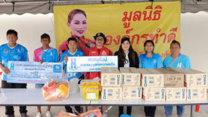 สมุทรปราการ สุทธิวิทย์ ชยุตม์วรกานต์ ชมรมโฮปฯ นำของบริจาค ส่งต่อให้มูลนิธิองค์กรทำดี นำไปช่วยเหลือผู้ประสบภัยสงคราม เมื่อเวลา 15.00 น. วันที่ 27 กรกฎาคม 2568 ที่ สำนักงาน ชมรมโฮปสะพานบุญแห่งความหวังและศรัทธา ภายใน วัดมหาวงษ์ ตำบลปากน้ำ อำเภอเมืองสมุทรปราการ จังหวัดสมุทรปราการ นางสาวปิยนุช พาณิชย์พิศาล ประธานชมรมโฮปฯ ได้นำทีม นำสิ่งของที่ได้รับการสนับสนุนจากวัดมหาวงษ์ปากน้ำ กับ วัดสร่างโศก และสิ่งของที่ได้รับบริจาคจากประชาชน จัดแยกเป็นชุดๆ ประกอบไปด้วย สังฆทานชุดยาเวชภัณฑ์ เสื้อผ้า อาหารแห้ง และน้ำดื่ม โดยหลังจากทำการแยกสิ่งของแล้ว จะนำไปส่งต่อให้กับทางมูลนิธิองค์กรทำดี ของ คุณบุ๋ม ปนัดดา วงศ์ผู้ดี เพื่อนำไปช่วยเหลือผู้ประสบภัย ในเขตชายแดนที่ได้รับผลกระทบจาก สงคราม ไทย-กัมพูชา นางสาวปิยนุช พาณิชย์พิศาล ประธานชมรมโฮปฯ กล่าวว่า วันนี้ทางชมรมโฮป สะพานบุญแห่งความหวังและศรัทธา ได้รวบรวมข้าวของเครื่องใช้ เครื่องอุปโภคบริโภค จากประชาชนและหน่วยงานต่างๆ เพื่อนำไปช่วยผู้ประสบภัย ในพื้นที่เขตชายแดนที่ได้รับผลกระทบ จากสงครามไทย-กัมพูชา โดยนำสิ่งของต่างๆที่ได้รับมอบจากประชาชน และหน่วยงานต่างๆ มามอบให้กับมูลนิธิองค์กรทำความดีของ คุณบุ๋ม ปนัดดา ในการส่งต่อช่วยเหลือ โดยสิ่งของจะมียาเวชภัณฑ์ ที่ได้รับความสนับสนุนจากวัด มหาวงศ์ปากน้ำ วัดสร่างโศก คลองด่าน และจากที่ประชาชนที่มีใจช่วยเหลือผู้ประสบภัย ได้ร่วมมอบกันมา ก็จะมีเสื้อผ้า ประมาณ 300 ชุด และ อาหารแห้งและน้ำดื่ม โดยจะเดินทางไปมอบในวันนี้ เพราะคนไทยไม่ทอดทิ้งกัน