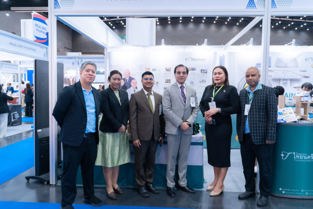 ไทยนครินทร์ ร่วมงาน Mega Halal Bangkok 2025 พร้อมดูแลสุขภาพ และความปลอดภัยผู้ร่วมงานอย่างใกล้ชิด นพ.ไพฑูรย์ ขจรวัชรา ผู้อำนวยการปฏิบัติการ โรงพยาบาลไทยนครินทร์ และ นพ.สุชาครีย์ วัฒนวิกย์กิจ รองผู้อำนวยการ ผู้ช่วยผู้อำนวยการบริหาร สายงานการตลาด เข้าร่วมเปิดงาน “Mega Halal Bangkok 2025” มหกรรมแสดงสินค้าและนวัตกรรมฮาลาลที่ยิ่งใหญ่ที่สุดในประเทศไทย ซึ่งจัดขึ้นระหว่างวันที่ 16 – 18 กรกฎาคม 2568 ณ ฮอลล์ 98 – 101 ศูนย์นิทรรศการและการประชุมไบเทค บางนา ภายในงาน โรงพยาบาลไทยนครินทร์ได้เข้าร่วมจัดแสดงสินค้าและบริการสุขภาพ ภายใต้แนวคิด "Halal Friend : Your Trusted Healthcare Partner" พร้อมแนะนำบริการทางการแพทย์และโปรแกรมดูแลสุขภาพที่สอดคล้องกับวิถีฮาลาล ตอบโจทย์ผู้บริโภคทั้งในและต่างประเทศอย่างรอบด้าน นอกจากนี้ยังจัดทีม Ambulance Standby และหน่วยพยาบาลฉุกเฉินไว้คอยดูแลความปลอดภัย และให้การช่วยเหลือผู้ร่วมจัดแสดงสินค้าและผู้เข้าชมงานในกรณีเกิดเหตุฉุกเฉิน สะท้อนความมุ่งมั่นในการดูแลสุขภาพของประชาชนอย่างใกล้ชิดและมีประสิทธิภาพตลอดทั้ง 3 วันของการจัดงาน