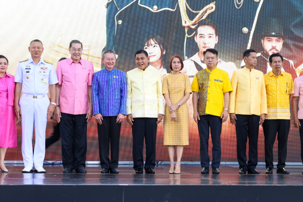 “ ปราการพระจุล จารึกคุณมหาราช ร.ศ.112 เดอะมิวสิคัล ” อบจ.สมุทรปราการ ร่วมกับ กองทัพเรือ ภูมิใจเสนอ การแสดงละครเวที แสง สี เสียงสุดตระการตา ริมป้อมประวัติศาสตร์ พร้อมซุ้มไฟสุดอลังการ และซุ้มร้านอาหารกว่า 30 ร้าน! “ชมการแสดงฟรี” ไม่มีค่าใช้จ่าย วันที่ 13 – 16 กรกฎาคม 2568 ณ ป้อมพระจุลจอมเกล้า ต.แหลมฟ้าผ่า อ.พระสมุทรเจดีย์ จ.สมุทรปราการ ร่วมย้อนรำลึกเหตุการณ์ “วิกฤตการณ์ ร.ศ. ๑๑๒” ผ่านบทแสดงจากทีมนักแสดง-นักร้องชื่อดัง ถ่ายทอดเรื่องราวแห่งศรัทธา ความรัก และการเสียสละ ด้วยพลังเสียงสะกดใจ เมื่อเรื่องราวจากหน้าประวัติศาสตร์อันเข้มข้นและทรงคุณค่าในการเรียนรู้ กระตุ้นให้เกิดความรักและดูแลปกป้องแผ่นดินไทย จะกลับมามีชีวิตอีกครั้งผ่านละครเพลงสุดอลังการที่ถ่ายทอดหัวใจของผู้เสียสละที่ไม่ยอมจำนน เพื่อปกป้องอธิปไตยของชาติเมื่อปราการหน้าด่านของสยามเผชิญภัยรุกรานจากอำนาจอาณานิคมเมื่อ 132 ปีก่อน มิวสิคัลครั้งยิ่งใหญ่จะเกิดขึ้นผ่านการแสดงแสงเสียงสื่อผสมในรูปแบบมิวสิคัล รำลึกเหตุการณ์ ร.ศ. 112 ตอน “ปราการพระจุล จารึกคุณ มหาราช ร.ศ.112 เดอะมิวสิคัล” ภายใต้โครงการส่งเสริมการท่องเที่ยวจังหวัดสมุทรปราการทางด้านประวัติศาสตร์ โดยเนรมิตรเวทีการแสดงขึ้น ณ ป้อมพระจุลจอมเกล้า จ.สมุทรปราการ สถานที่จริงของเหตุการณ์สำคัญของทางประวัติศาสตร์ เพื่อเทิดพระเกียรติ และน้อมรำลึกในพระมหากรุณาธิคุณของพระบาทสมเด็จพระจุลจอมเกล้าเจ้าอยู่หัว รัชกาลที่ 5 และกระตุ้นการท่องเที่ยวประวัติศาสตร์และวัฒนธรรมในพื้นที่อย่างเป็นรูปธรรม นายสุนทร ปานแสงทอง นายกอบจ.สมุทรปราการ กล่าวว่า จังหวัดสมุทรปราการ หรือที่รู้จักกันในนาม ‘เมืองปากน้ำ’ ถือเป็นเมืองหน้าด่านที่มีความสำคัญทางประวัติศาสตร์ ทั้งด้านการป้องกันประเทศ และการแลกเปลี่ยนวัฒนธรรม เป็นแหล่งรวมความหลากหลายทางชาติพันธุ์ ทั้งไทย จีน ญวน มอญ แขก และยังเปี่ยมด้วยศักยภาพด้านการท่องเที่ยวเชิงประวัติศาสตร์ และธรรมชาติ หนึ่งในเหตุการณ์สำคัญที่ตราตรึงอยู่ในความทรงจำของชาวไทยคือ วิกฤตการณ์ ร.ศ.112 การสู้รบกับฝรั่งเศสที่ป้อมพระจุลจอมเกล้า และป้อมผีเสื้อสมุทร ซึ่งแม้จะมีความสูญเสีย แต่ด้วยพระปรีชาสามารถของรัชกาลที่ 5 และความกล้าหาญเสียสละของบรรพบุรุษไทย ทำให้ชาติไทยสามารถธำรงเอกราชไว้ได้อย่างสง่างาม นำแสดงโดยศิลปินนักแสดงนำชื่อดัง อาทิ ปุ๊ – มนตรี เจนอักษร , ตั๊ก- นภัสรัญชน์ มิตรธีรโรจน์ , วิทย์- พชรพล จั่นเที่ยง , โบ๊ท ปรัชญา, เอ็ม อรรถพล, อ้น เลอวิทย์, ไข่มุก วรัทยา, แพน กันย์ลภัส และเมย์ อธิชา ร่วมแสดงพลังสร้างสรรค์ละครเพลงประวัติศาสตร์ครั้งสำคัญด้วยเป็นเกียรติประวัติในชีวิตที่ได้ใช้ศิลปะการแสดงตอบแทนคุณแผ่นดิน