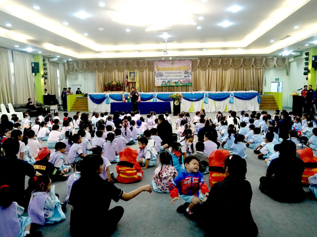 ทม.แพรกษาใหม่ จัดโครงการ “นักดับเพลิงรุ่นจิ๋ว” เทศบาลเมืองแพรกษาใหม่ อ.เมือง จ.สมุทรปราการได้จัดโครงการ “นักดับเพลิงรุ่นจิ๋ว” ประจำปีงบประมาณ 2568 เพื่ออบรมให้ความรู้เเก่เด็กนักเรียนหากเกิดอัคคีภัยภายในสถานศึกษา จะได้เรียนรู้รู้วิธีการแก้ไข การป้องกันและการเอาตัวรอดจากเหตุการณ์ดังกล่าวได้ นายณัฐพล บุญริ้ว รองนายกเทศมนตรีเมืองแพรกษาใหม่ ได้รับมอบหมาย จากนายอำนวย บุญริ้ว นายกเทศมนตรี ให้ทำหน้าที่ เป็นประธานในพิธีเปิดโครงการ “นักดับเพลิงรุ่นจิ๋ว” ประจำปีงบประมาณ 2568 พร้อมทั้งได้กล่าวให้โอวาทแก่นักเรียนที่เข้าร่วมการฝึกอบรม จำนวน 275 คน โดยมี นางสาวศิริพร ทับคล้าย รองนายกเทศมนตรีเมืองแพรกษาใหม่ เป็นผู้กล่าวรายงานถึงวัตถุประสงค์การจัดโครงการ ขณะที่ จ่าเอกสุทัศ ทับวันนา ผู้อำนวยการกองป้องกันและบรรเทาสาธารณภัย เทศบาลเมืองแพรกษาใหม่ ได้ร่วมให้ความรู้ ตลอดจนเจ้าหน้าที่กองป้องกันและบรรเทาสาธารณภัยร่วมในโครงการครั้งนี้ ณ อาคารเรียน ชั้น 2 โรงเรียนอนุบาลเมืองแพรกษาใหม่ ต.แพรกษาใหม่ อ.เมือง สมุทรปราการ สำหรับโครงการฝึกอบรมนักดับเพลิงรุ่นจิ๋ว เพื่อให้เด็กนักเรียนรวมถึงบุคลากรทางการศึกษา มีความรู้พื้นฐานในเรื่องของอัคคีภัย และเพื่อให้เด็กนักเรียนมีทักษะพื้นฐานในการอพยพหนีไฟในกรณีเกิดอัคคีภัยภายในสถานศึกษา ทั้งนี้ เพื่อให้เด็กนักเรียนและบุคลากรทางการศึกษาได้ตระหนักเห็นถึงความสำคัญ ถึงความรุนแรงของการเกิดอัคคีภัย