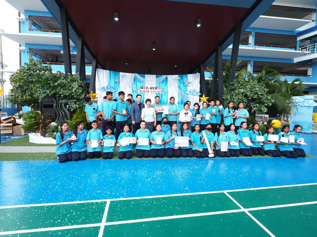 ครอบครัวสุวรรณบุตร เลี้ยงอาหารเด็กนักเรียน เนื่องในวันคล้ายวันเกิด ครบรอบ 63 ปี สส.ยงยุทธ สุวรรณบุตร ครอบครัวสุวรรณบุตร นำโดย ดร.ยงยุทธ สุวรรณบุตร สมาชิกสภาผู้แทนราษฎร เขต 2 สมุทรปราการ สมัยที่ 25 และที่ปรึกษากิตติมศักดิ์นายกเทศมนตรีตำบลแพรกษา พร้อมด้วย นางอรัญญา สุวรรณบุตร นายกเทศมนตรีตำบลแพรกษา นายเมธากุล สุวรรณบุตร กรรมการผู้จัดการ และประธานมูลนิธิแพรกษาเพื่อการศึกษา ได้เดินทางไปเลี้ยงอาหารกลางวันแก่เด็กนักเรียน จำนวนกว่า 4,000 คน เนื่องในโอกาสครบรอบ 63 ปี วันคล้ายวันเกิด ดร.ยงยุทธ สุวรรณบุตร สมาชิกสภาผู้แทนราษฎร เขต 2 สมุทรปราการ สมัยที่ 25 และที่ปรึกษากิตติมศักดิ์นายกเทศมนตรีตำบลแพรกษา โดยได้เลี้ยงอาหารกลางวัน พร้อมทั้งไอศครีม ขนม แก่เด็กนักเรียน ทั้ง โรงเรียนวัดแพรกษา โรงเรียนแพรกษาวิเทศศึกษา (ชั้นประถม) โรงเรียนมัธยมแพรกษาวิเทศศึกษา และศูนย์พัฒนาเด็กเล็ก ระดับเตรียมอนุบาล บ้านเอื้ออาทร 1 บ้านเอื้ออาทร 3 และบ้านเอื้ออาทร 14 ส่วนบรรยากาศที่โรงเรียนมัธยมแพรกษาวิเทศศึกษา ทางผอ.โรงเรียนแพรกษาวิเทศศึกษา พร้อมด้วย คณะครู นักเรียน ได้จัดการแสดงกิจกรรมต่างๆ เพื่อต้อนรับครอบครัวสุวรรณบุตร ในฐานะผู้ก่อตั้งโรงเรียนแพรกษาวิเทศศึกษา สังกัดเทศบาลตำบลแพรกษา โดยมี คณะผู้บริหาร คณะสมาชิกสภาเทศบาล หัวหน้าส่วนราชการ คณะเจ้าหน้าที่ฝ่ายปกครอง กำนัน ผู้ใหญ่บ้าน คณะครู นักเรียน ผู้นำชุมชน ตลอดจนแขกผู้มีเกียรติและพี่น้องประชาชนในเขตพื้นที่จำนวนมากต่างเดินทางมาร่วมแสดงความยินดี พร้อมทั้งมอบกระเช้าดอกไม้ให้กับ ดร.ยงยุทธ สุวรรณบุตร เนื่องในโอกาสครบรอบวันคล้ายวันเกิด และมีพิธีเป่าเค้กและร่วมร้องเพลงHAPPY BIRTHDAYบรรยากาศเต็มไปด้วยความอบอุ่นและรอยยิ้ม ขณะที่นายเมธากุล สุวรรณบุตร ประธานมูลนิธิแพรกษาเพื่อการศึกษา บุตรชายของดร.ยงยุทธ สุวรรณบุตร สมาชิกสภาผู้แทนราษฎร เขต 2 สมุทรปราการ สมัยที่ 25 และที่ปรึกษากิตติมศักดิ์นายกเทศมนตรีตำบลแพรกษา ได้มอบเงินสนับสนุนกิจกรรมของทางโรงเรียนให้แก่นักเรียนที่เป็นตัวแทนของโรงเรียนเตรียมตัวไปแข่งขันระดับประเทศ จำนวน 50,000 บาท เพื่อเป็นขวัญกำลังใจกับเด็กนักเรียนต่อไป