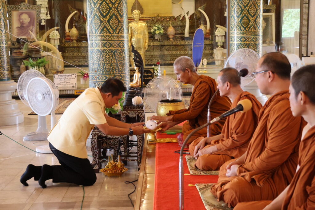 เทศบาลตำบลบางปู จัดโครงการถวายเทียนจำนำพรรษา ประจำปี 2568 วันที่ 9 กรกฎาคม 2566 เวลา 10.30 น. ที่วิหารสุทธิธรรมรังสี วัดอโศการาม ตำบลท้ายบ้าน อำเภอเมือง จังหวัดสมุทรปราการ เทศบาลตำบลบางปู โดยกองการศึกษา จัดโครงการถวายเทียนจำนำพรรษา ประจำปี 2568 โดยมีนายธีรพล ชุนเจริญ นายกเทศมนตรีตำบลบางปู เป็นประธานในพิธี พร้อมด้วย นายเมธัส แปลกพงษ์ศิริ นายเอกลักษณ์ ศรีชมพันธ์ รองนายกเทศมนตรีเทศบาลตำบลบางปู นางศิริพร ยงค์สงวนชัย ภรรยานายกเทศมนตรี ที่ปรึกษากลุ่มพัฒนาสตรีตำบลบางปู ดร.สมเจตน์ ทองเทศ ปลัดเทศบาลตำบลบางปู น.ส.ประภารัตน์ แจ้งสุทิมล ประธานสภาเทศบาล สมาชิกสภาเทศบาล หัวหน้าส่วนราชการ ผู้อำนวยการฝ่ายกองต่างๆ พนักงาน ข้าราชการเทศบาลตำบลบางปู ตลอดจน คณะครู นักเรียน โรงเรียนในสังกัดเทศบาลตำบลบางปู ร่วมถวายเทียนจำนำพรรษา ประจำปี 2568 การถวายเทียนจำนำพรรษา เพื่อเป็นการ สืบทอดประเพณีอันดีงามทางพุทธศาสนา โดยถวายเทียนจำนำพรรษาได้กระทำขึ้นก่อนเทศกาลเข้าพรรษา ถวายแด่พระภิกษุสงฆ์ในพุทธศาสนาทุกปี คือก่อนวันแรม 1 ค่ำ เดือน 8 โดย พุทธศาสนิกชนก็จะพร้อมใจกัน ถวายเทียนจำนำพรรษาแก่วัดในท้องถิ่นของตน เพื่อให้พระสงฆ์จุดบูชาพระรัตนตรัย เป็นเวลา 3 เดือน